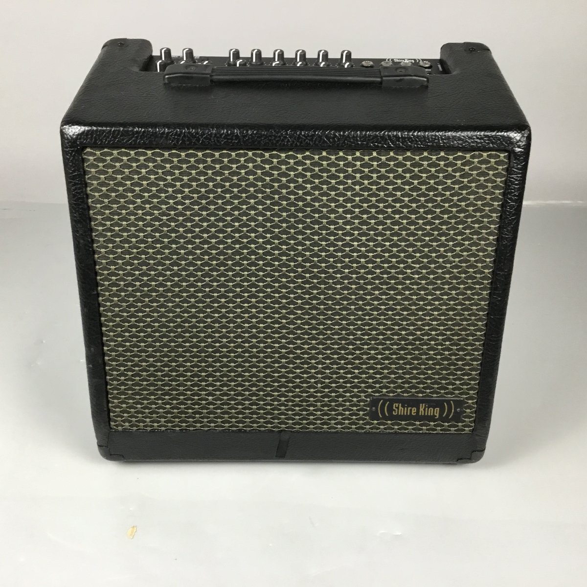 イギリスHEADWAY ELECTRONICS社の120Wアコースティックギター用アンプ【特徴】・ 120W RMS の出力、8Ω10インチのキャストフレームスピーカーとダイアフラム式ツイーターを搭載。・ アコースティックギターの音域に合うように設計された162度スラント型バーチプライウッド製キャビネット（容量24リットル）はLOW C （約65ヘルツ）まで対応。・ 65ヘルツ以下の音域はスピーカー保護のためハイパスフィルターを搭載。・ より暖かい音質といきいきとした倍音を得るため、クラスA 回路のIC とハイインピーダンスインプットのFET を持つ。・ 効きのよいアクティブ5バンドと3バンドのEQ を各チャンネルに搭載、ハイとロー側はカーブを緩やかになるように設計。センターでフラットなセッティング。・ バリアブルQ ノッチフィルターを搭載し不必要なハウリングをカット。・ 高品位アレシス製デジタルエフェクトを搭載、フットペダルによりオン・オフ可能。【商品のコンディション】中古・現品画像・3か月中古保証付属サウンド・機能：問題ありません。キズ・使用感：全体的に傷、汚れがあり、相応の使用感があります。付属品：電源コード※中古商品のため、画像にない細かい傷等がある場合がございます。また、基本機能の動作確認のみで、全機能の詳細な動作確認までは行っておりません。現状でのお渡しとなりますので予めご了承ください。※こちらの商品は現品1点限りでございます。ご注文時、既に売却済となっている可能性がございます。誠に申し訳ございませんが、予めご了承下さい。JANコード：2500001634993