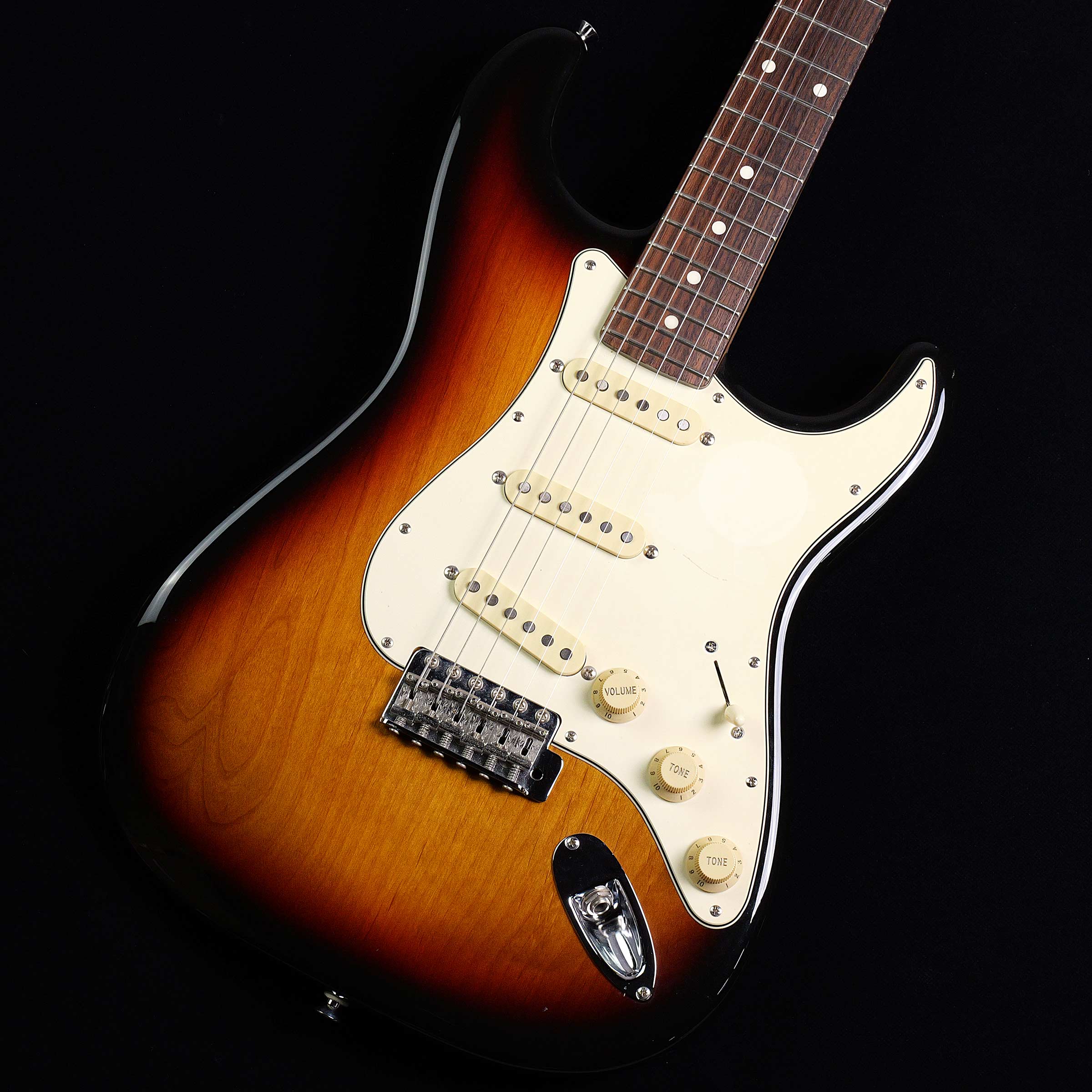 ヴィンテージ・サウンドを基調に、ヘリテイジウッド材やサークル・フレッティング・システムなど独自のこだわりでその深みを追求。【特徴】ヴィンテージ・サウンドを基調に、ヘリテイジウッド材やサークル・フレッティング・システム、オリジナルピックアップなど、独自のこだわりでその深みを追求。ゲインを上げるにつれ、シングルコイル特有のクリーンさの中にも、自然にコンプレッションされた心地良いアタック感が加わります。【商品のコンディション】中古・現品画像ネック状態：ほぼストレート。弦高（12F）：1弦/1.5mm,6弦/2.0mmフレット：6割程度残トラスロット：両方向に余裕あり。サウンド関連：センターピックアップのトーンポットを絞ると音が出なくなる。（原因不明）キズ・使用感：ボディサイドから裏に大き目の塗装欠けがあります。ピックアガードに日焼けが見られます。その他全体的に細かい傷、打痕があります。付属品：ハードケース、アームバー、レンチ※ジャンク価格でのご案内のため、メンテナンスなしの現状でのお届けとなります。ジャンク品とは、通常使用に問題、不具合があり、メンテナンスやクリーニングを施していない商品でございます。保証はなく、現状でのお届けとなります。パーツ取り、ご自身修理、カスタム用にご検討ください。ご購入後の商品の状態に関わらず、ご返品・ご返金、保証 および交換対応等はお受け出来ません。【詳細情報】ボディ トップ：アルダー 2Pネック：ヘリテイジウッドハードメイプル 1P (Shape:U)フィンガーボード：ローズウッド/250mmRフレット：C.F.S.22F/SBB-213 (W:2.7mm、H:1.0mm)スケール：648mmネック ジョイント：ボルトオン (ヒール カット ジョイント)ペグ：GOTOH SD91-05Mナット：牛骨 (Width:42mm)フロントピックアップ：HISTORY RVS-2/fミドルピックアップ：HISTORY RVS-2/mリアピックアップ：HISTORY RVS-2/rコントロール：1Vol (CTS),2Tone (Front/Mid&Rear) (CTS),5Way Lever SW (CRL)アウトプットジャック：Switchcraftブリッジ：GOTOH GE101TS/Steel Block (Steel Saddle)カラー3トーン サンバースト (3TS)重量：3.6kgハードケース付属JANコード：4514812079421