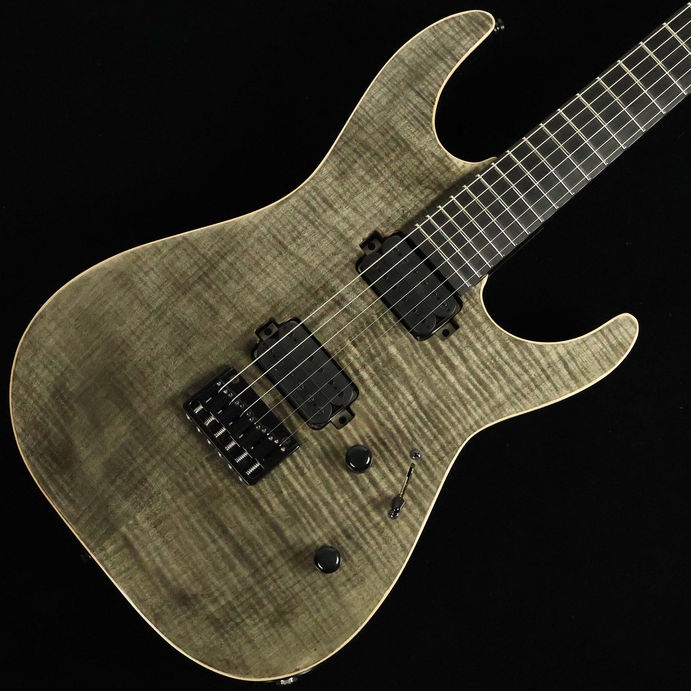 木の鳴りを活かした極薄塗装で仕上げられたE-M-II CTM【特徴】1980年代にリリースされ主にHR/HM系ギタリストから絶大なる支持を得た名器「MIRAGE」のスピリットを受け継いだM-II Series。HORIZONと並んでESPを代表するその人気シリーズの仕様を踏襲しつつ現代のミュージックシーンを見据えた改良を加え、更にコストパフォーマンスも追求したEdwardsの「E-M-II Series」。ボディトップには杢目が映えるフレイムメイプルを採用。木材の鳴りを活かした極薄のトップラッカー塗装によって、木肌の質感を残した独特な仕上がりとなっています。ピックアップはESPカスタムラボのH-3を搭載。ボディにダイレクトマウントすることでタイトなトーンを生み出しており、芯のある中低域がグッと前に出てくる存在感のあるサウンドが特徴となっています。【杢目マニア花井のイチオシポイント！】杢目が際立つフレイムメイプルをボディトップに採用。エボニーの指板にはインレイが施されておらず、これによりトップ材の美しさがより一層際立つ仕様になっています。硬質なアッシュ材のボディにハイゲインタイプのオリジナルピックアップをダイレクトマウント。ブリッジもフィックスドを採用することでディープな歪みでもアンサンブルに埋もれることのない引き締まったサウンドが得られています。ハイポジションでの演奏性を追求したネックジョイント方式によってソロプレイにおけるストレスも軽減。「テクニカル」を追求するHR/HM系ギタリストには特にオススメしたい魅力的なモデルとなっています。この商品についての詳しいお問い合わせは TEL：0570-020-025 または「お問い合わせフォーム」よりお願いします。 【花井's Profile】長野県松本市出身。三度のメシより杢（もく）が好き、自他ともに認める杢目マニア。14年間勤務していた松本店では「ギター生産量日本一」の環境を活かし地元のメーカーや工房とコラボレーションしたショップオーダーモデルなどを多数企画。ギターの製作現場にて数々の職人とミーティングを重ね木材の知識やカスタムオーダーのノウハウを蓄積。これまで培った知識と経験を活かし、彼自身がセレクト〜撮影までおこなったギターをオンラインストアに掲載中。その魅力を全国のギターファンに伝えている。【詳細情報】BODY TOP ： Flamed Maple Veneer w/Hard Maple BindingBODY BACK ： AshNECK ： Hard Maple 3PFINGERBOARD ： Ebony（24Frets）RADIUS ： 400RSCALE ： 648mmNUT ： Duracon (42mm)CONSTRUCTION ： Bolt-on (CD cut)TUNER ： GOTOH SG360-07R MG-TBRIDGE ： ESP Custom Lab Fixed w/Strings-thru-bodyNECK PICKUP ： ESP Custom Lab CL-P-H-3nBRIDGE PICKUP ： ESP Custom Lab CL-P-H-3bPARTS COLOR ： BlackCONTROLS ： Master Vol、Master Tone、3 WAY PU SelectorCASE ： Gig BagWEIGHT ： 3.58kgJANコード：4515303285352【mtmt_hni】【kw_HRHM_EG】