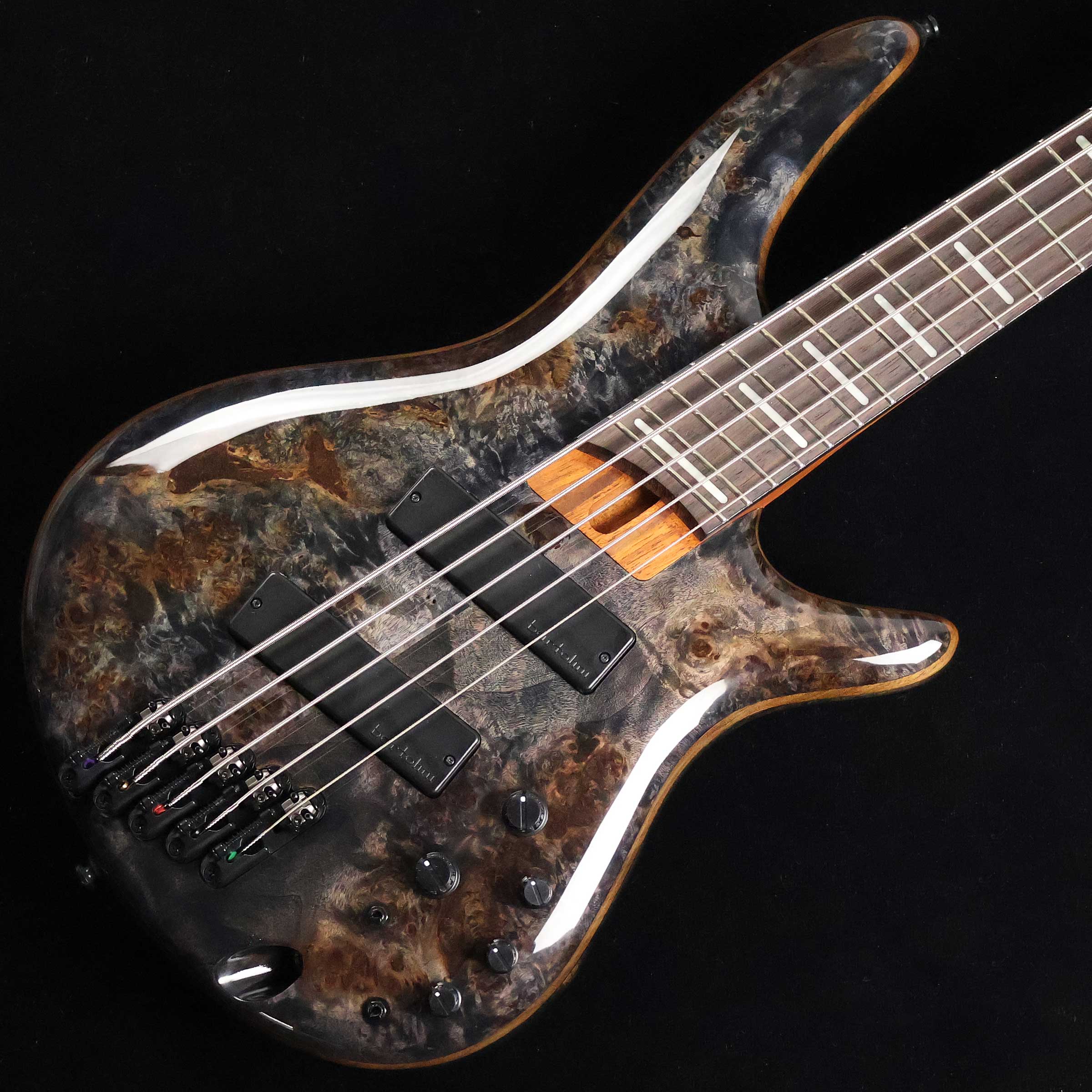 ボディトップにポプラ・バール材を採用したマルチスケール5弦仕様のSR【特徴】多くのベーシストから絶大なる支持を得ているIbanezの定番人気モデルSRシリーズに、マルチスケールを採用した多弦モデルが登場しました。ボディトップには個性的な杢目を持ったバール・ポプラを採用。ボディバックはマホガニーに似た特性を持つオコウメ。弾きやすさ抜群のスリムシェイプのネックは硬質なウォルナットとジャトバをラミネートした5ピース構造となっており強度もしっかりと確保されています。SRの大きな特徴であるアーチド・ボディ・シェイプは抱えた際の身体との一体感も優れており長時間の演奏でもストレスを感じさせません。ピックアップはバルトリーニのBH2を搭載。レンジが広く耐ノイズ性にも優れており、3バンドEQによって積極的なサウンドメイクが可能になっています。【杢目マニア花井のイチオシポイント！】幅広いジャンルに対応できるマルチ・スケールを採用したSRシリーズの5弦モデル。ボディトップにはバール・ポプラが採用されており野性味あふれる迫力のルックスに仕上がっています。ネックは強度に優れた硬質なウォルナット材とジャトバ材による5ピース構造。5弦ゆえにどうしても幅は広くなりますが、シェイプがスリムになっているため多弦ベースが初めての方でも比較的違和感を抱くことなくお使い頂けるかと思います。これまでにも数多くの多弦ベースをリリースしてきたIbanezならではのアイデアとノウハウが随所に詰め込まれた、魅力的な限定モデルとなっています。jこの商品についての詳しいお問い合わせは TEL：0570-020-025 または「お問い合わせフォーム」よりお願いします。 【花井's Profile】長野県松本市出身。三度のメシより杢（もく）が好き、自他ともに認める杢目マニア。14年間勤務していた松本店では「ギター生産量日本一」の環境を活かし地元のメーカーや工房とコラボレーションしたショップオーダーモデルなどを多数企画。ギターの製作現場にて数々の職人とミーティングを重ね木材の知識やカスタムオーダーのノウハウを蓄積。これまで培った知識と経験を活かし、彼自身がセレクト〜撮影までおこなったギターをオンラインストアに掲載中。その魅力を全国のギターファンに伝えている。【詳細情報】BODY TOP ： Poplar BurlBODY ： OkoumeNECK ： Jatoba / Walnut（5pc）FRETBOARD ： Bound Panga PangaFRET ： MediumBRIDGE ： MR5S Bridge（16.5mm String Spacing）NECK PICKUP ： Baltolini BH2BRIDGE PICKUP ： Baltolini BH2EQUALIZER ： Ibanez Custom Electronics 3Band EQ（Passive/Active）　　　　　　　 3 way Mid Frequency swSTRING GAUGE ： .045、.065、.080、.100、.130　　　　　　　　　（D'Addario EXL170-5SL）SCALE ： 34.0"〜35.5"CASE ： Soft CaseWEIGHT ： 4.08kgJANコード：4549763065490【mtmt_hni】