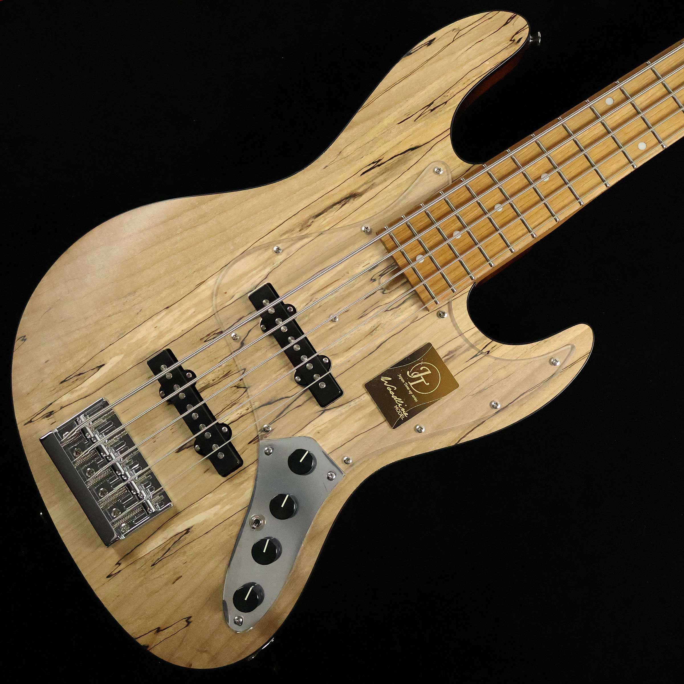 個性的な杢目を持ったスポルテッドメイプルを採用したJTシリーズ 5弦仕様【特徴】海外で生産された後、長野県松本市にあるディバイザーの専門部署で経験豊富な職人の手によって1本1本丁寧に調整が施されているJTシリーズ。「ご購入頂いたその日から音楽ライフを支えられるように」と拘りを持ってセットアップされています。同モデルの最大の特徴はボディトップ。カビや細菌などの自然の力によって独特の模様が現れており同じものが2本と存在しない、まさに「1本モノ」です。この個性的な木材の魅力を最大限に引き出すべく、塗装はツヤを抑えたマット仕上げを採用。サラッとした質感で木材の風合いをダイレクトに感じ取る事ができます。Handmadeシリーズで人気のWOODLINEを継承した小振りなディンキーシェイプのボディは、抱えた際の安定感も抜群で優れた演奏性を実現。トラディショナルなスタイルを基調としながら随所にBacchusならではのプレイヤー目線のアイデアが詰め込まれた扱いやすいモデルとなっています。【杢目マニア花井のイチオシポイント！】JTシリーズにおける最大の特徴は、国内の工場で熟練の職人によって行われる最終セットアップ。長年の製作現場から得られた豊富な知識とノウハウを惜しみなく注ぎ込み、演奏性に直接関わる部分が丁寧にセットアップされています。こちらのモデルはボディトップにスポルテッドメイプルを採用した5弦モデル。自然の力が成し得る唯一無二の存在感が同モデルの最大の魅力です。塗装は木材の質感が感じられるツヤなしのオープンポア仕上げ。一般的なグロスフィニッシュに比べて塗膜が薄いため、よりダイレクトに弦の振動をボディに伝達してくれます。この商品についての詳しいお問い合わせは TEL：0570-020-025 または「お問い合わせフォーム」よりお願いします。 【花井's Profile】長野県松本市出身。三度のメシより杢（もく）が好き、自他ともに認める杢目マニア。14年間勤務していた松本店では「ギター生産量日本一」の環境を活かし地元のメーカーや工房とコラボレーションしたショップオーダーモデルなどを多数企画。ギターの製作現場にて数々の職人とミーティングを重ね木材の知識やカスタムオーダーのノウハウを蓄積。これまで培った知識と経験を活かし、彼自身がセレクト〜撮影までおこなったギターをオンラインストアに掲載中。その魅力を全国のギターファンに伝えている。【詳細情報】BODY TOP ： Spalted MapleBODY ： NyatoNECK ： Roasted MapleFINGERBOARD ： Roasted MapleNUT ： PPSBRIDGE ： JB Bridge（Brass Saddle）TUNER ： Open GearPICKUPS ： Bacchus Original JB SetPREAMP ： Bacchus BBP2CONTROL ： 1Vol、1Bal、Treble、Bass、Preamp on/off SWSCALE ： 34inchFINGERBOARD　RADIUS ： 400RWIDTH at NUT ： 45.0mmFINISH ： Open-poreSTRINGS ： D'addario XL-165-5CASE ： GigBagWEIGHT ： 4.32kgJANコード：4571470401964【mtmt_hni】【dev_soy2021_kw】【バッカス】