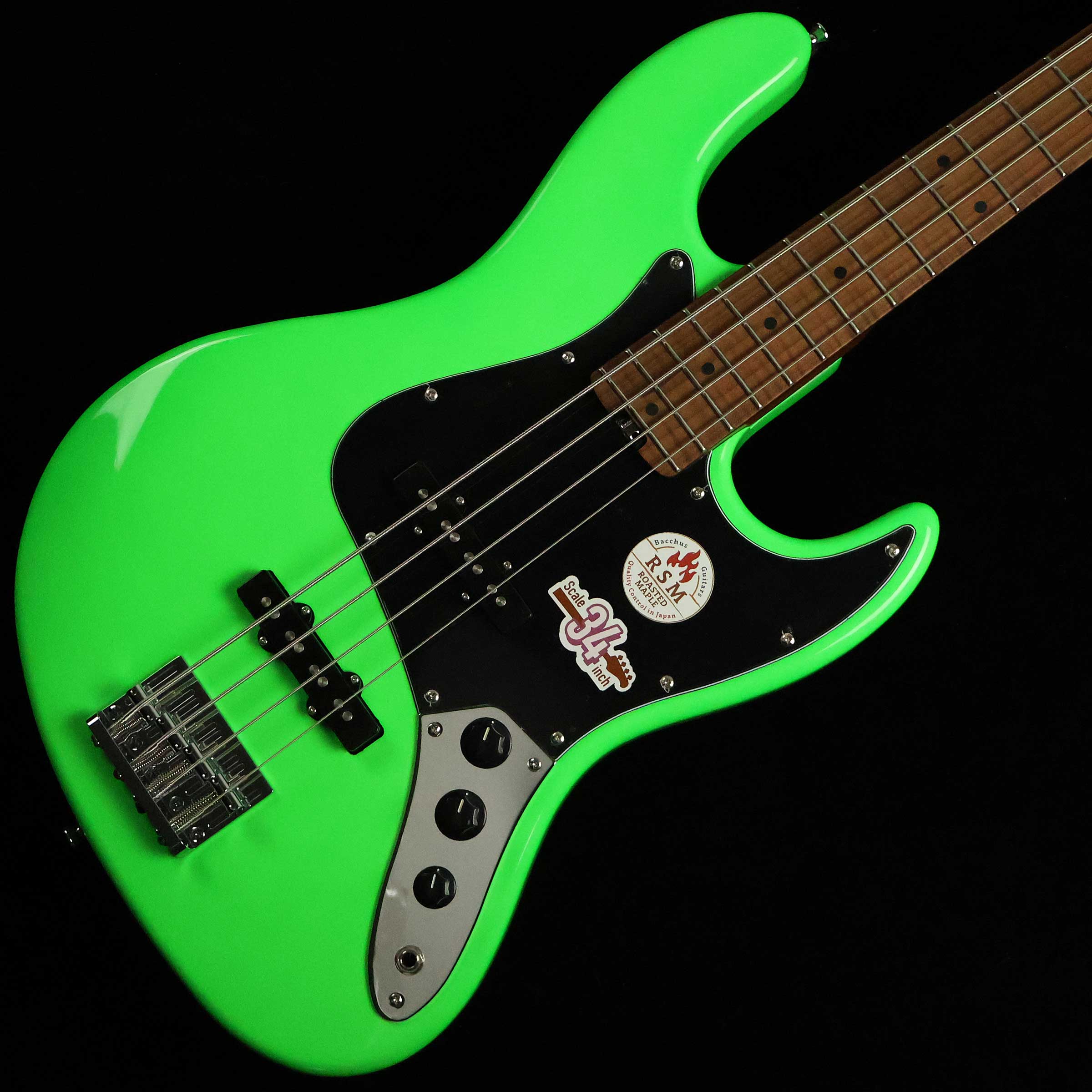 トラディショナルなスタイルの定番人気モデル【特徴】日本のマスタービルダーが技術指導を行い生産体制を整えた海外の自社工場で製作されるGLOBAL Series。お求めやすい価格を実現しながらも演奏性やサウンドには一切妥協する事なく丁寧に組み上げられており、幅広いプレイヤーにオススメできる人気のシリーズです。【商品のコンディション】製造時の仕上げ作業に伴う「表面的な拭き傷」などが見られる場合がございますが、サウンドや演奏性には影響がないと判断されメーカーの検品基準をクリアした「新品未展示品」です。【杢目マニア花井のイチオシポイント！】小振りで抱えやすくスタイリッシュなデザインのボディシェイプで抜群の演奏性を誇る「WL4-STD/RSM」。トラディショナルなジャズベーススタイルが基調となっており、ジャンルやプレイスタイルを問わずフレキシブルに対応できる1本に仕上がっています。この商品についての詳しいお問い合わせは TEL：0570-020-025 または「お問い合わせフォーム」よりお願いします。 【花井's Profile】長野県松本市出身。三度のメシより杢（もく）が好き、自他ともに認める杢目マニア。14年間勤務していた松本店では「ギター生産量日本一」の環境を活かし地元のメーカーや工房とコラボレーションしたショップオーダーモデルなどを多数企画。ギターの製作現場にて数々の職人とミーティングを重ね木材の知識やカスタムオーダーのノウハウを蓄積。これまで培った知識と経験を活かし、彼自身がセレクト〜撮影までおこなったギターをオンラインストアに掲載中。その魅力を全国のギターファンに伝えている。【詳細情報】BODY ： NyatohNECK ： Roasted MapleFINGERBOARD ： Roasted Maple（310R）NUT ： Graphtech TUSQ XLBRIDGE ： JB Bridge（Brass Saddle）TUNER ： Open Gear TypePICKUPS ： Bacchus Original JB SetCONTROL ： 2Vol、1Tone（Pull Turbo SW）SCALE ： 34inch（864mm）WIDTH at NUT ： 38.0mmCASE ： GigBagWEIGHT ： 4.76kgJANコード：4571470403777【mtmt_hni】【dev_soy2021_kw】【bucchus_rsm_2022】