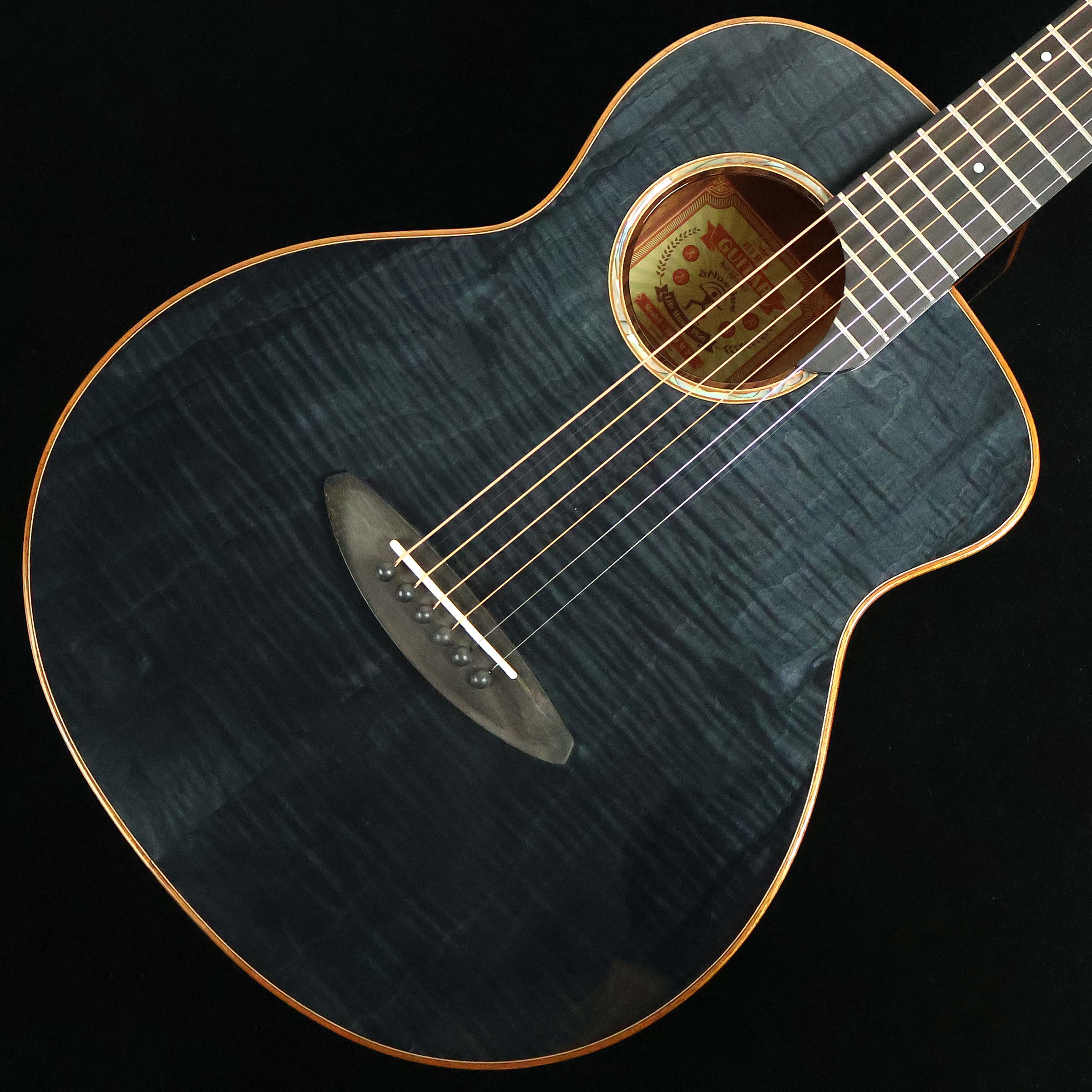 独自のコンセプトを持った個性派アコースティックギター【特徴】個性的なデザインと独創的な設計で近年人気の高まりを見せている台湾発祥のブランド「aNueNue(アヌエヌエ)」。こちらの「aNN-M77」は小ぶりなトラベルサイズのアコースティックギターです。ボディトップには杢目の美しいメイプルを、サイド&バックにはギターの定番材であるマホガニーを採用。独自の設計により、コンパクトながらもサイズを超えた豊かな鳴りを実現しています。【杢目マニア花井のイチオシポイント！】左右非対称の個性的なルックスが目を引くアヌエヌエのトラベルシリーズ。こちらは当店で扱っているアヌエヌエ製品の中でもダントツ人気のモデル。ボディトップの鮮やかな杢目が際立つ個性溢れる仕上がりとなっています。扱いやすいコンパクトなサイズながら、それを感じさせない豊かな鳴りが特徴。これからギターを始める初心者の方は勿論のこと「鳴りの良いサブギター」をお探しのギタリストにもオススメですよ。当店では常時複数本ストックしていますので、杢目の雰囲気などを比較しながらお好みの1本をお探し下さい。なおピックアップ付きの「M77E」もございますので、そちらも併せてご検討下さい。この商品についての詳しいお問い合わせは TEL：0570-020-025 または「お問い合わせフォーム」よりお願いします。 【花井's Profile】長野県松本市出身。三度のメシより杢（もく）が好き、自他ともに認める杢目マニア。14年間勤務していた松本店では「ギター生産量日本一」の環境を活かし地元のメーカーや工房とコラボレーションしたショップオーダーモデルなどを多数企画。ギターの製作現場にて数々の職人とミーティングを重ね木材の知識やカスタムオーダーのノウハウを蓄積。これまで培った知識と経験を活かし、彼自身がセレクト〜撮影までおこなったギターをオンラインストアに掲載中。その魅力を全国のギターファンに伝えている。【詳細情報】ボディトップ ： FFWパネル ブラックディップタイガーメイプル+レッドパインボディサイド ： マホガニーボディバック ： マホガニーネック ： マホガニー指板 ： エボニーナット ： 牛骨ブリッジ ： エボニーナット幅 ： 44mmペグ ： ギヤ式スケール ： 610mmケース ： ギグバッグ弦 ： D'Addario EXP16（.012-.053）ピックアップ ： なしJANコード：4711099221318【mtmt_hni】【アヌエヌエ】