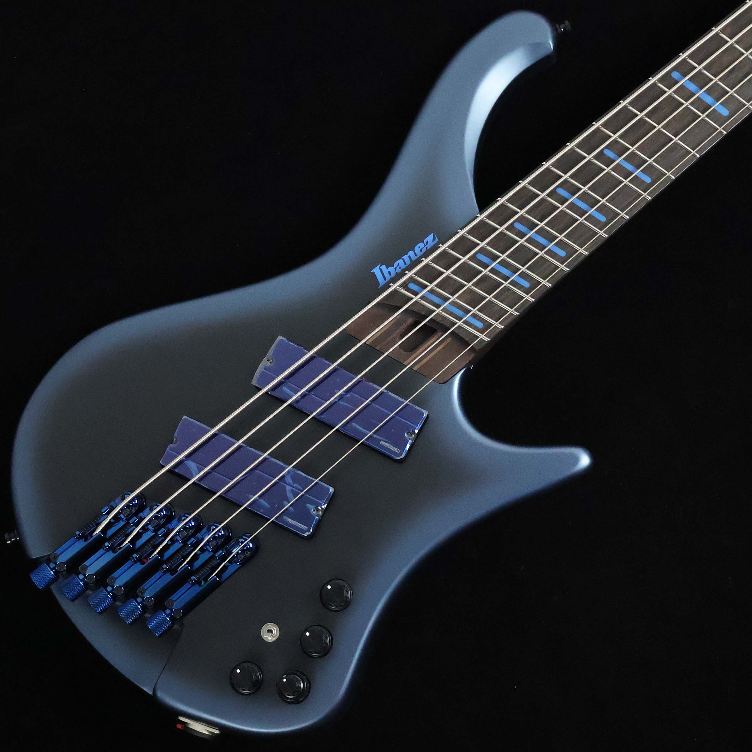 持ち運びやすさと演奏のしやすさを兼ね備えた「EHBシリーズ」のスポット生産モデル【特徴】ヘッドレスベースの最大の利点である「持ち運びやすさ」に加えて「演奏のしやすさ」を兼ね備えつつエレキベースにとって最も重要である「重厚なサウンド」に拘って開発された「EHBシリーズ」。抱えた時のバランスを考慮し人間工学に基づいて設計されたオリジナルデザインのボディは、肘が当たる部分に傾斜が付けられ、ボディバックには低音弦側に向かって薄くなるよう大胆なカットが施されており、立奏・座奏を問わず身体にしっかりとフィットして抜群の演奏性を実現しています。チェンバー加工による「軽量化」と「鳴りの良さ」も大きなポイントです。ピックアップは3種類のサウンドによるマルチ・ボイスとダイナミックレンジの広さが特徴のFishman Fluenceを搭載。3バンドEQやシングル・コイル・モードなどにより、多彩なサウンドメイクを可能にしています。【商品のコンディション】付属のフィンガーランプは両面テープでボディに貼り付けるタイプですが、接着したフィンガーランプを剥がす際にボディの塗装を傷める場合がございますので、お客様の責任において十分配慮した上で取り付けを行って下さい。【杢目マニア花井のイチオシポイント！】軽量&コンパクト、更に人間工学に基づいた設計によって抜群の演奏性を誇るEHBシリーズのスポット生産モデル。ブラックとブルーで統一されたボディがレギュラーモデルにはない特別感をより一層際立たせています。ピックアップはFishman製を搭載。ボイスセレクトやシングル・コイル・モードを駆使する事で積極的なサウンドメイクが可能。ジャンルやプレイスタイルを問わずフレキシブルに対応可能な使い勝手の良いモデルに仕上がっています。この商品についての詳しいお問い合わせは TEL：0570-020-025 または「お問い合わせフォーム」よりお願いします。 【花井's Profile】長野県松本市出身。三度のメシより杢（もく）が好き、自他ともに認める杢目マニア。14年間勤務していた松本店では「ギター生産量日本一」の環境を活かし地元のメーカーや工房とコラボレーションしたショップオーダーモデルなどを多数企画。ギターの製作現場にて数々の職人とミーティングを重ね木材の知識やカスタムオーダーのノウハウを蓄積。これまで培った知識と経験を活かし、彼自身がセレクト〜撮影までおこなったギターをオンラインストアに掲載中。その魅力を全国のギターファンに伝えている。【詳細情報】BODY ： American Basswood（Chamberd）NECK ： EHB5 9pc Panga Panga/Walnut（Graphite Reinforcement Rods）FRETBOARD ： Panga PangaFRET ： Medium Stainless SteelBRIDGE ： MR5HS（18mm String Spacing）NECK PICKUP ： Fishman FluenceBRIDGE PICKUP ： Fishman FluenceEQUALIZER ： Fishman 3-Band EQ w/Single Mode SW、3Way Voice Select SWMACHINE HEAD ： Ibanez Custom HeadpiecesHARDWARE COLOR ： Black & Metallic BlueSTRING GAUGE ： .045、.065、.080、.100、130（D'Addario EXL170-5SL）WEIGHT ： 3.29kg※フィンガーランプ付属JANコード：4549763356567【mtmt_hni】