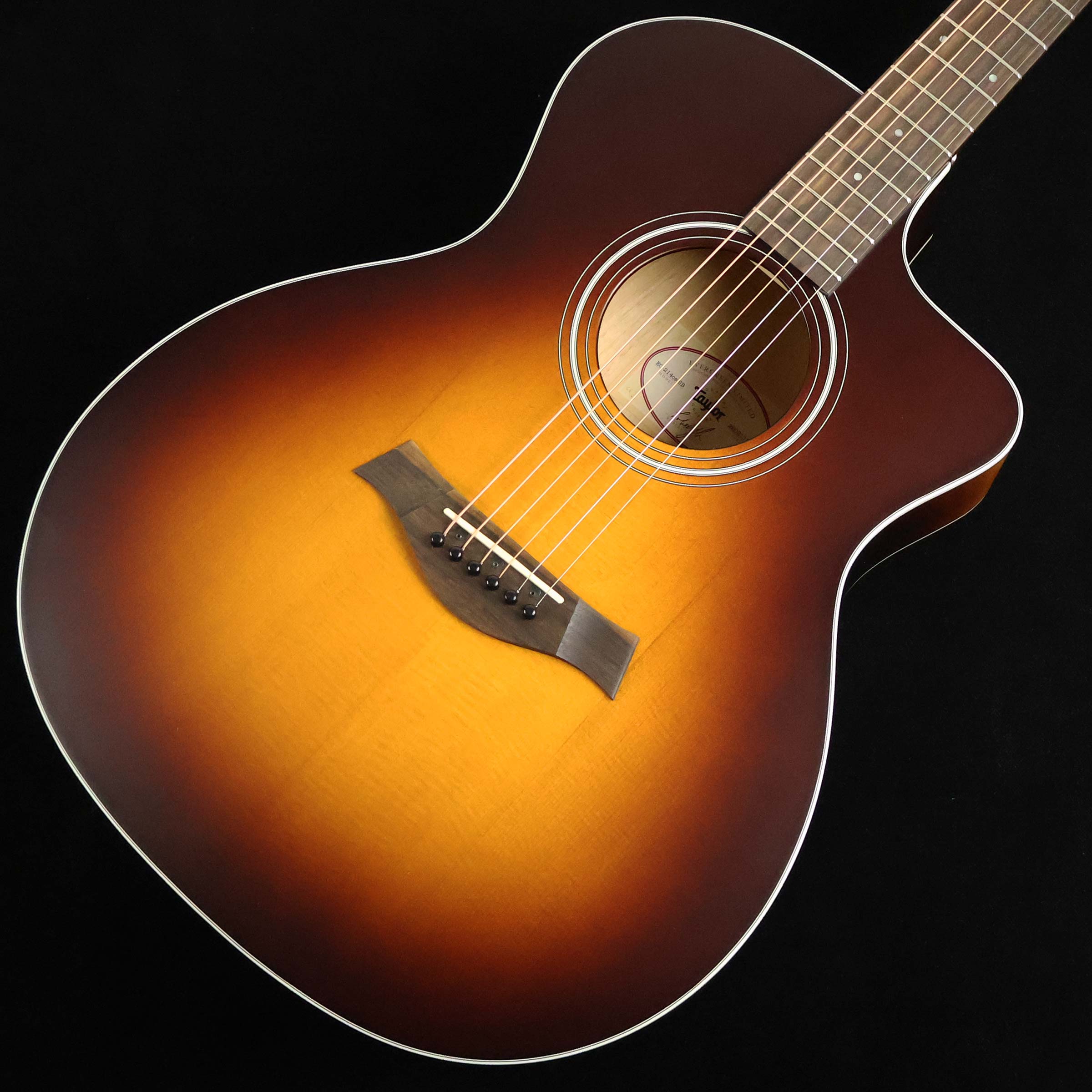 島村楽器とTaylor Guitarsの共同開発によるコラボレーションモデル第二弾【数量限定特価 通常価格￥271,700】【特徴】アメリカでトップクラスのシェアを誇る「テイラー」。製造工程において施工が難しい精巧な加工はコンピューターによって緻密に制御しつつ随所でクラフツマンによる手作業を取り入れながら丁寧に組み上げられていきます。アコースティックギターとしては革新的なボルトオン構造のネックは高い精度と優れたメンテナンス性を実現。テイラーを手にしたギタリストが口々に言う「弾きやすさ」に大きく影響を及ぼすネックシェイプもコンピューター制御によって安定したクオリティで製造されています。こちらは島村楽器とTaylorの共同開発によるコラボレーションモデル。カリフォルニア州の街路樹を再利用したFigured Urban Ashを用いサステナブルな素材ならではのサウンドと上質な外観を実現しています。※画像はサンプルです。木目などの外観には個体差がございます。【詳細情報】TOP：Figured Urban AshBACK：Torrefied Sitka topSIDE：Torrefied Sitka topNECK：Hard Rock MapleFRETBOARD：Smoked EucalyptusBRIDGE ： Smoked EucalyptusBODY FINISH：Satin Body／Satin NeckTUNERS：Taylor NickelPICKUP ： Expression System 2（ES2）CASE：Taylor Aerocase※トラスロッド調整用レンチは別売りです。品番：82002 TR Wrench.UnivJANコード：0887766136712