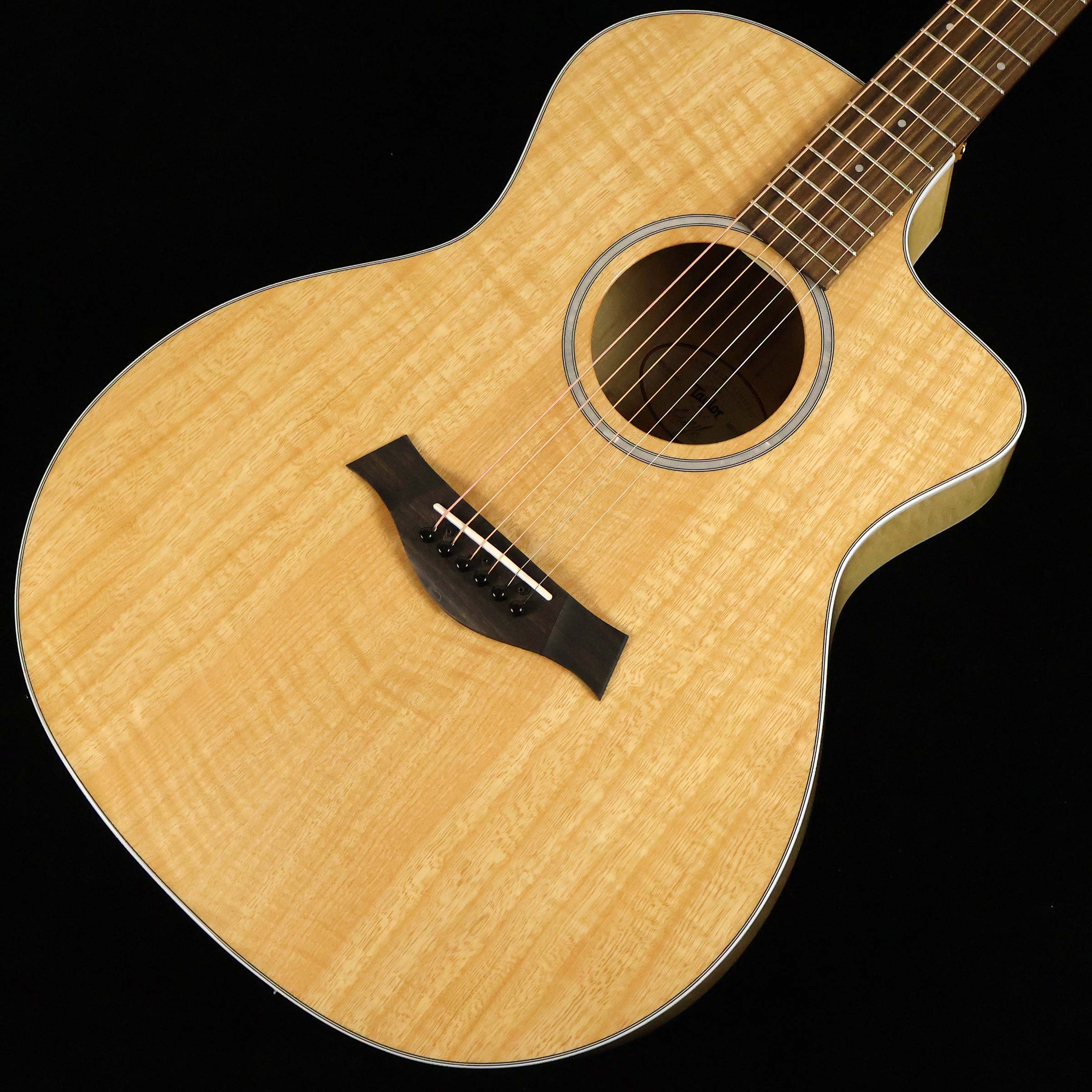 島村楽器とTaylor Guitarsの共同開発によるコラボレーションモデル第二弾【数量限定特価 通常価格￥271,700】【特徴】アメリカでトップクラスのシェアを誇る「テイラー」。製造工程において施工が難しい精巧な加工はコンピューターによって緻密に制御しつつ随所でクラフツマンによる手作業を取り入れながら丁寧に組み上げられていきます。アコースティックギターとしては革新的なボルトオン構造のネックは高い精度と優れたメンテナンス性を実現。テイラーを手にしたギタリストが口々に言う「弾きやすさ」に大きく影響を及ぼすネックシェイプもコンピューター制御によって安定したクオリティで製造されています。こちらは島村楽器とTaylorの共同開発によるコラボレーションモデル。カリフォルニア州の街路樹を再利用したFigured Urban Ashを用いサステナブルな素材ならではのサウンドと上質な外観を実現しています。【詳細情報】TOP：Figured Urban AshBACK：Torrefied Sitka topSIDE：Torrefied Sitka topNECK：Hard Rock MapleFRETBOARD：Smoked EucalyptusBRIDGE ： Smoked EucalyptusBODY FINISH：Gloss Body／Satin NeckTUNERS：Taylor GoldPICKUP ： Expression System 2（ES2）CASE：Taylor Aerocase※トラスロッド調整用レンチは別売りです。品番：82002 TR Wrench.UnivJANコード：0887766136729