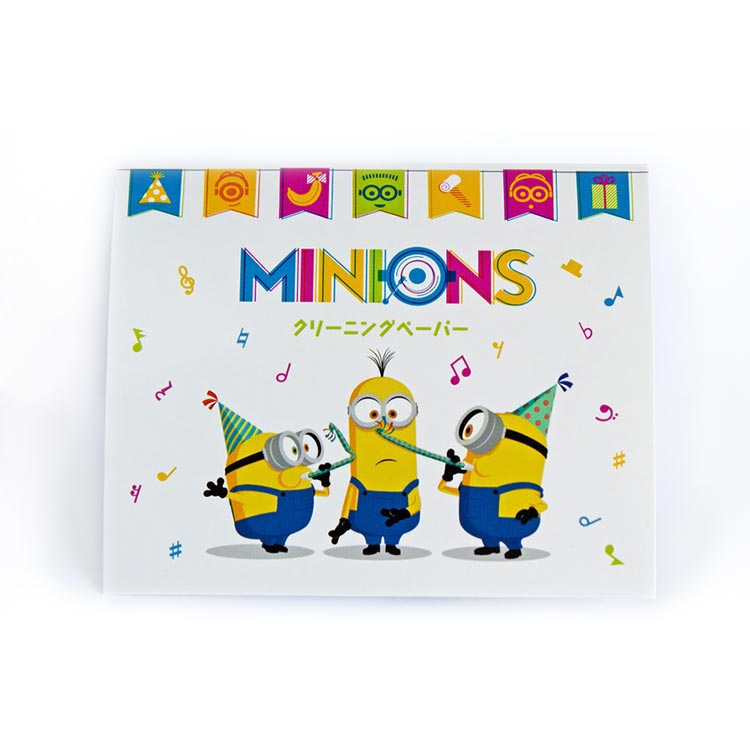 世界的人気キャラクター「ミニオン」のクリーニングペーパーが登場！【特徴】いたずら好きでお茶目な世界的人気キャラクター「ミニオン」のクリーニングペーパーが登場です！ミニオン達が集まって、ワクワクドキドキなパーティーの始まり！カラフルな音符をあしらったデザインです。ペーパーには、日本三大和紙のひとつ、岐阜県の美濃和紙を使用。タンポやトーンホールの水分や汚れを拭き取ってベタつきを解消します。【使用方法】クリーニングペーパーを1枚取り出し、タンポとトーンホールの間に挟み、キイを軽くおさえて水分を拭き取ってください。場所を変えて、数回繰り返します。※あぶらとり紙としてもお使いいただけます。【詳細情報】・デザイン：MNCP-2 ホワイト（ミニオンズ）・70枚入・64mm x 102mm・MADE IN JAPANJANコード：4560287460578【minion_wa_kw】