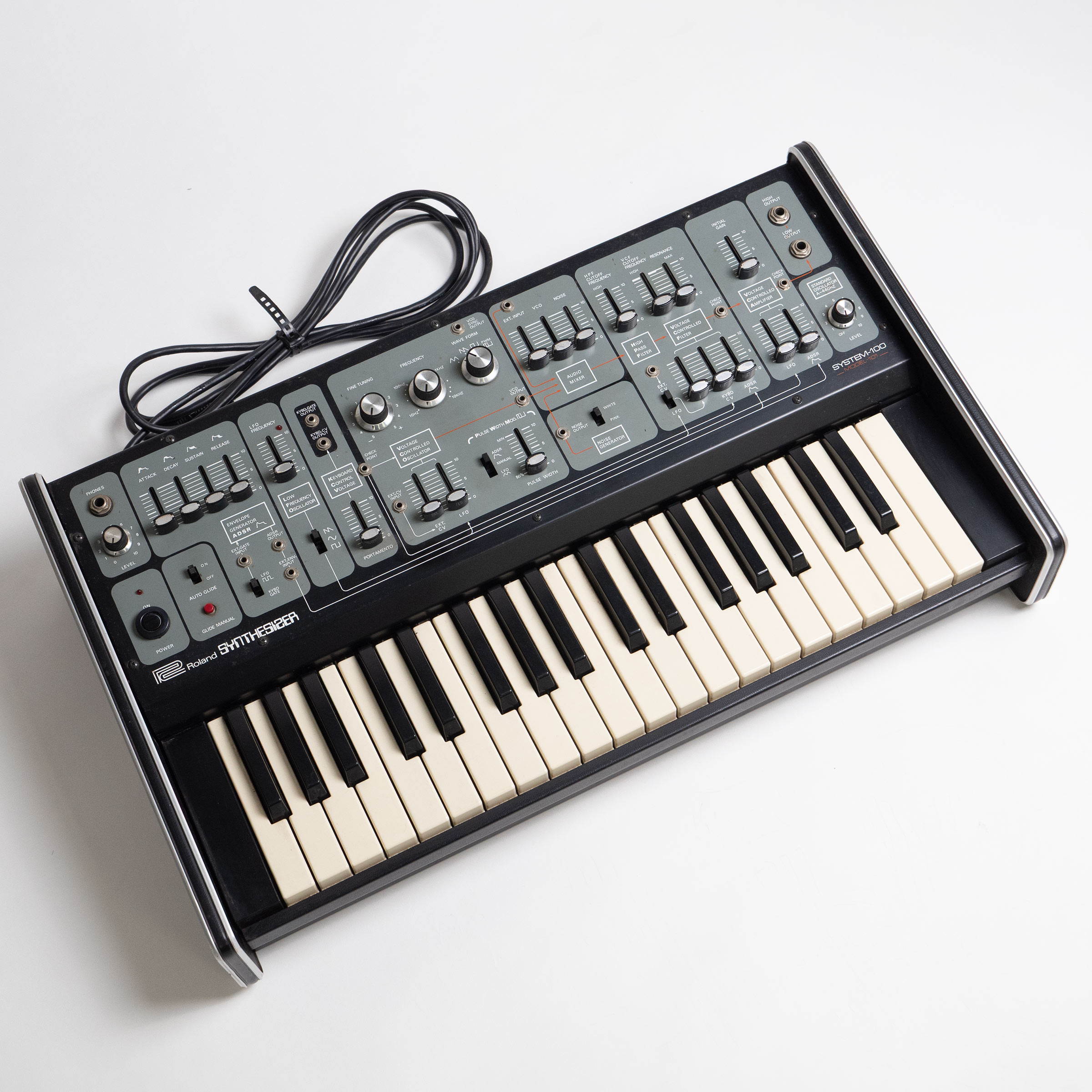 1975年発売のセミモジュラー・シンセサイザー【特徴】1975年発売のセミモジュラー・モノシンセ。拡張モジュール「Model102」、ミキサーモジュールの「Model103」などが販売されていたRoland SYSTEM100の核となるシンセサイザーモジュール「Model101」です。1VCA、1VCF、1LFO、1ADSRエンベロープのかなりシンプルなシンセサイザーです。VCA：ノコギリ波、パルス波（PWM可能）、矩形波。（ノイズジェネレータが別で搭載）VCF：ローパス・フィルター、ハイパス・フィルターLFO：サイン波、矩形波、ノコギリ波入荷当初はいくつか故障箇所がございましたが、専門業者にて修理済み。一通り問題無く動作する状態でございます。【商品のコンディション】中古・現品画像一通り問題なく動作する状態ではございますが、全体的に経年相応の傷、汚れ、鍵盤の焼けがあるほか、筐体の一部はクリーニングのできない箇所がございますためホコリ、汚れが等が残っています。ご了承いただきますようお願いいいたします。付属品：なし（電源ケーブル一体型）【修理内容】・VCF Cutoffコントロール動作不良 →該当IC交換・オシレーター →A=440Hzチューニング・スイッチ、ノブ、スライダー、各ジャック、鍵盤接点のクリーニング※中古商品のため、画像にない細かい傷等がある場合がございます。※こちらの商品は現品1点限りでございます。ご注文時、既に売却済となっている可能性がございます。誠に申し訳ございませんが、予めご了承下さい。JANコード：0151000777338