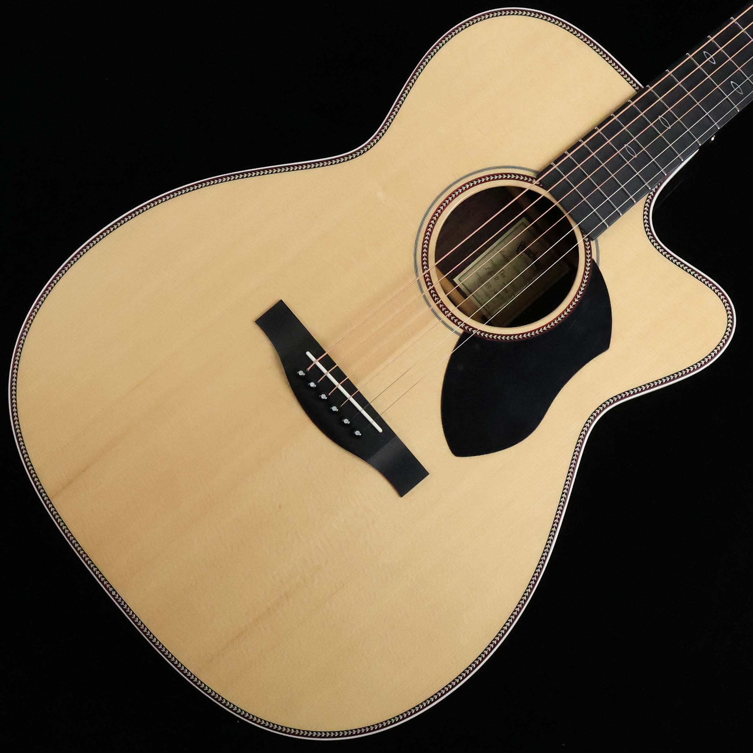 500シリーズの伝統を受け継ぎ生まれた新たなHeadway "The Five"【特徴】531、523などの品番に代表されるロングセラーモデルを生み出しHeadwayの定番として長年親しまれてきた500シリーズのブレーシングパターンなどの基本構造はそのままに、現代のプレイヤーにとっての弾きやすさを追求したリニューアルモデルが誕生。最大の変更点はナット幅。従来の43mmから43.5mmに変更することで、握り込んだ際のグリップはだけでなくフィンガースタイルのプレイヤーにも最適な演奏性を実現。デザイン面では500シリーズの持つ特徴をより現代的に発展させ、新しくデザインされたピックガードとヘッドのイーグルインレイを採用。指板のポジションマークには、マスタービルダーの百瀬恭夫氏が愛用していた特徴的な形状を取り入れています。【杢目マニア花井のイチオシポイント！】Headwayを象徴する「500シリーズ」のリニューアルモデルが誕生しました。従来モデルの基本スペックは継承しつつ、演奏性に関わる部分ではナット幅を変更。わずか0.5mmではありますが明らかに違いが感じ取れる仕上がりになっており、やや太めとはいえ決して太すぎるといった感はなく、安定したフィンガリングに貢献してくれている印象です。デザイン面ではピックガードやヘッドロゴが一新され、より一層個性の際立つモデルとして存在感をアピールしています。この商品についての詳しいお問い合わせは TEL：0570-020-025 または「お問い合わせフォーム」よりお願いします。 【花井's Profile】長野県松本市出身。三度のメシより杢（もく）が好き、自他ともに認める杢目マニア。14年間勤務していた松本店では「ギター生産量日本一」の環境を活かし地元のメーカーや工房とコラボレーションしたショップオーダーモデルなどを多数企画。ギターの製作現場にて数々の職人とミーティングを重ね木材の知識やカスタムオーダーのノウハウを蓄積。これまで培った知識と経験を活かし、彼自身がセレクト〜撮影までおこなったギターをオンラインストアに掲載中。その魅力を全国のギターファンに伝えている。【詳細情報】BODY TOP ： Sitka SpruceBODY SIDE ： Indian RosewoodBODY BACK ： Indian RosewoodNECK ： African MahoganyFINGERBOARD ： RichliteNUT ： BoneSADDLE ： BoneBRIDGE ： RichliteMACHINEHEADS ： GOTOH SG301 AB01 GGFRET ： HHF-AG2SSCALE ： 645mmWIDTH at NUT ： 43.5mmBRACING ： 34 Semi-Forward-Shifted、Scalloped BracingFINISH ： Thin UrethaneSTRINGS ： Elixir NANOWEB Light (.012-.053)CASE ： Hard CaseJANコード：4571470406556【mtmt_hni】【dev_soy2021_kw】【ODGS2022】【ODGS2022】