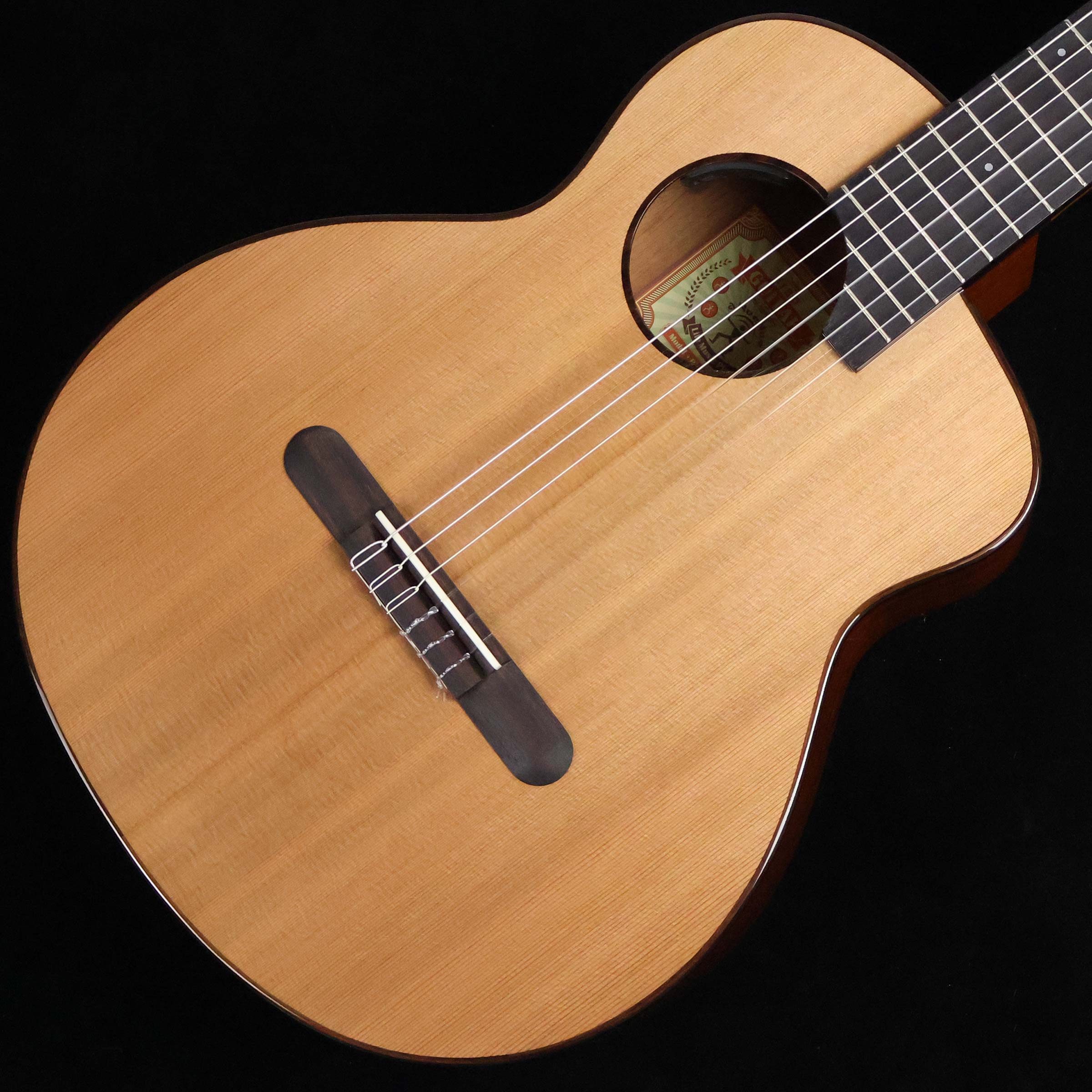 トラベルサイズのコンパクトなエレガット・ギター【特徴】個性的なデザインと独創的な設計で近年人気の高まりを見せている台湾発祥のブランド「aNueNue(アヌエヌエ)」。こちらの「aNN-MN14E」は、ナイロン弦が張られた小ぶりなトラベルギターのエレアコ仕様です。ボディトップにはシダーを、サイド&バックにはギターの定番材であるマホガニーを採用。独自の設計により、コンパクトながらもサイズを超えた豊かな鳴りを実現しています。ピックアップはナチュラルな特性で扱いやすさが特徴のaNueNueオリジナルのAir Blueを搭載。様々なシーンで活躍してくれる使い勝手の良さも魅力です。【杢目マニア花井のイチオシポイント！】「お手頃な価格でコンパクトなサイズのエレガット」をお探しの方には是非ともオススメしたいこちらのモデル。クラシックギターのトップ材などでもポピュラーなシダーをボディトップに採用しており、温かみのある柔らかい鳴りが特徴となっています。ピックアップシステムも搭載しているので使い勝手も抜群ですよ。この商品についての詳しいお問い合わせは TEL：0570-020-025 または「お問い合わせフォーム」よりお願いします。 【花井's Profile】長野県松本市出身。三度のメシより杢（もく）が好き、自他ともに認める杢目マニア。14年間勤務していた松本店では「ギター生産量日本一」の環境を活かし地元のメーカーや工房とコラボレーションしたショップオーダーモデルなどを多数企画。ギターの製作現場にて数々の職人とミーティングを重ね木材の知識やカスタムオーダーのノウハウを蓄積。これまで培った知識と経験を活かし、彼自身がセレクト〜撮影までおこなったギターをオンラインストアに掲載中。その魅力を全国のギターファンに伝えている。【詳細情報】ボディトップ ： シダーボディサイド ： マホガニーボディバック ： マホガニーネック ： マホガニー指板 ： ローズウッドナット ： 水牛骨ブリッジ ： ローズウッドナット幅 ： 48mmスケール ： 610mmケース ： ギグバッグ弦 ： SAVAREZ 510CJピックアップ ： Air Blue Dual Pick Up SystemJANコード：4711099221363【mtmt_hni】