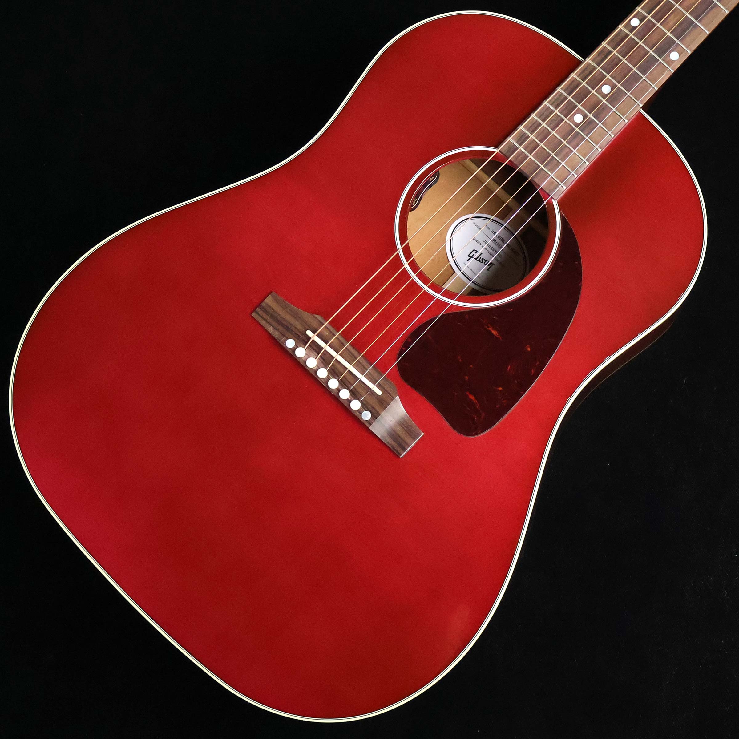 不動人気No.1モデルJ-45のJapan Limited【特徴】1942年に誕生して以降、世界中で愛されてきたギブソン・アコースティックギターを代表する「J-45」。ギブソン独自のボディ形状である「ラウンドショルダー」と「スプルーストップ&マホガニーバック」の組み合わせから奏でられるレンジが広くダイナミックなサウンドは、これまでにも多くのミュージシャンを魅了してきました。スリムテーパーのネックは指板サイドのエッジ処理も滑らかになっておりスムーズなフィンガリングを実現。サウンド、ルックス、演奏性、あらゆる面でバランスの取れたギブソンを代表する人気モデルです。ピックアップはL.R.BaggsのVTCを搭載。Volumeに加えTone Controlが可能なだけでなく、オリジナルのコンプリミッターがビルトインされているため音量に関わらずバランスの取れたサウンドが得られライブなどでも即戦力となってくれます。【杢目マニア花井のイチオシポイント！】伝統的な「スプルーストップ＆マホガニーバック」のボディが奏でるダイナミックでハリのあるサウンドが特徴のJ-45のJapan Limited Model。一般的にはサンバーストのイメージが強い同モデルですが、こちらは特別カラーのワインレッドで仕上げられています。力強いピッキングによるストロークプレイから繊細なタッチのフィンガースタイルまで、柔軟に対応できる表現力豊かな深みのあるサウンドが魅力。ピックアップも搭載されているので使うシーンも選びません。ギブソンアコースティックギターの王道を、是非とも体感下さい。この商品についての詳しいお問い合わせは TEL：0570-020-025 または「お問い合わせフォーム」よりお願いします。 【花井's Profile】長野県松本市出身。三度のメシより杢（もく）が好き、自他ともに認める杢目マニア。14年間勤務していた松本店では「ギター生産量日本一」の環境を活かし地元のメーカーや工房とコラボレーションしたショップオーダーモデルなどを多数企画。ギターの製作現場にて数々の職人とミーティングを重ね木材の知識やカスタムオーダーのノウハウを蓄積。これまで培った知識と経験を活かし、彼自身がセレクト〜撮影までおこなったギターをオンラインストアに掲載中。その魅力を全国のギターファンに伝えている。【詳細情報】BODY TOP ： Sitka SpruceBODY SIDE & BACK ： MahoganyBRACING ： Traditional Hand Scalloped X-bracingNECK ： Mahogany （Slim Taper）FINGERBOARD ： RosewoodINLAY ： Mother of PearlBRIDGE ： RosewoodBRIDGE PIN ： TusqNUT ： BlackFRET ： 20FTUNER ： Grover RotomaticsSTRINGS ： .012 - .053PICKUP ： L.R.Baggs VTCCONTROL ： 1Vol、1ToneCOLOR ： Wine RedCASE ： HardcaseJANコード：0711106141930【gibson】【gbsnmkm_kw】