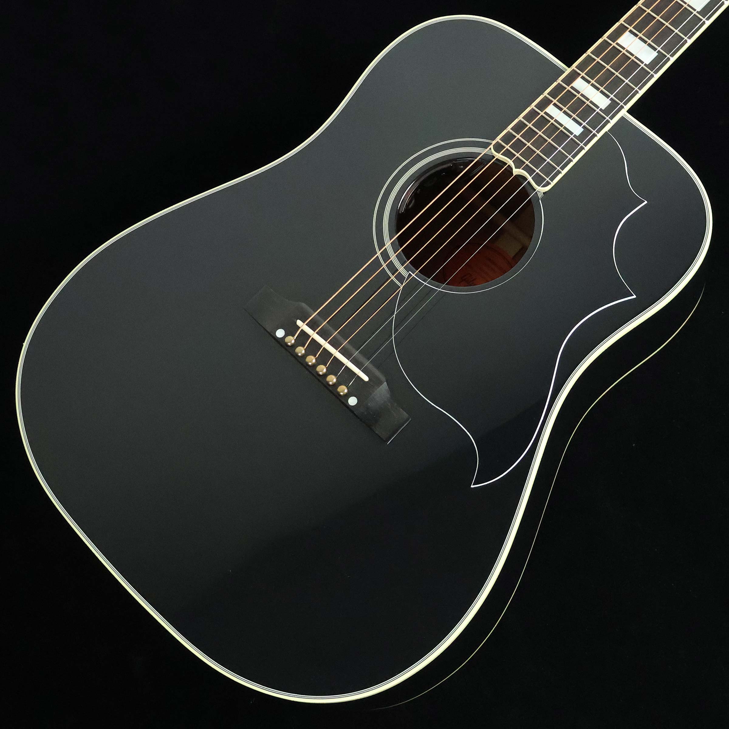Ebonyカラーを纏ったHummingbird Custom【特徴】1960年、「弾き語りに最適なモデル」として誕生したHummingbird。ギブソンとしてはスクエアショルダー・シェイプの第一弾でした。木材の構成はギブソンを代表するJ-45と共通していますが、Hummingbirdの方がボディサイズが大きく容積があるため豊かで拡がりのあるトーンを奏でてくれます。こちらはLes Paul Customにインスパイアされたデザインを盛り込んだ1本。ピックアップはプロの現場から得た多くの経験をフィードバックして開発されたL.R. BaggsのSession VTCを搭載。シンプルなコントロールとナチュラルなサウンド特性が特徴で扱いやすさも抜群です。【杢目マニア花井のイチオシポイント！】ギブソン・アコースティックギターを代表するモデルとしてJ-45と並んで根強い人気を誇るハミングバードに、Les Paul Customを彷彿とさせるシックでゴージャスに仕上げられたモデルが登場。ライブでの使用を想定して搭載されたL.R.Baggsのピックアップは扱いやすさも抜群で、華やかなルックスだけでなく実用性も兼ね備えた即戦力となる1本となっています。この商品についての詳しいお問い合わせは TEL：0570-020-025 または「お問い合わせフォーム」よりお願いします。 【花井's Profile】長野県松本市出身。三度のメシより杢（もく）が好き、自他ともに認める杢目マニア。14年間勤務していた松本店では「ギター生産量日本一」の環境を活かし地元のメーカーや工房とコラボレーションしたショップオーダーモデルなどを多数企画。ギターの製作現場にて数々の職人とミーティングを重ね木材の知識やカスタムオーダーのノウハウを蓄積。これまで培った知識と経験を活かし、彼自身がセレクト〜撮影までおこなったギターをオンラインストアに掲載中。その魅力を全国のギターファンに伝えている。【詳細情報】BODY TOP ： Solid Sitka SpruceBODY SIDE & BACK ： Solid MahoganyBRACING ： Traditional Hand Scalloped X-bracingNECK ： Mahogany （Round Profile）FINGERBOARD ： RosewoodINLAY ： Mother of Pearl ParallelogramBRIDGE ： RosewoodNUT ： TusqFRET ： 20FTUNER ： Grover RotomaticSTRINGS ： .012 - .053PICKUP ： L.R.Baggs VTCCONTROLS ： 1Vol、1ToneCOLOR ： Vintage Cherry SunburstCASE ： HardcaseJANコード：0711106135236【gibson】【gbsnmkm_kw】
