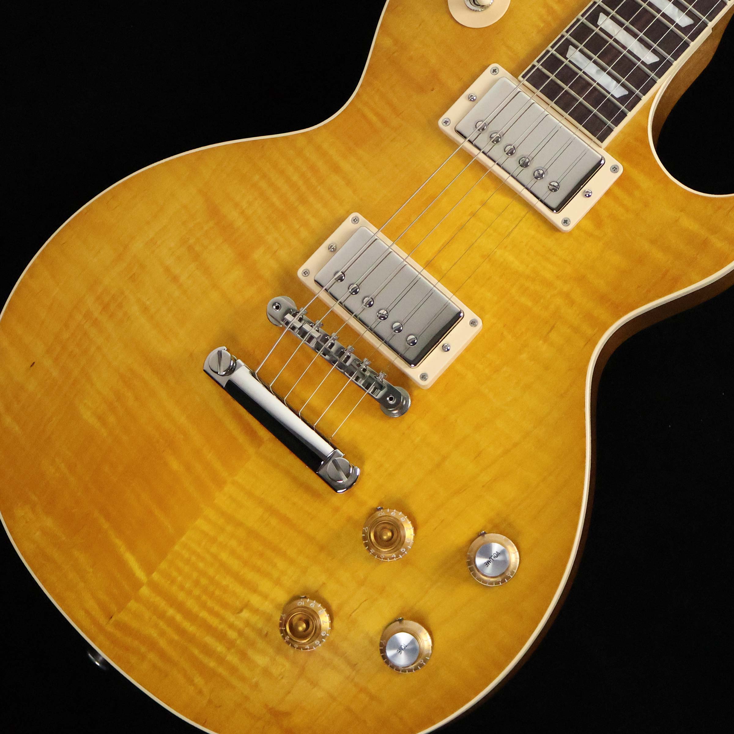 3人の伝説的なギタリストに愛された「Greeny」【特徴】多くの謎に包まれた「Greeny」。ピーター・グリーン、ゲイリー・ムーア、そして現在はカーク・ハメットの手に渡っている伝説の名器を再現した同モデル。ネック・ピックアップの磁極が反転し中間スイッチのポジションがアウト・オブ・フェイズになっていることで特徴的なサウンドを生み出しています。【杢目マニア花井のイチオシポイント！】Gibsonの長い歴史の中で生み出されてきた数々の名器たちにおいて、最も象徴的なストーリーを持った「Greeny」を再現したモデルが登場しました。ボディトップにはAAAグレードのフィギュアドメイプルを採用。サテンのラッカーフィニッシュによって上品でシックな質感に仕上がっています。重量は4.44kgと同モデルとしては重め。しっかりとした握り心地の50s Vintage Profileネックも相まって、豊かなサスティーンと芯のある中低域の鳴りが際立つ1本となっています。この商品についての詳しいお問い合わせは TEL：0570-020-025 または「お問い合わせフォーム」よりお願いします。 【花井's Profile】長野県松本市出身。三度のメシより杢（もく）が好き、自他ともに認める杢目マニア。14年間勤務していた松本店では「ギター生産量日本一」の環境を活かし地元のメーカーや工房とコラボレーションしたショップオーダーモデルなどを多数企画。ギターの製作現場にて数々の職人とミーティングを重ね木材の知識やカスタムオーダーのノウハウを蓄積。これまで培った知識と経験を活かし、彼自身がセレクト〜撮影までおこなったギターをオンラインストアに掲載中。その魅力を全国のギターファンに伝えている。【詳細情報】BODY TOP ： AAA Figured MapleBODY BACK ： Mahogany（none Weight Relief）NECK ： Mahogany (50s Vintage Profille)FINGERBOARD ： Indian RosewoodFRET ： 22FSCALE ： 628mmNUT ： Graph Tech（43mm）TUNER ： Grover Rotomatics with Contemporary ButtonsBRIDGE ： ABR-1 Tune-O-MaticTailpiece ： Aluminum Stop BarNECK PICKUP ： Greenybucker (Reversed Magnetic Polarity Reverse Mounted)BRIDGE PICKUP ： GreenybuckerCONTROLS ： 2Vol、2Tone、3Way SW（Hand wired with Orange Drop）COLOR ： Greeny Burst（Satin Nitrocellulose Lacquer）STRINGS ： .010、.011、.016、.026、.036、.046CASE ： HardcaseWEIGHT ： 3.94kgJANコード：0711106118185【gibson】【gbsnmkm_kw】【kw_HRHM_EG】