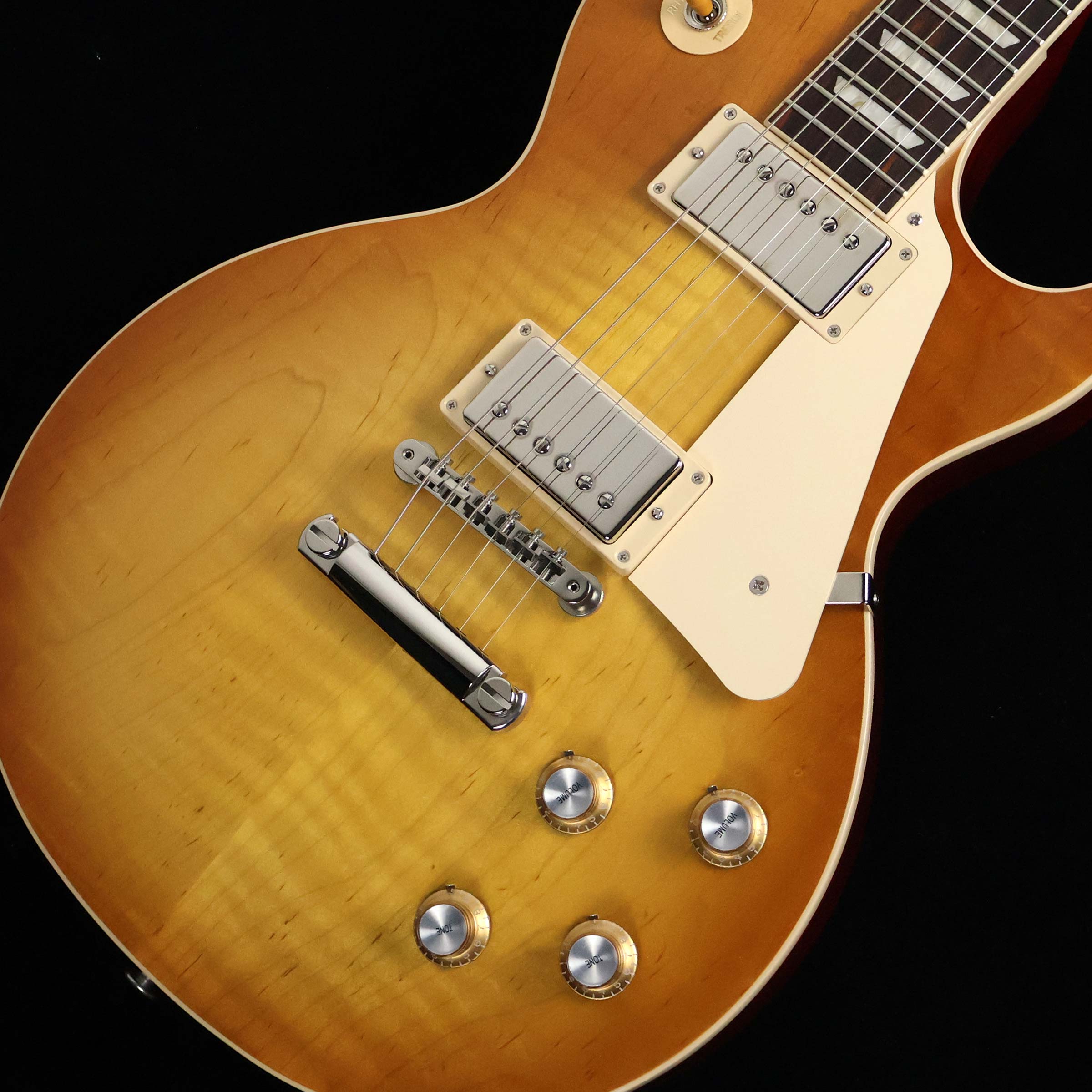 ソリッドボディや薄めのネックなど、60年代のスタイルを持ったLes Paul Standard【特徴】ボディトップにはAAグレードのフィギュアドメイプル、ボディバックにはウェイトリリーフを施さないソリッドのマホガニーを採用。ネックは60年代の特徴でもある薄めのシェイプとなっており握りやすく仕上げられています。ピックアップはヴィンテージのテイストを持ったバーストバッカー61R&バーストバッカー61Tを搭載。透明感のあるクリーントーンから艶やかな倍音を含んだ深みのあるドライブサウンドまで、豊かな表現力が際立つ王道のレスポールサウンドを実現しています。コンデンサーにはお馴染みのオレンジドロップが採用されている点も大きなポイント。往年のロックサウンドを求めるギタリストには是非ともオススメしたい一本です。【杢目マニア花井のイチオシポイント！】伝統的なレスポールのスタイルを継承しボディバックのマホガニーにはウェイトリリーフが施されずソリッド構造となっています。これにより重量は若干重めになりますが、ぐいっと前面に出てくる中音域の存在感や低音域の重厚な鳴りなどギターサウンドの要となる部分をしっかりと主張しており「これぞレスポール」と言った王道のサウンドを実現しています。程よいパワー感を持ったバーストバッカー61との相性も抜群。タイトで濃密なドライブサウンドはこのモデルならではの魅力です。この商品についての詳しいお問い合わせは TEL：0570-020-025 または「お問い合わせフォーム」よりお願いします。 【花井's Profile】長野県松本市出身。三度のメシより杢（もく）が好き、自他ともに認める杢目マニア。14年間勤務していた松本店では「ギター生産量日本一」の環境を活かし地元のメーカーや工房とコラボレーションしたショップオーダーモデルなどを多数企画。ギターの製作現場にて数々の職人とミーティングを重ね木材の知識やカスタムオーダーのノウハウを蓄積。これまで培った知識と経験を活かし、彼自身がセレクト〜撮影までおこなったギターをオンラインストアに掲載中。その魅力を全国のギターファンに伝えている。【詳細情報】BODY TOP ： AA Figured MapleBODY BACK ： Mahogany（none Weight Relief）NECK ： Mahogany (Slim Taper)FINGERBOARD ： RosewoodFRET ： 22FSCALE ： 628mmNUT ： Graph Tech（43mm）TUNER ： Grover Rotomatics with Keystone Buttons BRIDGE ： ABR-1 Tune-O-MaticTailpiece ： Aluminum Stop BarPICKUPS ： Burstbucker 61R、Burstbucker 61TCONTROLS ： 2Vol、2Tone、3Way SW（Hand wired with Orange Drop）COLOR ： UnburstSTRINGS ： .010、.011、.016、.026、.036、.046CASE ： HardcaseWEIGHT ： 4.44kgJANコード：0711106035574【gibson】【gbsnmkm_kw】【2019】【lpsta_60】【kw_HRHM_EG】