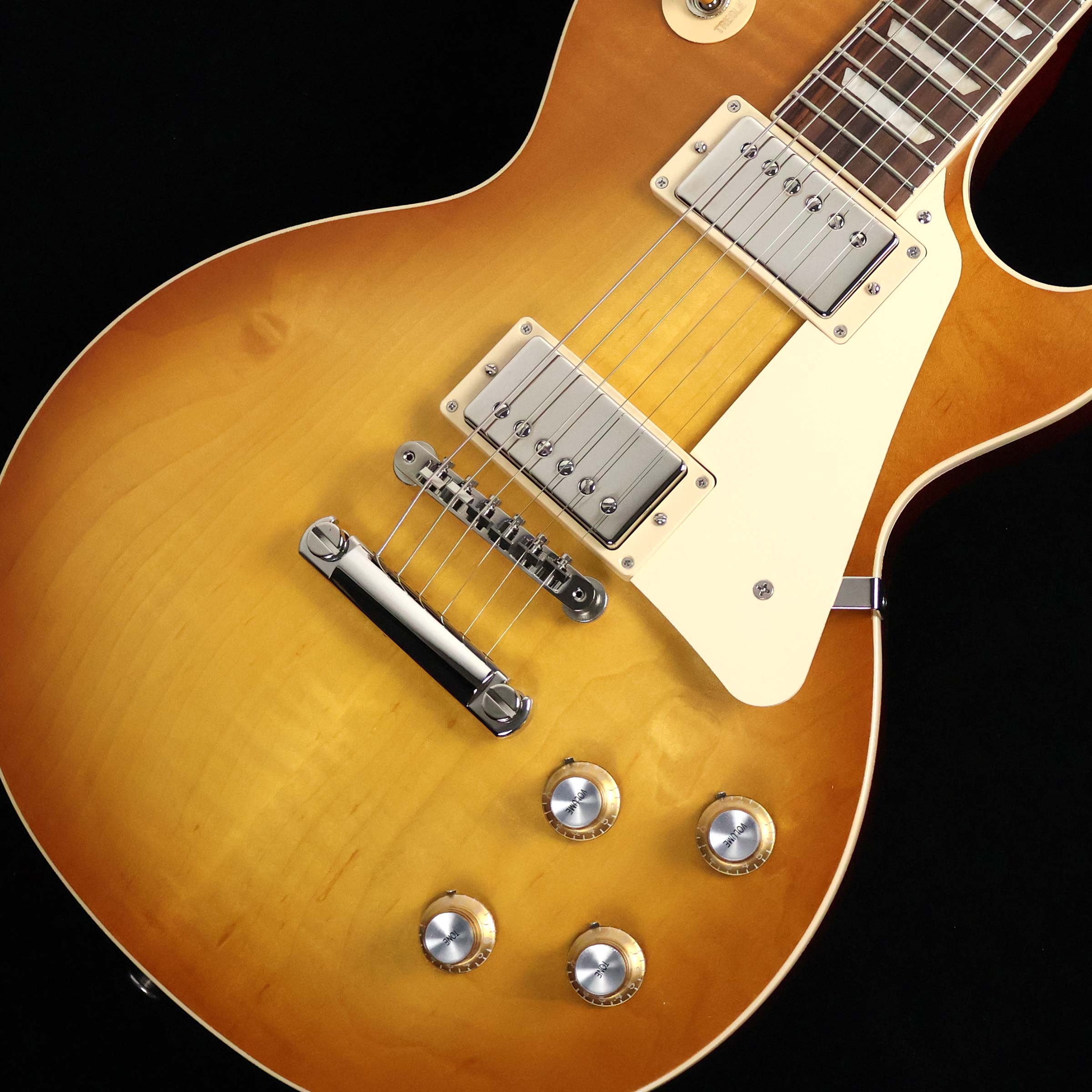 ソリッドボディや薄めのネックなど、60年代のスタイルを持ったLes Paul Standard【特徴】ボディトップにはAAグレードのフィギュアドメイプル、ボディバックにはウェイトリリーフを施さないソリッドのマホガニーを採用。ネックは60年代の特徴でもある薄めのシェイプとなっており握りやすく仕上げられています。ピックアップはヴィンテージのテイストを持ったバーストバッカー61R&バーストバッカー61Tを搭載。透明感のあるクリーントーンから艶やかな倍音を含んだ深みのあるドライブサウンドまで、豊かな表現力が際立つ王道のレスポールサウンドを実現しています。コンデンサーにはお馴染みのオレンジドロップが採用されている点も大きなポイント。往年のロックサウンドを求めるギタリストには是非ともオススメしたい一本です。【杢目マニア花井のイチオシポイント！】伝統的なレスポールのスタイルを継承しボディバックのマホガニーにはウェイトリリーフが施されずソリッド構造となっています。これにより重量は若干重めになりますが、ぐいっと前面に出てくる中音域の存在感や低音域の重厚な鳴りなどギターサウンドの要となる部分をしっかりと主張しており「これぞレスポール」と言った王道のサウンドを実現しています。程よいパワー感を持ったバーストバッカー61との相性も抜群。タイトで濃密なドライブサウンドはこのモデルならではの魅力です。この商品についての詳しいお問い合わせは TEL：0570-020-025 または「お問い合わせフォーム」よりお願いします。 【花井's Profile】長野県松本市出身。三度のメシより杢（もく）が好き、自他ともに認める杢目マニア。14年間勤務していた松本店では「ギター生産量日本一」の環境を活かし地元のメーカーや工房とコラボレーションしたショップオーダーモデルなどを多数企画。ギターの製作現場にて数々の職人とミーティングを重ね木材の知識やカスタムオーダーのノウハウを蓄積。これまで培った知識と経験を活かし、彼自身がセレクト〜撮影までおこなったギターをオンラインストアに掲載中。その魅力を全国のギターファンに伝えている。【詳細情報】BODY TOP ： AA Figured MapleBODY BACK ： Mahogany（none Weight Relief）NECK ： Mahogany (Slim Taper)FINGERBOARD ： RosewoodFRET ： 22FSCALE ： 628mmNUT ： Graph Tech（43mm）TUNER ： Grover Rotomatics with Keystone Buttons BRIDGE ： ABR-1 Tune-O-MaticTailpiece ： Aluminum Stop BarPICKUPS ： Burstbucker 61R、Burstbucker 61TCONTROLS ： 2Vol、2Tone、3Way SW（Hand wired with Orange Drop）COLOR ： UnburstSTRINGS ： .010、.011、.016、.026、.036、.046CASE ： HardcaseWEIGHT ： 4.39kgJANコード：0711106035574【gibson】【gbsnmkm_kw】【2019】【lpsta_60】【kw_HRHM_EG】