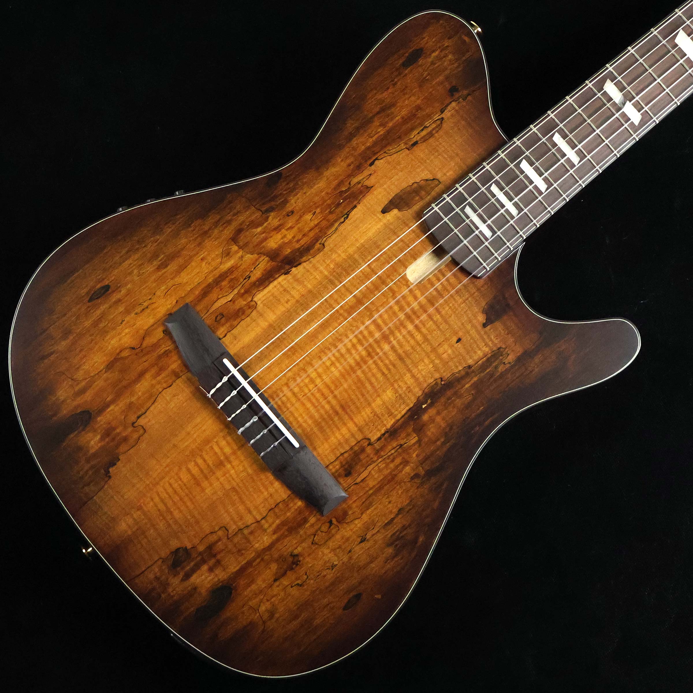 個性的な杢目を持ったスポルテッド・メイプルをトップ材に採用したエレガット【特徴】エレクトリック・ギター・プレイヤーのためのナイロン・エレクトリック・ギター「FRH20SMN」が登場。こちらは、普段エレキギターを弾く機会が多いギタリストを想定し「弾きやすさ」と「扱いやすさ」に拘って設計されています。ボディはエレキギターと比べても違和感のない約50mm厚の軽量ホロウ構造。ナット幅は一般的なクラシック・ギターとエレキ・ギターの中間となる46mmで指板ラジアスは400mm。弦高もやや低めの設定となっています。ピックアップはIbanezオリジナルのアンダーサドルタイプ。レンジの広いナチュラルなサウンドが特徴です。ボディトップには個性的な杢目を持ったスポルテッド・メイプルが採用されており、1本ずつ異なる味わい深いルックスも魅力です。【杢目マニア花井のイチオシポイント！】「弾きやすさ」を追求し、エレキギター・ユーザーに向けて開発された同モデル。一般的なエレガット・モデルと比較すると薄型のボディ形状になっており抱えた際の安定感は抜群。ナット幅はエレキギターよりもやや広めの46mmですが、握りやすいネックシェイプも相まって暫く弾き込んでいく事で違和感なく馴染んでくることでしょう。ピックアップはアンダーサドルのピエゾタイプ。チューナー機能を搭載したIbanezオリジナルのプリアンプは2バンドEQを備えており、シンプルな操作で狙ったサウンドが得られる扱いやすさも魅力です。当店では複数本をストックしていますので、1本ずつ異なる杢目の個性なども比較しながらお好みの個体をお探し下さい。この商品についての詳しいお問い合わせは TEL：0570-020-025 または「お問い合わせフォーム」よりお願いします。 【花井's Profile】長野県松本市出身。三度のメシより杢（もく）が好き、自他ともに認める杢目マニア。14年間勤務していた松本店では「ギター生産量日本一」の環境を活かし地元のメーカーや工房とコラボレーションしたショップオーダーモデルなどを多数企画。ギターの製作現場にて数々の職人とミーティングを重ね木材の知識やカスタムオーダーのノウハウを蓄積。これまで培った知識と経験を活かし、彼自身がセレクト〜撮影までおこなったギターをオンラインストアに掲載中。その魅力を全国のギターファンに伝えている。【詳細情報】BODY TOP ： Spolted MapleBODY SIDE ： SapeleBODY BACK ： SapeleNECK ： Nyatoh（C Shape）FRETBOARD ： RosewoodBRIDGE ： RosewoodTUNING MACHINE ： Gold Classical TunersNUT ： BONE（46mm）SADDLE ： BonePICKUP ： Ibanez Undersaddle PickupPREAMP ： Ibanez AEQ210T Preamp／Onboard tunerSTRINGS ： D'Addario XTC45（.028、.032、.040、.028W、.035W、.044W）Scale ： 648mmWidth ： 46mm at NUTWidth ： 58mm at 14FThickness ： 21mm at 1FThickness ： 22mm at 7FRadius ： 400mmRJANコード：4549763370013【mtmt_hni】