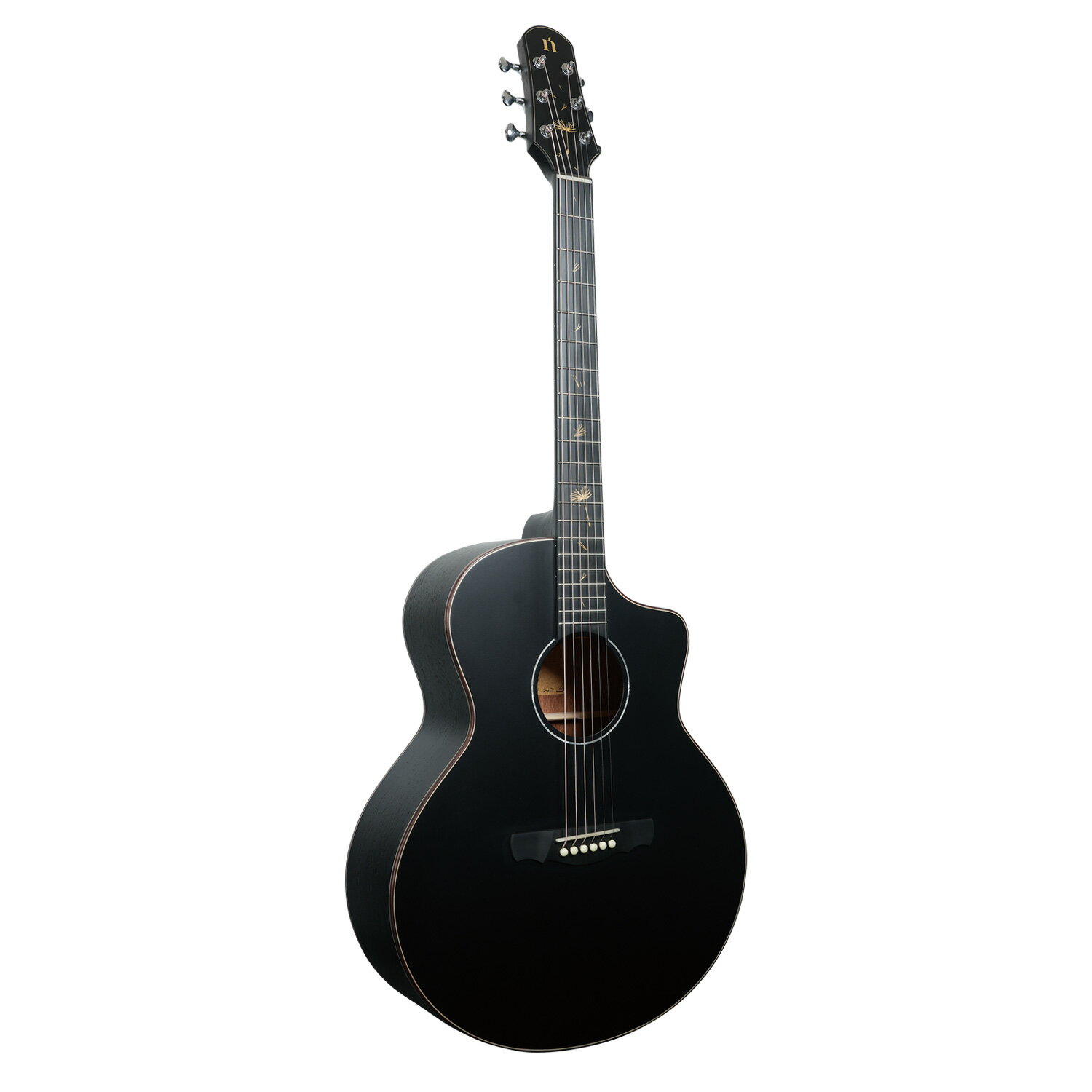 Solid Spruce Top, Layered Mahogany Back & Sides【特徴】ナターシャ・ギターを代表するボディ形状のJCシリーズの定番モデルJC-1をベースに、全身をブラックで仕上げたクールなモデル。艶消しで仕上げられたボディは、見る角度によって違う表情を見せる個性を放っています。【詳細情報】Body Shape：JCTotal Length：41″Top：Solid SpruceBack & Sides：Layered MahoganyFingerboard：HPL Ebony , 380RNeck：5-piece MahoganyNut width：43mmScale：635mmBridge：HPL EbonyRosette：White PearloidBody Binding：Redwood & MapleNut & Saddle：OX BoneBridge Pins：PlasticFinish：Stain BlackTuners：Natasha (1:18)Fingerboard Inlay：DandelionString：D’Addario XS(Coated) .012 .016 .024 .032 .042 .053JANコード：4570122501304