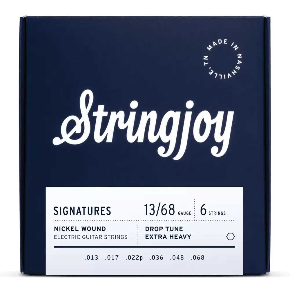 米国テネシー州ナッシュビルの楽器弦メーカー「Stringjoy」【特徴】Drop 13s は、Balanced 13s のパワーはそのままに、6弦だけをさらにヘヴィにしたセットです。6弦を全音下げてもテンションがしっかり保てるように設計されているので、だらっとしたローエンドとはお別れ。ここから先は、とにかく“ヘヴィ”な世界です。とくに Drop G や Drop A を多用するプレイヤーにうってつけですが、かなり重めのセットが好きなら Drop B に、やや柔らかめのフィーリングが好みなら Drop F / F# に使うのもアリです。ナッシュビルの楽器弦メーカー 「Stringjoy」Stringjoy では、「最高の音楽は最高のツールから生まれ、どんな細部も妥協できない」と考えています。ギター弦は、決して派手な存在ではないかもしれません。けれど、弦こそがトーンの土台です。楽器を手にしたとき、最初に触れるのは弦であり、振動し、音を生み出し、あなたのフィールを最初に形づくるものなのです。だからこそ、私たちは「より良い弦」を作ることに徹底的にこだわっています。Stringjoy は、機材にさらなる高みを求めるミュージシャンのために存在します。ただ「使える」弦ではなく、インスピレーションを与えてくれる弦を求めるアーティストのために。ライブやスタジオ、自宅での練習など、どんな場面でも、Stringjoy の弦は最高のパフォーマンスに欠かせない明瞭さ、一貫性、そしてコントロール性を提供します。【詳細情報】Stringjoy Signatures | Drop Tune Extra Heavy Gauge (13-68) Nickel Wound・エレキギター用弦・ニッケル・ラウンドワウンド・Gauges: .013 - .017 - .022p - .036 - .048 - .068JANコード：0696305332139