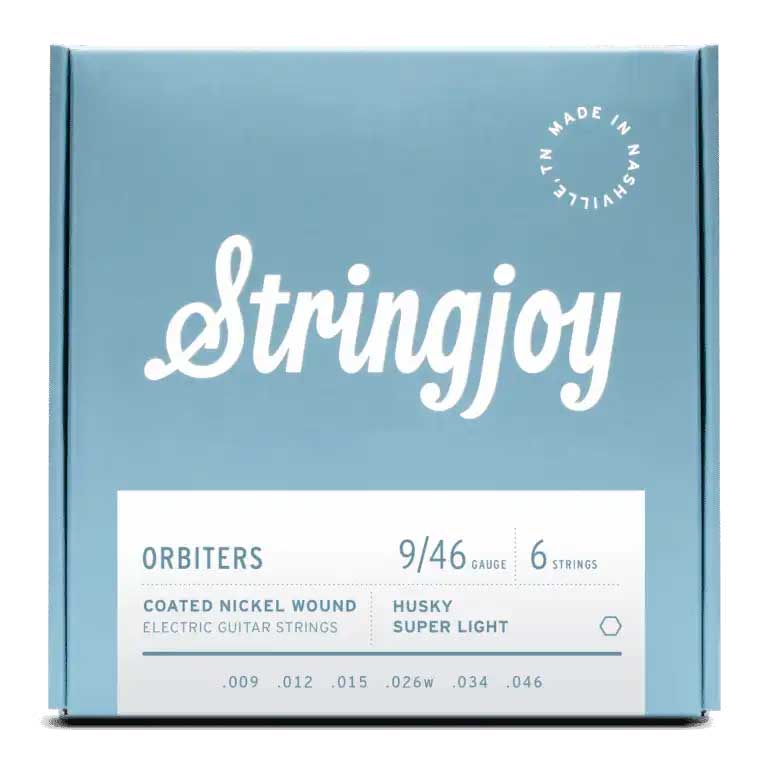 米国テネシー州ナッシュビルの楽器弦メーカー「Stringjoy」【特徴】しっかりパンチのある弦セットを探しているなら、Stringjoy Orbiters Husky Super Light Gauge (9 46) Coated Nickel Wound Electric Guitar Strings がちょうどいい候補です。一般的な 09 セットよりボトム側を少し太めにした “Husky” 構成で、足元から揺さぶるようなローエンドを実現。オーディエンスが思わず遠吠えしたくなるようなサウンドを叩き出してくれます。さらに、特殊エナメルコーティングにより寿命も長く、ガンガン弾き込んでもトーンがヘタりにくいのもポイント。テンションバランスも整えられているので、長時間のプレイでも快適な弾き心地が続きます。本気のシュレッドからベッドルームでの気ままなジャムまで、どんなシーンでも頼れるセットです。ナッシュビルの楽器弦メーカー 「Stringjoy」Stringjoy では、「最高の音楽は最高のツールから生まれ、どんな細部も妥協できない」と考えています。ギター弦は、決して派手な存在ではないかもしれません。けれど、弦こそがトーンの土台です。楽器を手にしたとき、最初に触れるのは弦であり、振動し、音を生み出し、あなたのフィールを最初に形づくるものなのです。だからこそ、私たちは「より良い弦」を作ることに徹底的にこだわっています。Stringjoy は、機材にさらなる高みを求めるミュージシャンのために存在します。ただ「使える」弦ではなく、インスピレーションを与えてくれる弦を求めるアーティストのために。ライブやスタジオ、自宅での練習など、どんな場面でも、Stringjoy の弦は最高のパフォーマンスに欠かせない明瞭さ、一貫性、そしてコントロール性を提供します。【詳細情報】Stringjoy Orbiters | Husky Super Light Gauge (9-46) Coated Nickel Wound・エレキギター用弦・コーティング・ニッケル・ラウンドワウンド・Gauges: .009 - .012 - .015 - .026 - .034 - .046JANコード：5060979932264