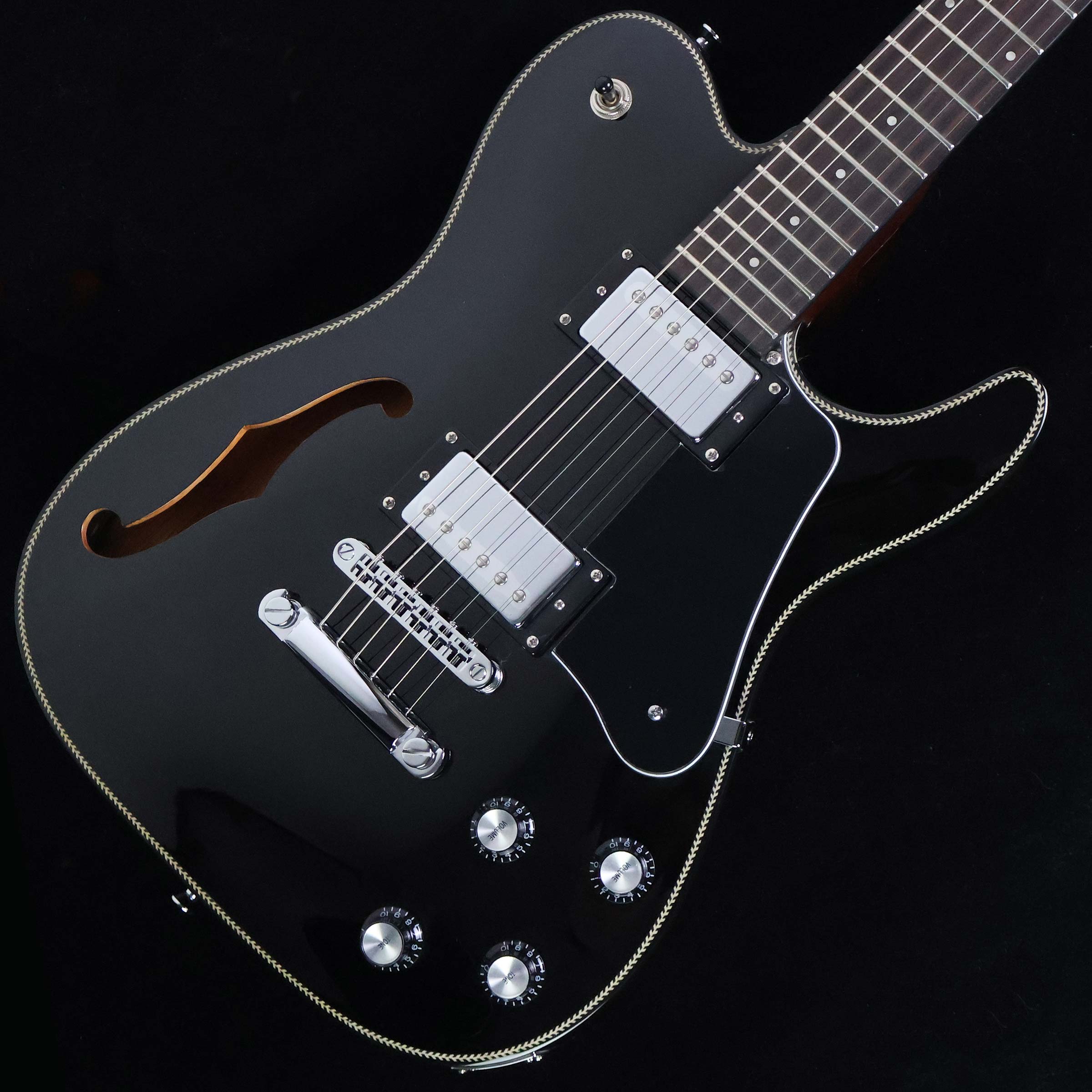 Fホールを配したセミホロウ構造のBARON JAZZ【特徴】日本のマスタービルダーが技術指導を行い生産体制を整えた海外の自社工場で製作されるGLOBAL Series。お求めやすい価格を実現しながらも演奏性やサウンドには一切妥協する事なく丁寧に組み上げられており、幅広いプレイヤーにオススメできる人気のシリーズです。こちらの「BARON-JAZZ」はスプルーストップ&ホロウ構造ボディを採用しており、豊かな生鳴りと柔らかなサウンドが特徴となっています。ピックアップはオリジナルのハムバッカーを2基搭載。厚みのあるウォームなトーンが際立ちます。【商品のコンディション】製造時の仕上げ作業に伴う「表面的な拭き傷」などが見られる場合がございますが、サウンドや演奏性には影響がないと判断されメーカーの検品基準をクリアした「新品未展示品」です。【杢目マニア花井のイチオシポイント！】モデル名にもある通り、JAZZをイメージした落ち着きのあるテイストで仕上げられているこちら。アコースティックギターではお馴染みのスプルースをトップ材に採用し、ホロウ構造ボディで組み上げられており、ソリッドモデルにはない拡がり感のある豊かな生鳴りが特徴の1本となっています。この商品についての詳しいお問い合わせは TEL：0570-020-025 または「お問い合わせフォーム」よりお願いします。 【花井's Profile】長野県松本市出身。三度のメシより杢（もく）が好き、自他ともに認める杢目マニア。14年間勤務していた松本店では「ギター生産量日本一」の環境を活かし地元のメーカーや工房とコラボレーションしたショップオーダーモデルなどを多数企画。ギターの製作現場にて数々の職人とミーティングを重ね木材の知識やカスタムオーダーのノウハウを蓄積。これまで培った知識と経験を活かし、彼自身がセレクト〜撮影までおこなったギターをオンラインストアに掲載中。その魅力を全国のギターファンに伝えている。【詳細情報】BODY TOP ： SpruceBODY ： NyatohNECK ： MapleFINGERBOARD ： RosewoodNUT ： Graphtec TUSQ XLBRIDGE ： T.O.M TypeTUNER ： Rotomatic TypeFRET ： 22f（Nickel Silver）PICKUPS ： Bacchus Original H-H setCONTROL ： 2Vol、2Tone、3way SWSCALE ： 628mm(24.75inch)WIDTH at NUT ： 42.0mmFINISH ： UrethaneCASE ： Gig BagWEIGHT ： 3.52kgJANコード：4571470408123【mtmt_hni】【dev_soy2021_kw】【テレキャス】【テレキャスター】【bucchus_rsm_2022】