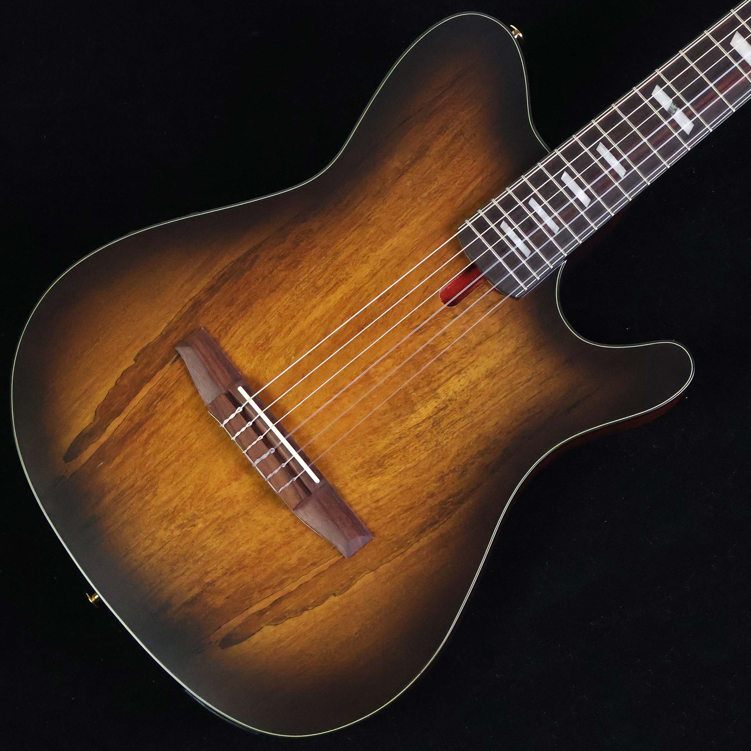 個性的な杢目を持ったスポルテッド・メイプルをトップ材に採用したエレガット【特徴】エレクトリック・ギター・プレイヤーのためのナイロン・エレクトリック・ギター「FRH20SMN」が登場。こちらは、普段エレキギターを弾く機会が多いギタリストを想定し「弾きやすさ」と「扱いやすさ」に拘って設計されています。ボディはエレキギターと比べても違和感のない約50mm厚の軽量ホロウ構造。ナット幅は一般的なクラシック・ギターとエレキ・ギターの中間となる46mmで指板ラジアスは400mm。弦高もやや低めの設定となっています。ピックアップはIbanezオリジナルのアンダーサドルタイプ。レンジの広いナチュラルなサウンドが特徴です。ボディトップには個性的な杢目を持ったスポルテッド・メイプルが採用されており、1本ずつ異なる味わい深いルックスも魅力です。【杢目マニア花井のイチオシポイント！】「弾きやすさ」を追求し、エレキギター・ユーザーに向けて開発された同モデル。一般的なエレガット・モデルと比較すると薄型のボディ形状になっており抱えた際の安定感は抜群。ナット幅はエレキギターよりもやや広めの46mmですが、握りやすいネックシェイプも相まって暫く弾き込んでいく事で違和感なく馴染んでくることでしょう。ピックアップはアンダーサドルのピエゾタイプ。チューナー機能を搭載したIbanezオリジナルのプリアンプは2バンドEQを備えており、シンプルな操作で狙ったサウンドが得られる扱いやすさも魅力です。この商品についての詳しいお問い合わせは TEL：0570-020-025 または「お問い合わせフォーム」よりお願いします。 【花井's Profile】長野県松本市出身。三度のメシより杢（もく）が好き、自他ともに認める杢目マニア。14年間勤務していた松本店では「ギター生産量日本一」の環境を活かし地元のメーカーや工房とコラボレーションしたショップオーダーモデルなどを多数企画。ギターの製作現場にて数々の職人とミーティングを重ね木材の知識やカスタムオーダーのノウハウを蓄積。これまで培った知識と経験を活かし、彼自身がセレクト〜撮影までおこなったギターをオンラインストアに掲載中。その魅力を全国のギターファンに伝えている。【詳細情報】BODY TOP ： Spolted MapleBODY SIDE ： SapeleBODY BACK ： SapeleNECK ： Nyatoh（C Shape）FRETBOARD ： RosewoodBRIDGE ： RosewoodTUNING MACHINE ： Gold Classical TunersNUT ： BONE（46mm）SADDLE ： BonePICKUP ： Ibanez Undersaddle PickupPREAMP ： Ibanez AEQ210T Preamp／Onboard tunerSTRINGS ： D'Addario XTC45（.028、.032、.040、.028W、.035W、.044W）Scale ： 648mmWidth ： 46mm at NUTWidth ： 58mm at 14FThickness ： 21mm at 1FThickness ： 22mm at 7FRadius ： 400mmRJANコード：4549763370013【mtmt_hni】