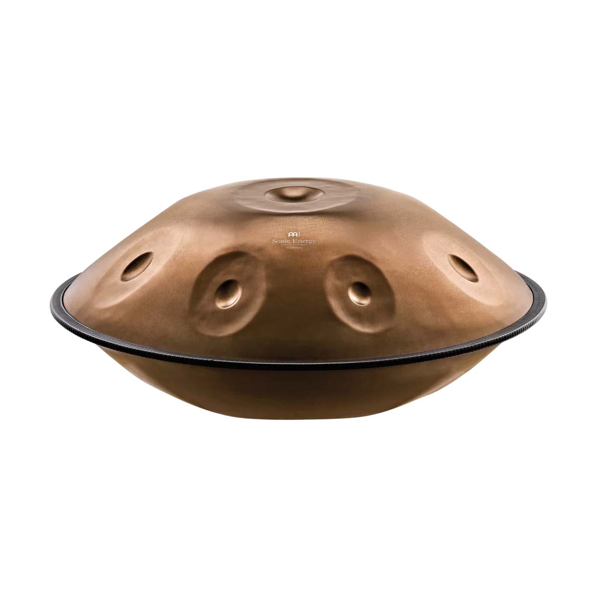 センサリーハンドパンに、低音に重心を置いたF Pygmyスケールが登場【特徴】Meinl Sonic Energy Sensory Handpan は、一つずつハンドメイドで製造しています。ボディに使用するステンレス鋼は水と湿気に強く、楽器が長持ちするよう作られています。 どこを叩いてもクリアで清らかなトーンが響き、心地よいリラックス効果を生みます。ステンレス製のハンドパンは演奏しやすく、長いサステインとダイナミックレンジの広さが特徴で、パフォーマンスとセラピーの両方で使用できます。天頂部のセンターノート(一番低い音)と周りに配置された音で音階が構成され、ソロ奏者としても、グループと一緒に、スケール内でのアンサンブルも可能です。 このハンドパンには2つのサウンドホールがあり、1つは奏者側に、もう1つは聴衆側に向いています。F Pygmy スケールは、低音に重心を置いた原始的・民族的な響きが特長です。音同士が自然につながり、フレーズを意識せずとも循環するように音楽が流れ、深い没入感を生み出します。瞑想的で落ち着いたトーンは、演奏者の呼吸や動きと調和し、グラウンディングやリラクゼーション、サウンドヒーリングに最適です。直感的に奏でるだけで、静けさと内省を伴う音の空間が広がります。【詳細情報】付属品：保護カバー、キャリングバッグ、ソフトベルベットバッグ、手袋11キー：A4/a' 440HzF Pygmy: F3 / G3, Ab3, C4, Eb4, F4, G4, Ab4, C5 Db3, Eb3サイズ：直径 22"、高さ 9"素材：Stainless steel※製造工程における加熱処理のため、個体差が生じる場合がございます。JANコード：0842960113426【瞑想】【癒し】【ヒーリング】【ヨガ】【リラックス】【リラクゼーション】【マインドフルネス】【ウェルネス】【自律神経】【整える】【安眠】【サウンドバス】【サウンドセラピー】【21_a_dsfolk】【ハンドパン】