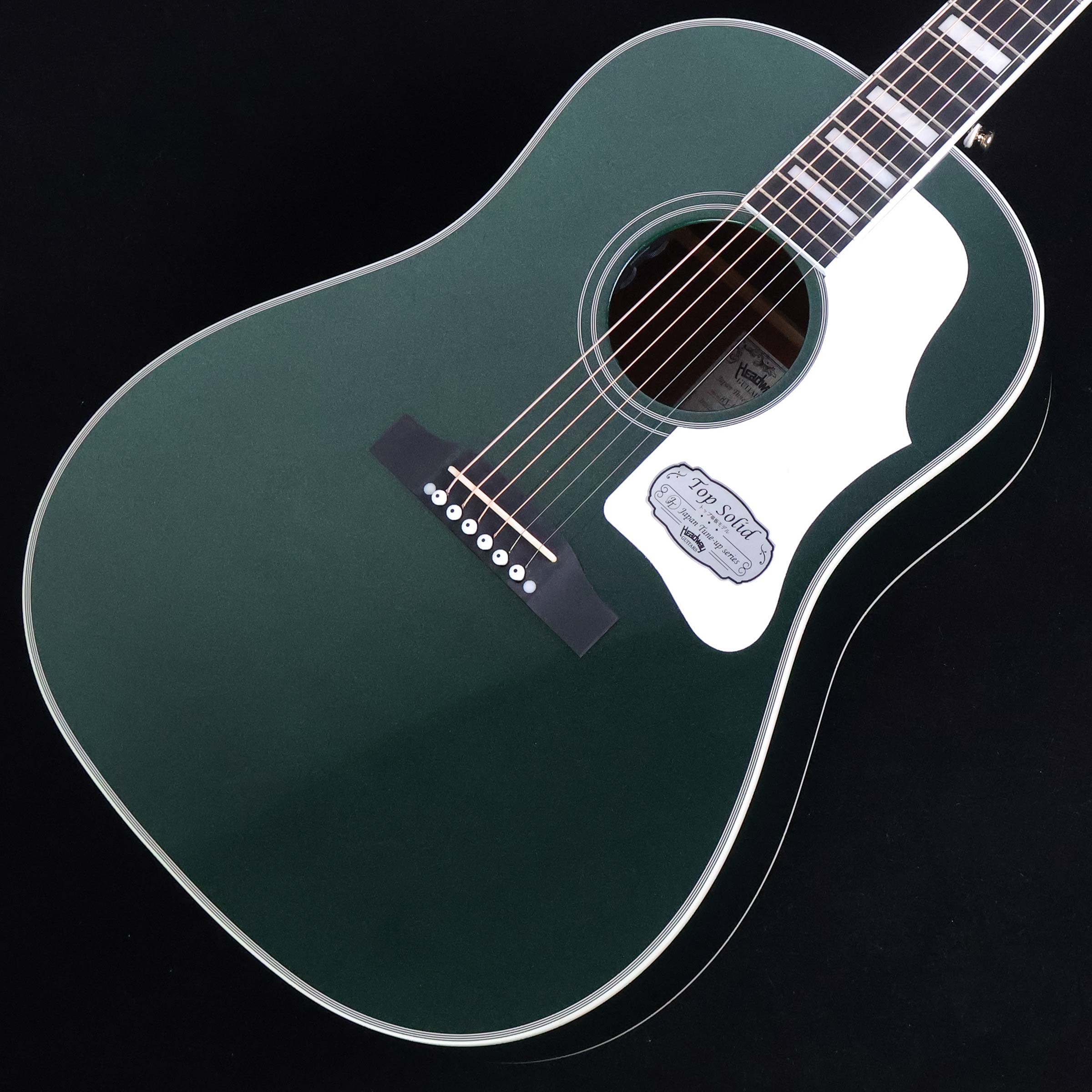 かつて生産されていた人気モデル「HJ-BOOGIE」がJT Seriesから復活【特徴】2010年代前半に人気を博した「HJ-BOOGIE」が、Headway Japan Tune-upシリーズから待望の復活。ラウンドショルダーのボディに、ブラックとディープフォレストグリーンの印象的なカラーを採用し、ブロックポジションマークやマルチバインディング、1977年をデザインしたヘッドインレイなど、個性的で高級感のあるルックスに仕上げられています。ボディトップにはソリッド・シトカスプルース、サイド＆バックにはサペリを採用。スキャロップドXブレーシングによる豊かな鳴りも魅力です。Fishman Sonitoneプリアンプを搭載し、サウンドホール内のボリュームとトーンで手軽に音色を調整可能。国内専門部署によるセットアップが施され、弦高やフレットエッジなど細部まで丁寧に仕上げられています。ステージやライブで即戦力となる、存在感あふれるエレアコギターです。【杢目マニア花井のイチオシポイント！】個性的なカラーと豪華な装飾が目を引くロックテイストあふれるエレアコモデルが待望の復活。ラウンドショルダーならではのダイナミックな鳴りが際立つ1本。国内の工房で丁寧にセットアップされた弾きやすさも魅力です。ピックアップシステムはFishman Sonitoneを搭載。シンプルな操作性で扱いやすく、ナチュラルなトーンを手軽に楽しめる使い勝手の良いモデルに仕上がっています。この商品についての詳しいお問い合わせは TEL：0570-020-025 または「お問い合わせフォーム」よりお願いします。 【花井's Profile】長野県松本市出身。三度のメシより杢（もく）が好き、自他ともに認める杢目マニア。14年間勤務していた松本店では「ギター生産量日本一」の環境を活かし地元のメーカーや工房とコラボレーションしたショップオーダーモデルなどを多数企画。ギターの製作現場にて数々の職人とミーティングを重ね木材の知識やカスタムオーダーのノウハウを蓄積。これまで培った知識と経験を活かし、彼自身がセレクト〜撮影までおこなったギターをオンラインストアに掲載中。その魅力を全国のギターファンに伝えている。【詳細情報】BODY TOP ： Solid Sitka SpruceBODY SIDE ： Laminated SapeleBODY BACK ： Laminated SapeleNECK ： NatoFINGERBOARD ： MicartaNUT ： BoneSADDLE ： BoneBRIDGE ： MicartaMACHINEHEADS ： Rotomatic TypePICKUP ： Fishman SonitoneCONTROL ： 1vol、1toneSCALE ： 628mmWIDTH at NUT ： 43.0mmRADIUS ： 400RWIDTH at NUT ： 43.0mmBRACING ： Scalloped X BracingFINISH ： Urethane UV CoatingSTRINGS ： Elixir NANOWEB Light (.012-.053)CASE ： Gig BagJANコード：4571697770317【mtmt_hni】【dev_soy2021_kw】