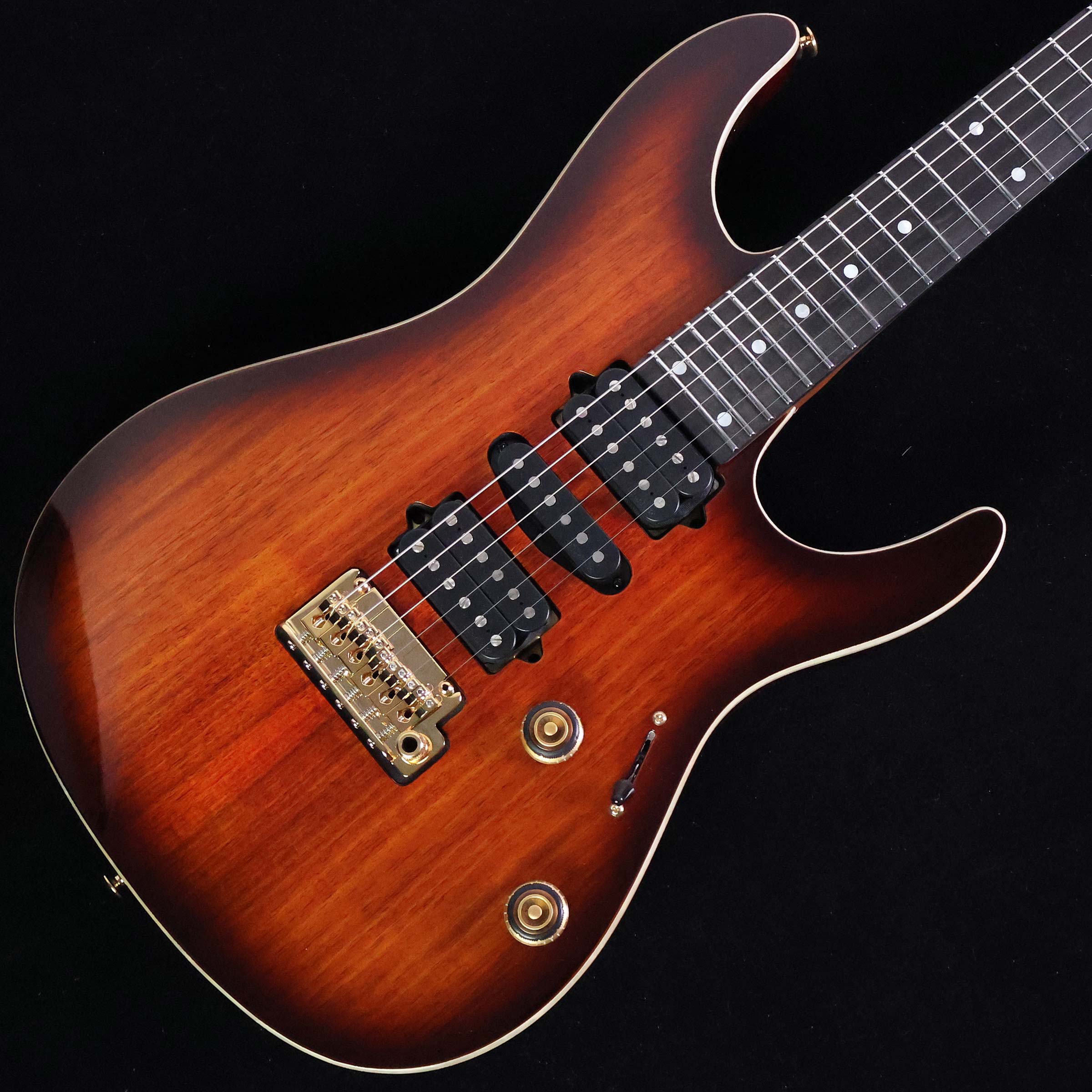 ボディトップにハワイアンコアを採用した人気のAZ【特徴】「新世代のギタリストに向けて身体の一部として同調できるようなギター」というコンセプトで開発された「AZシリーズ」。こちらはボディトップにハワイアンコアを採用した2025年モデルです。ネックはローステッド加工が施されたメイプル材。AZ専用の「Oval Cシェイプ」は握り込みやすく、あらゆるプレイスタイルにおいてストレスのないフィンガリングをサポートしてくれます。ピックアップはDiMarzio製を搭載。Air Norton&True Velvet＆Tone Zoneという多くのアーティストから高い評価を得ているコンビネーションは扱いやすく、5way SWによる多彩なサウンドメイクも魅力です。【杢目マニア花井のイチオシポイント！】ハワイアンコアの落ち着いたテイストに深みのあるドラゴン・アイ・バースト・カラーと煌びやかなゴールドハードウェアが絶妙にマッチした上品な佇まいが印象的。いまやRGシリーズと肩を並べる人気となっているAZは汎用性も高く、ジャンルやプレイスタイルを問わず多くのアーティストから絶大なる支持を得ています。DiMarzio製のピックアップをH-S-Hレイアウトで搭載しており扱いやすさも抜群。この価格にしてこのクオリティ、Ibanezらしさを存分に体感できる1本ですよ！この商品についての詳しいお問い合わせは TEL：0570-020-025 または「お問い合わせフォーム」よりお願いします。 【花井's Profile】長野県松本市出身。三度のメシより杢（もく）が好き、自他ともに認める杢目マニア。14年間勤務していた松本店では「ギター生産量日本一」の環境を活かし地元のメーカーや工房とコラボレーションしたショップオーダーモデルなどを多数企画。ギターの製作現場にて数々の職人とミーティングを重ね木材の知識やカスタムオーダーのノウハウを蓄積。これまで培った知識と経験を活かし、彼自身がセレクト〜撮影までおこなったギターをオンラインストアに掲載中。その魅力を全国のギターファンに伝えている。【詳細情報】BODY TOP ： Hawaiian KoaBODY BACK： American BasswoodNECK ： Roasted Maple（AZ Oval C Shape）FRETBOARD ： Ebony（Luminescent Side Dot）FRET ： Jumbo Stainless steel fretsNUT ： Graph TechBRIDGE ： Gotoh T1502 BridgeTUNER ： Gotoh MG-T Locking Machine HeadsNECK PU ： Dimarzio Air NortonMIDDLE PU ： DiMarzio True VelvetBRIDGE PU ： DiMarzio The Tone ZoneCONTROL ： 1Vol、1Tone、5Way SWSTRINGS ： .010、.013、.017、.026、.036、.046（D'Addario EXL110）COLOR ： Dragon Eye Burst CASE ： Gig BagWEIGHT ： 3.00kgNeck DimensionsScale：648mm/25.5”Width at Nut：42mmWidth at 24F：57mmThickness at 1st：20.5mmThickness at 12th：22.5mmRadius：305mmRJANコード：4549763369062【mtmt_hni】【kw_HRHM_EG】