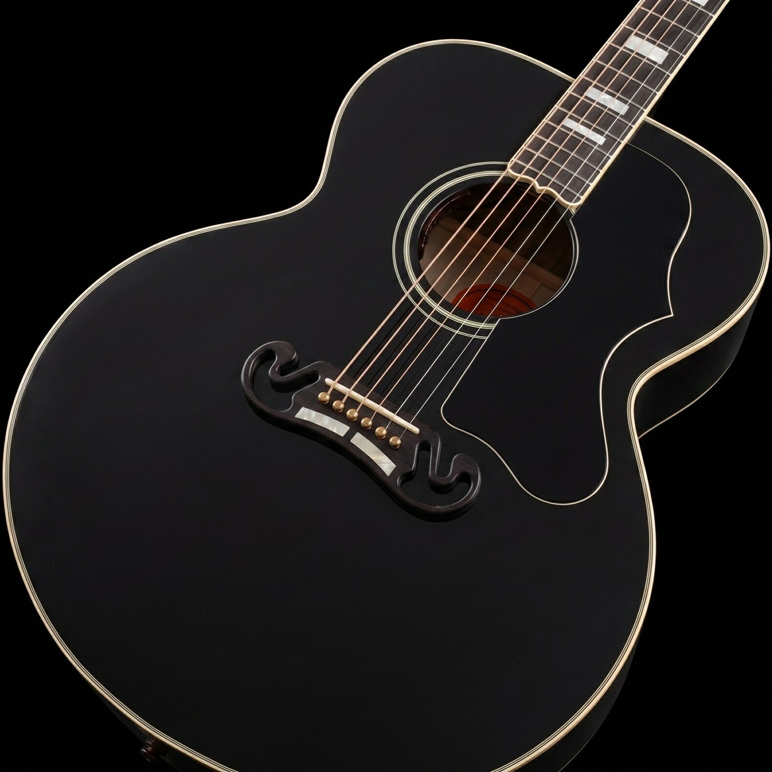 The King Of The Flat-Tops With Custom Accoutrements【特徴】“キング・オブ・フラットトップ”として世界的な名声を誇る「SJ-200」をベースに、ギブソンを代表するエレキギターのアイコン「Les Paul Custom（レスポール・カスタム）」の美学を取り入れたプレミアムモデルです。スプルーストップとフレイムメイプルボディに伝統のハンドスキャロップドXブレーシングを施し、ダイナミックで気品ある生鳴りを実現しています。エボニー仕上げのボディにダイヤモンドインレイなど豪華な意匠が光ります。L.R. Baggs Session VTC搭載で、ライブでも極上のアコースティックサウンドを出力可能です。現品画像【商品のコンディション】新品・未展示品・メーカー保証付属・現品画像掲載【詳細情報】BODY TOP：Sitka SpruceBODY BACK：Flamed MapleBODY SIDE：Flamed MapleBRACING：Traditional Hand-Scalloped X BracingNECK：Two-Piece Maple with Walnut StringerNECK PROFILE：RoundFINGERBOARD：EbonyFINGERBOARD RADIUS：304.8 mm / 12 inFRET：20 (Standard) SCALE： 647.7 mm / 25.5 inNUT：Bone / 43.815 mm (1.725 in)TUNER：Grover RotomaticBRIDGE：SJ-200 Two Bar Moustache (Ebony)BRIDGE PINS：Brass PICKUP：L.R. Baggs Session VTCCONTROLS：Soundhole Mounted Volume and ToneCOLOR：EbonyCASE：Hardshell CaseJAN_UPC：711106135250SERIAL NUMBER：20544029WEIGHT：2.47kgJANコード：0711106135250