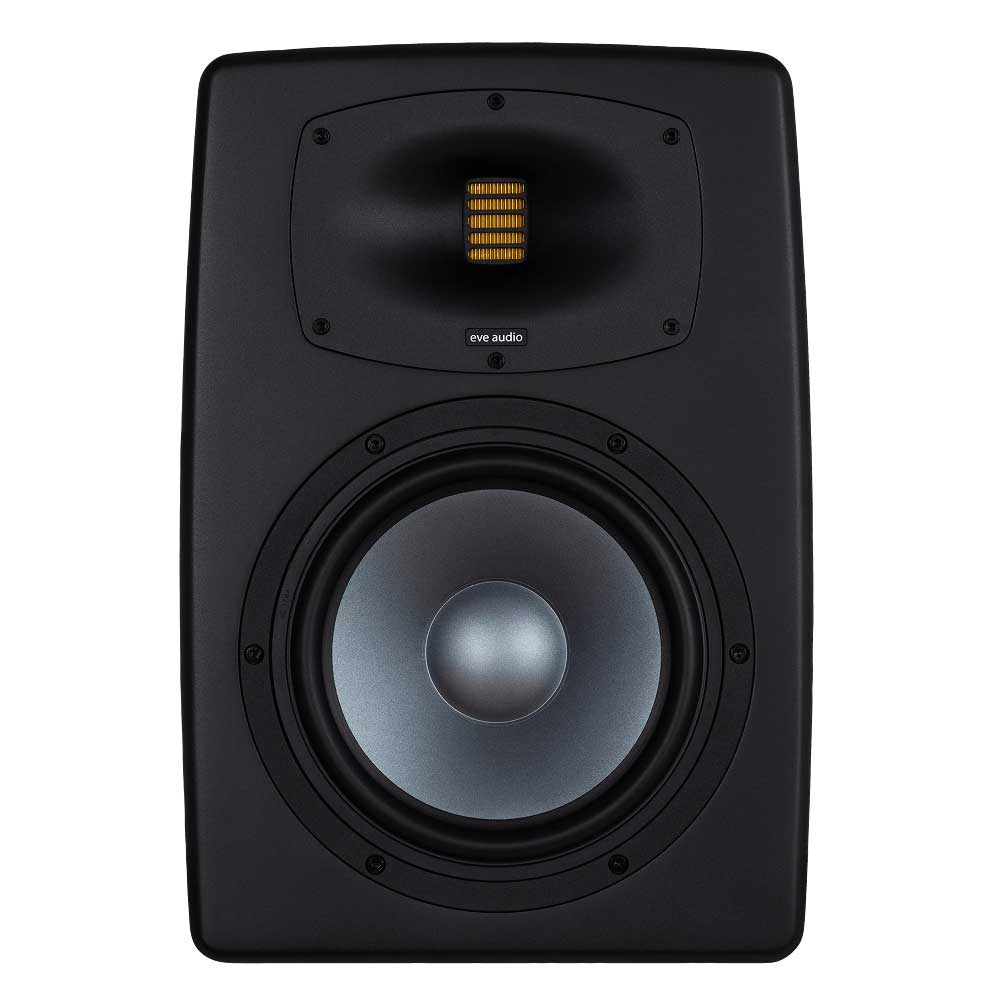 コンパクトモニタリングソリューション【特徴】EVE Audioが提案する 次世代のニアフィールドモニタリングEVE Audio EXOシリーズは広範囲な周波数帯域にわたって極めて高い精度で音声を再生する次世代のニアフィールドモニターです。EXOシリーズのために開発した新たなテクノロジーを搭載し、極めて広いスイートスポット、完璧なステレオイメージ、そして均一な指向性、正確で深みのある低域再生を実現し、高い精度のニアフィールドモニタリングを提供します。細部まですべて聞くEXOシリーズは、オーディオ技術における新たな標準を確立しています。革新的な高精度エアモーションツイーターと高度なGDCウェーブガイドを組み合わせることで、超広角のスイートスポット、完璧なステレオイメージング、および均質な分散を実現します。深層低音は正確で制御されており、これは拡張周波数範囲にわたって非常に高い精度を備えています。音響卓越性のためのエンジニアリング音響的に洗練されたデザインを細部まで仕上げたEXO 24は、クラス内で新たな基準を確立している。新しく開発されたEXOプレシジョンAirMotionツイーターとGDC導波路(ガイド付き指向制御)を組み合わせることで、正確な分散と詳細なステレオ画像を実現します。超軽量で寸法安定なポリアミドを原料としたAMTは、わずかな歪みで、超高速の過渡応答、高効率、詳細な高周波再現を実現します。より広く、より一貫性のある分散性を確保し、スイートスポットの拡大とステレオイメージングの強化に加え、ドルビーアトモスのようなマルチチャネル構成における空間統合を実現します。強力な4インチのウーファーにCALダイアフラム(コーティングアルミニウム)を搭載し、驚くほど深い低音と透明感のあるミッドサイズを実現しています。軽量なアルミニウム製コーンは、共鳴ダンプ付きダストキャップと最適化されたマグネットシステムを備えており、非常に高精度で動的な再現性を実現し、非常に低い歪みを実現しています。このシステムには、音響の卓越性に特化したエアフロー最適化LEDエンクロージャ(低屈折エンクロージャ)が付属しています。丸みを帯びたエッジを持つ曲面設計により、不要な音回折を効果的に低減し、よりクリーンで正確なリスニング体験を実現します。空力性能の向上により、リアバス反射ポートが強化され、より深い低音チューニングが可能となり、ポートノイズも大幅に低減できます。背面に搭載されたOLEDディスプレイと統合されたSMART Control Knobは、非常に直感的で使いやすい操作を可能にします。ディスプレイにはすべての重要なシステムパラメータが明確に表示されており、エンコーダーは出力レベル、ルームアダプテーションフィルター、入力ソースの選定など、重要な設定を正確に調整できます。EXO 24は、ソフトウェア制御、正確なキャリブレーション、および将来性のあるファームウェア更新に簡単にアクセスできるため、クリエイティブフローを中断することなく、モニター上で直接リアルタイムで調整できます。前面パネルでは、照明付きの「イブオーディオ」ロゴがマルチカラーステータスインジケーターとして機能します。オーバーロード保護、ファームウェア更新の進行状況、およびさまざまなシステム状態など、動作条件に関するリアルタイムのフィードバックを提供します。通常の動作中、ロゴは温かみのある白色の発光を放出し、システムが最適に動作しており、高忠実度のオーディオ再生や重要なモニタリング作業に対応していることを示しています。もちろん、ロゴの明るさを個人の好みに合わせて調整できます。 JANコード：4250626301043