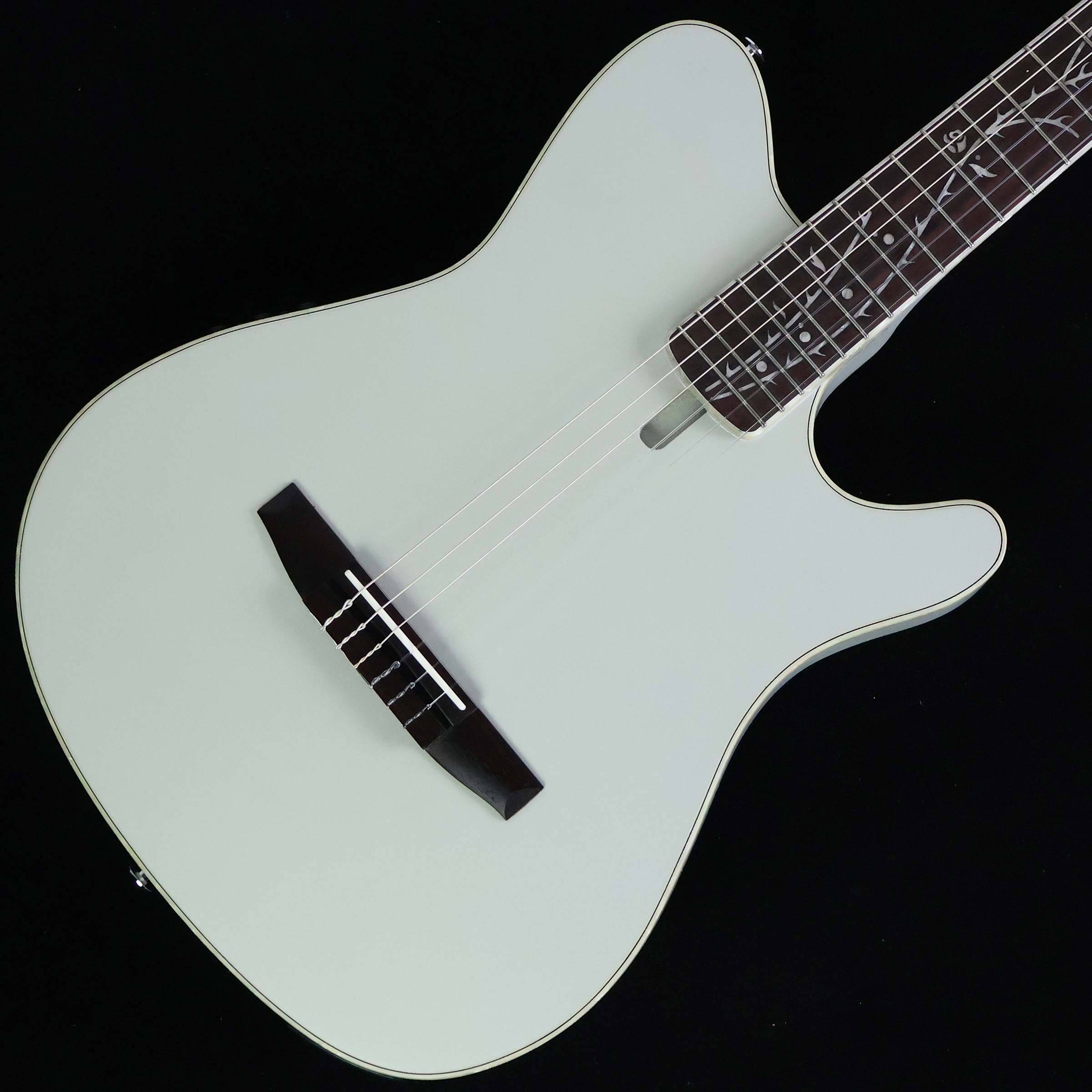 Polyphiaのギタリスト「Tim Henson」のシグネチャー・モデル【特徴】テキサス州ダラス市にて結成されたバンド「Polyphia」のギタリストであるティム・ヘンソンのシグネチャーモデル。こちらはピックアップシステムを搭載した「ナイロン・エレクトリック・ギター」です。ボディトップは単板のシトカスプルース、サイド&バックにはサペリを採用。ボディサイドにサウンド・ポートを装備した薄型のFRシェイプ・ホロウ・ボディはエレキ・ギターからの持ち替えでも違和感のない抱え心地で、優れた演奏性を実現しています。ピックアップはフィッシュマンのソニコアを搭載。チューナーを装備したアイバニーズのプリアンプ「AEQ210TF」はシンプルな操作で積極的なサウンドメイクが可能となっています。【杢目マニア花井のイチオシポイント！】ナイロン弦ならではの柔らかな音色と、薄型ボディの弾きやすさが魅力。ギタリストのTim Hensonがプロデュースしたモデルではありますが、ルックス的にはシグネチャーモデル然としていないため「薄くて弾きやすいエレガット」をお探しの方には是非ともオススメしたい1本です。この商品についての詳しいお問い合わせは TEL：0570-020-025 または「お問い合わせフォーム」よりお願いします。 【花井's Profile】長野県松本市出身。三度のメシより杢（もく）が好き、自他ともに認める杢目マニア。14年間勤務していた松本店では「ギター生産量日本一」の環境を活かし地元のメーカーや工房とコラボレーションしたショップオーダーモデルなどを多数企画。ギターの製作現場にて数々の職人とミーティングを重ね木材の知識やカスタムオーダーのノウハウを蓄積。これまで培った知識と経験を活かし、彼自身がセレクト〜撮影までおこなったギターをオンラインストアに掲載中。その魅力を全国のギターファンに伝えている。【詳細情報】BODY TOP ： Solid Sitka SpruceBODY SIDE ： SapeleBODY BACK ： SapeleNECK ： Nyatoh（C Shape）FRETBOARD ： RosewoodBRIDGE ： RosewoodTUNING MACHINE ： Chrome Classical TunersNUT ： Bone（46mm）SADDLE ： BonePICKUP ： Fishman S-CorePREAMP ： Ibanez AEQ210TF（Onboard Tuner）CASE ： Soft CaseCOLOR ： Silver Metallic FlatJANコード：4549763398970【mtmt_hni】