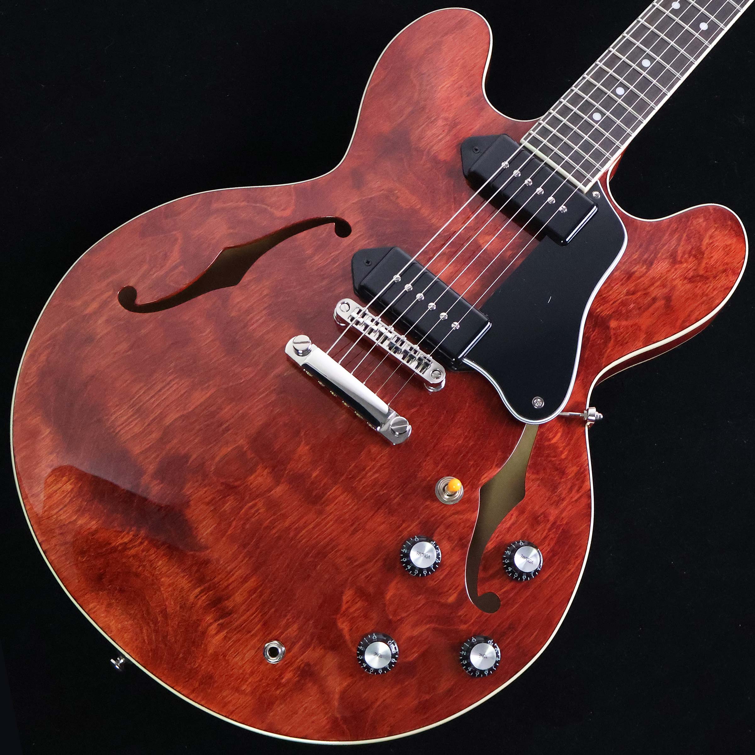 Seventy Sevenの新たなラインナップ「Japan Tune-Upシリーズ」【特徴】Seventy Seven Guitarsから新たなラインナップ「Japan Tune-Upシリーズ」が登場しました。海外の工場で生産されたのち、国内の工房で長年ギター製作に携わってきた熟練の職人がネックやフレットといった演奏性にダイレクトに関わってくる部分を細部にわたって調整。工場出荷時の段階からプレイヤーの手になじむように細心の注意を払ってセットアップされており、手にした瞬間にその丁寧な造りと圧倒的なプレイアビリティがしっかりと体感できます。ボディ&ネックにはメイプルを採用。センターブロックにバスウッドをセレクトする事で3.0kg台前半の軽量な仕上がりとなっており、この辺りも優れた演奏性に直結する部分でしょう。ピックアップはオリジナルの「AL5S」を搭載。艶やかで透明感のあるクリーントーンから歯切れ良さと暖かさを併せ持ったドライブサウンドまで、豊かな表現力でプレイヤーの想いをダイレクトにアウトプットしてくれます。【杢目マニア花井のイチオシポイント！】「手頃な価格のハコモノ」をお探しの方には是非ともチェックして頂きたいEXRUBATO-STD。熟練の職人によって丁寧に組み込まれ細部まで拘ってセットアップされており、豊かな鳴りと圧倒的な弾きやすさが存分に堪能できる素晴らしい仕上がり。初めてのハコモノとしては勿論のこと既にセミアコをお使いの方のセカンドギターとしてもオススメできる魅力溢れる一本です。カラーバリエーションも豊富なので、杢目や色味などを比較しながらお気に入りの個体をお探し下さい。この商品についての詳しいお問い合わせは TEL：0570-020-025 または「お問い合わせフォーム」よりお願いします。 【花井's Profile】長野県松本市出身。三度のメシより杢（もく）が好き、自他ともに認める杢目マニア。14年間勤務していた松本店では「ギター生産量日本一」の環境を活かし地元のメーカーや工房とコラボレーションしたショップオーダーモデルなどを多数企画。ギターの製作現場にて数々の職人とミーティングを重ね木材の知識やカスタムオーダーのノウハウを蓄積。これまで培った知識と経験を活かし、彼自身がセレクト〜撮影までおこなったギターをオンラインストアに掲載中。その魅力を全国のギターファンに伝えている。【詳細情報】BODY ： Laminated Plain MapleCENTER BLOCK ： BasswoodNECK ： MapleFINGERBOARD ： OvangkolNUT ： BoneBRIDGE ： ABR-1 TypeMACHINEHEADS ： Kluson KTS90SLN NiFRET ： Nickel SilverPICKUPS ：Seventy Seven AL5SCONTROL ： 2Vol、2Tone、3Way SWSCALE ： 628mmWIDTH at NUT ： 43.0mmFINGERBOARD RADIUS ： 305RFINISH ： Urethane UV CoatingSTRINGS ： Elixir NANOWEB Light (.010-.046)CASE ： HardCaseWEIGHT ： 3.38kgJANコード：4571470383673【mtmt_hni】【dev_soy2021_kw】