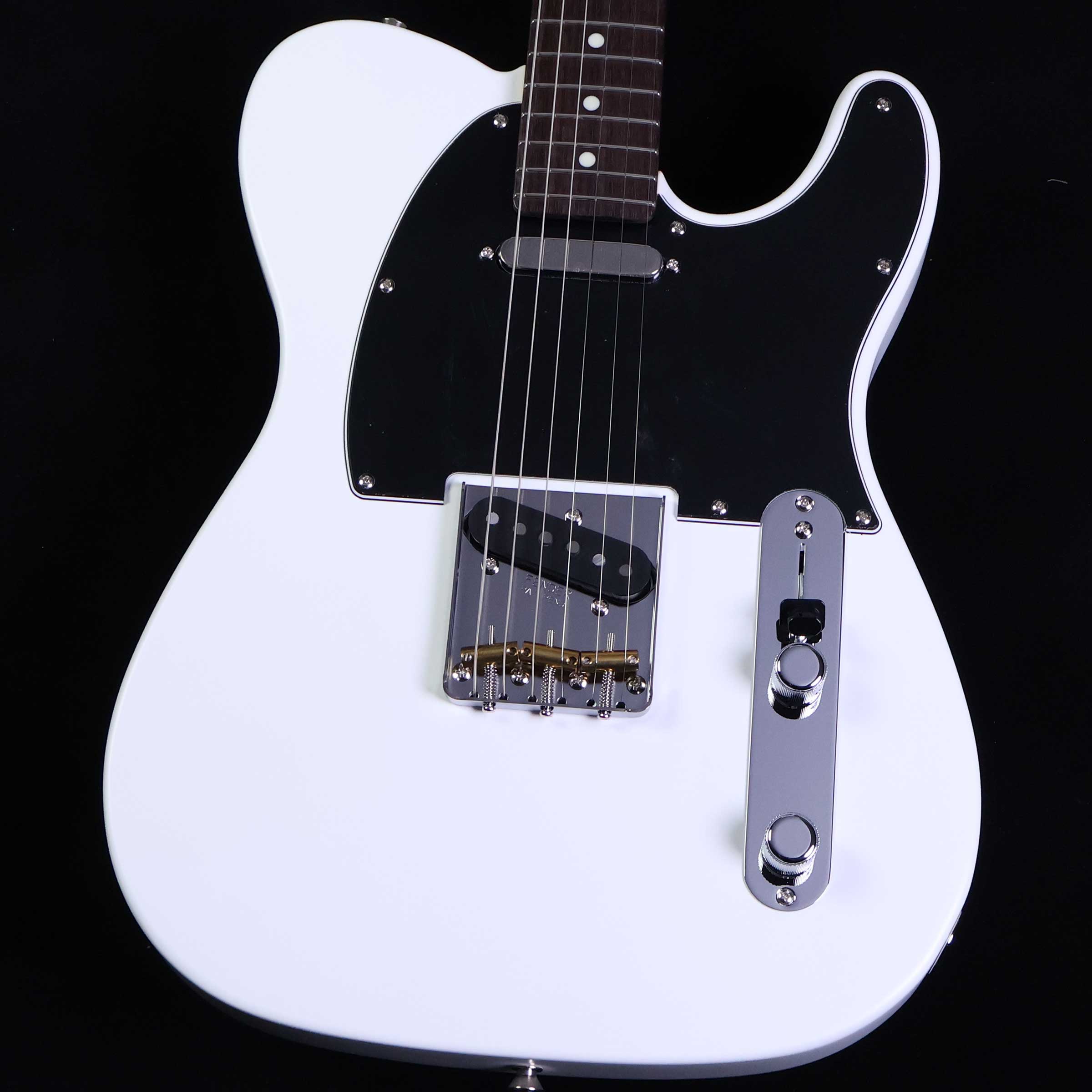 Made in Japan Hybrid II Telecaster Rosewood Fingerboard Satin Arctic White【特徴】Hybrid II Telecasterは、定評あるアルダーボディに新設計のHybrid II Custom Voiced Single Coilピックアップを装備し、ヴィンテージスタイルのスランテッドブラスサドル仕様のブリッジを搭載。ヴィンテージロッキングチューナー、サテンフィニッシュのネック、Modern "C"シェイプに9.5インチラジアスの指板とナロートールフレットがスムーズなプレイヤビリティを提供します。より現代的な演奏スタイルに対応したハイブリッドシリーズがさらに進化しました。プレイヤーを選ばない握り込みを実現したモダンCシェイプネック、22フレット使用の採用に加え、抜けにくい構造のPure Tone Jack，キャパシターにはオレンジドロップを使用しています。コントロールは4ポジションで2つのPUをシリーズとパラレル接続が可能なため幅広いサウンドバリエーションが楽しめます。【詳細情報】ボディAlderボディフィニッシュGloss PolyurethaneボディシェイプTelecaster ネックMapleネックフィニッシュSatin Urethane Finish on Back, Gloss Urethane Finish on FrontネックシェイプModern "C"スケール25.5" (648 mm)フィンガーボードRosewoodフィンガーボードラジアス9.5" (241 mm)フレット数22Frets SizeNarrow TallナットBoneナット幅1.650" (42 mm)ポジションインレイWhite DotブリッジピックアップHybrid II Custom Voiced Single Coil Telecaster ネックピックアップHybrid II Custom Voiced Single Coil Telecaster コントロールMaster Volume, Master Toneピックアップスイッチ4-Position Blade: Position 1. Bridge Pickup, Position 2. Bridge and Neck Pickups (In Parallel), Position 3. Neck Pickup, Position 4. Neck and Bridge Pickups (In Series)ピックアップコンフィギュレーションSSブリッジ3-Saddle Vintage-Style Strings-Through-Body Tele with Slanted Brass Barrel SaddlesハードウェアフィニッシュNickel/ChromeチューニングマシーンVintage-Style Lockingピックガード3-Ply BlackコントロールノブKnurled Flat-Top付属品：ソフトケース、保証書、レンチJANコード：0197955164618こちらの商品は個体商品ではありません。画像はサンプルとなりお届けする商品は別個体となります。