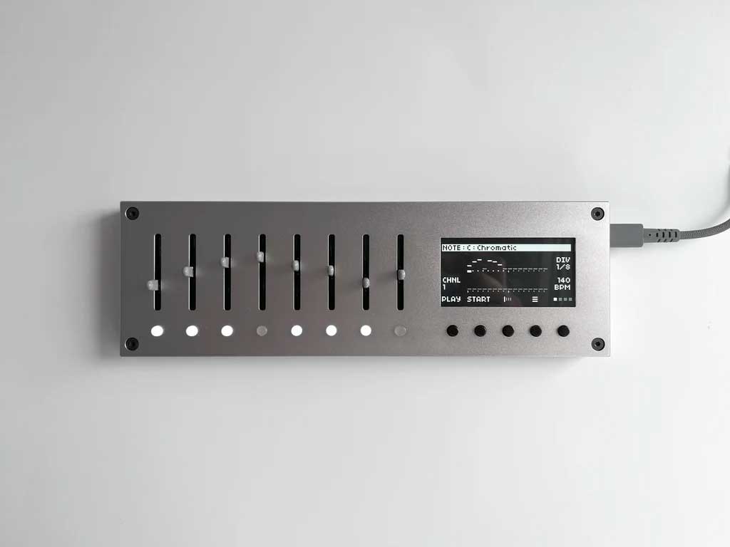 音楽制作体験を一変させる、最先端の多機能MIDIコンピューターです。【特徴】Light ReftのMONOLITは、音楽制作体験を一変させる、最先端の多機能MIDIコンピューターです。精度と柔軟性を求めるミュージシャンのために設計されたMONOLITは、あらゆるDAWやハードウェアデバイスとのシームレスな統合、カスタマイズ可能なプリセット、そして直感的なインターフェースにより、容易なコントロールと創造性を実現します。DAWに没頭する時も、外部ハードウェア機器でジャムセッションをする時も、MONOLITが全てをカバーします。指先一つで操作できる無限のプリセットライブラリ。各バンクには8つのスライダーと8つのボタンが用意されており、非常に多くのコントロールが可能です。各スライダーとボタンには、多彩なオプションが用意されています。MIDIオートメーションの記録、スライダーの動きに合わせたディレイタイムの設定、ノートやLFOの送信、そしてデバイス内で直接様々なパラメータを調整できます。この柔軟性により、セットアップのあらゆる細部まで完全にコントロールできます。しかし、それだけではありません。 MONOLITは、あなたの多用途性と同じくらい多機能です。ゲームパッド、キーボード、Monome Grid、その他お好きなMIDIデバイスなど、様々なデバイスを接続できます。つまり、洗練されたパワフルなインターフェースから、セットアップ全体をコントロールできるのです。完璧なビートを作ったり、シンセサイザーを調整したり、その中間にあるあらゆる作業において、MONOLITはあなたの音楽的アイデアを簡単かつスタイリッシュに形にするツールです。【詳細情報】筐体：筐体とフロントパネルは、一体型のアルミニウム製です。(設計・組み立ては日本で行われています)。画面：128x64 のマルチブライトモノクロディスプレイ、見やすいピクセルフォント。コントロール：8 つのスライダーと 13 個のボタンでフルコントロール。バンク：8 つのバンクに、それぞれ合計 64 個のカスタマイズ可能なスライダーとボタンを搭載。メモリー：プリセットの保存、読み込み、編集、切り替えが簡単に行えます。互換性：MONOLIT は、MIDI をサポートするあらゆる DAW またはハードウェアデバイスで動作します。接続：TRS から MIDI、USB-C 出力、外部デバイス接続用の USB 入力。モード：4 つのカスタマイズ可能なスライダーモードと 2 つのボタンモード。JANコード：4595432286017