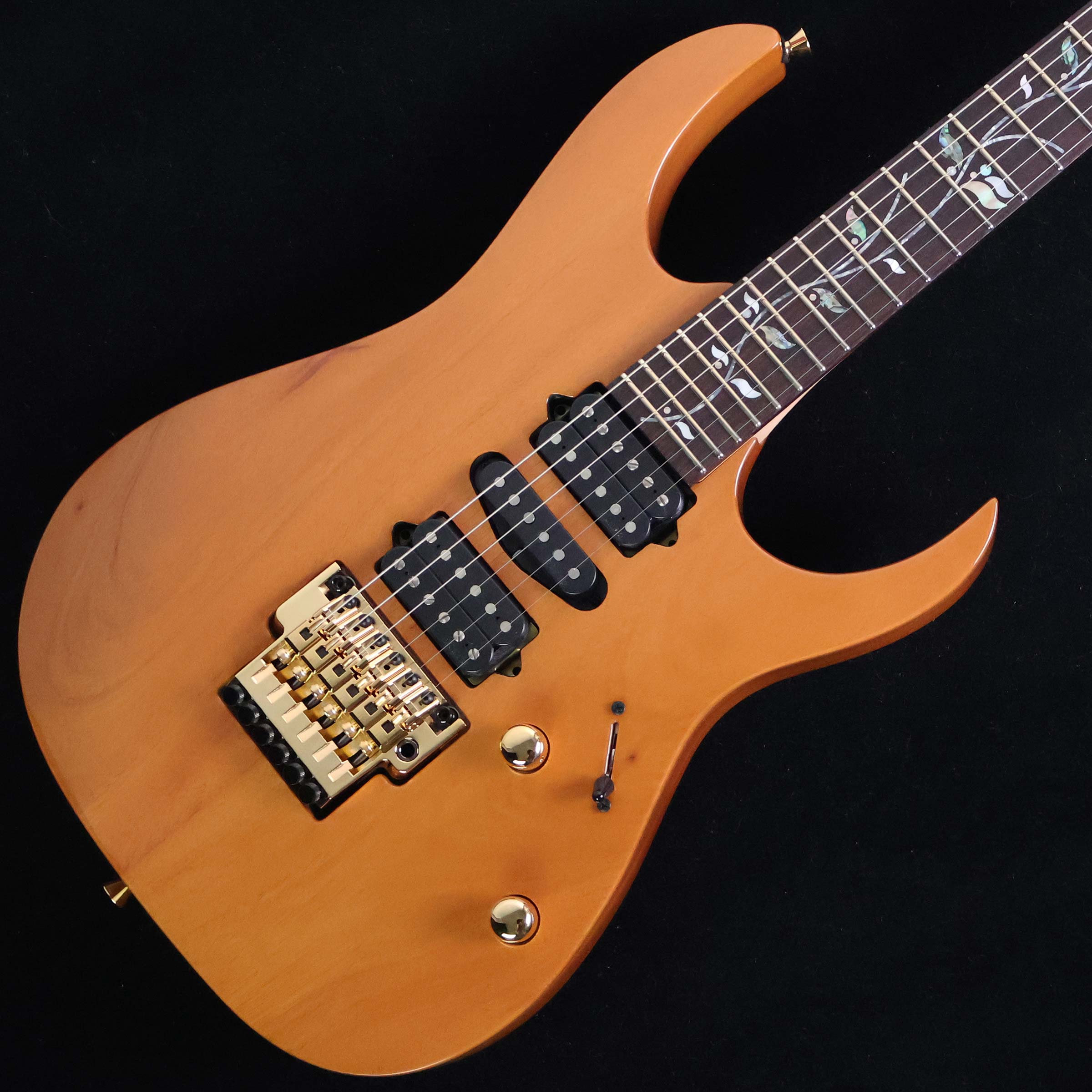 希少なホンジュラス・マホガニー材を使用した限定モデル【特徴】「j.custom」とは「厳選された材を使用し、日本屈指の熟練クラフトマンが組み上げる、常に高いプレイアビリティと優れたサウンドを追求するギター」というコンセプトを掲げ、多様化するギタリストのスタイルや嗜好・要望に高い次元で応えるため国内の工房で熟練の職人達によって組み上げられるIbanezの最高峰モデル。こちらは、ボディに希少なホンジュラス・マホガニーを贅沢に使用した完全限定生産のリミテッド・モデルです。Ibanezならではの極薄シェイプに仕上げられたネックはメイプルとウェンジの5ピース構造となっており強度もしっかりと確保。ネック裏はサラッとした質感で仕上げられており、ポジションを問わず優れたプレイアビリティを実現しています。ピックアップはディマジオ製を搭載。透明感のあるクリーントーンから重厚なドライブサウンドまで、豊かな表現力でプレイヤーの想いをダイレクトにアウトプットしてくれます。※完全限定生産につき在庫限りとなります。【杢目マニア花井のイチオシポイント！】言わずと知れたIbanezの最高峰モデル「j.custom」のリミテッド・モデルが入荷しました！年々確保が難しくなってきている希少なホンジュラス・マホガニーをボディに採用。厚みのある中低域の鳴り、素直でまとまりのあるサウンドが特徴で、ディマジオ製ピックアップとの相性も抜群。音の一つひとつが明瞭で、コードでの分離感、ソロプレイでの粒立ちの良さなど、表現力豊かで上質なトーンが際立つ1本となっています。トップ材にフレイム・メイプルを採用したモデルのような華やかさとは異なる「質実剛健な佇まいとサウンド」を備えた玄人好みの仕上がり。限定モデルだからこその特別感を存分に味わって下さい！この商品についての詳しいお問い合わせは TEL：0570-020-025 または「お問い合わせフォーム」よりお願いします。 【花井's Profile】長野県松本市出身。三度のメシより杢（もく）が好き、自他ともに認める杢目マニア。14年間勤務していた松本店では「ギター生産量日本一」の環境を活かし地元のメーカーや工房とコラボレーションしたショップオーダーモデルなどを多数企画。ギターの製作現場にて数々の職人とミーティングを重ね木材の知識やカスタムオーダーのノウハウを蓄積。これまで培った知識と経験を活かし、彼自身がセレクト〜撮影までおこなったギターをオンラインストアに掲載中。その魅力を全国のギターファンに伝えている。【詳細情報】BODY ： 2pc Honduras MahoganyNECK ： 5pc Maple/WengeNECK TYPE ： RG j.custom Super Wizard（1f：17mm /12f：19mm）FINGERBOAD ： Rosewood（Tree of Life inlay）FRET ： Jumbo（j.custom fret edge treatment）BRIDGE ： Lo-Pro Edge BridgeSCALE ： 648mmNECK PICKUP ： DiMarzio Air NortonMIDDLE PICKUP ： DiMarzio True VelvetBRIDGE PICKUP ： DiMarzio The Tone ZoneCONTROLS ： 1Vol、1Tone、5Way P.U. Selrctor STRINGS ： D'Addario EXL120（.009 - .042）HARDWARE COLOR ： GoldCOLOR ： NaturalCASE ： HardcaseWEIGHT ： 4.18kgJANコード：4549763375292【mtmt_hni】【kw_HRHM_EG】