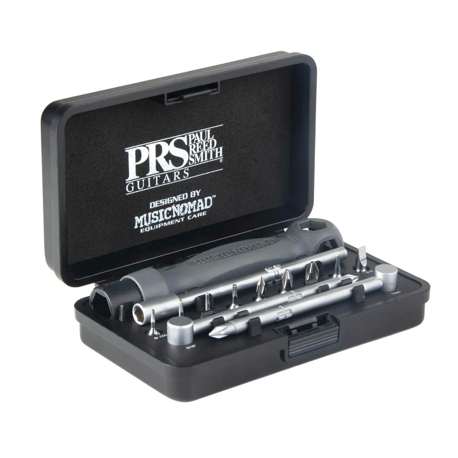 P.R.S.（ポール・リード・スミス）ギターのメンテナンスに必要な工具をひとつにまとめた専用ツールキット【特徴】P.R.S.（ポール・リード・スミス）ギターのメンテナンスに必要な工具をひとつにまとめた専用ツールキットです。USAモデルをはじめ、さまざまなシリーズのP.R.S.ギターに幅広く対応。トラスロッド、イントネーション、弦高など、各部の調整やセッティングに使用できます。キットには、P.R.S.ギターに適したサイズの六角レンチ、ドライバービット、トラスロッドレンチなど、全18点のツールを収録。トラスロッドやサドルをはじめ、ペグ、アウトプットジャック、ピックアップ、ピックガード、トレモロユニットなど、ギター各部の調整やメンテナンスに対応します。収納ケースには、コンパクトで耐久性に優れたアルミ製ケースを採用。自宅でのメンテナンスはもちろん、ライブやリハーサル、ツアーなどへの持ち運びにも便利なツールキットです。【詳細情報】セット内容・六角ビット：1/2インチ（12.7mm）、1/16インチ（約1.59mm）、1.5mm、2mm・六角ナット用レンチ：1/4インチ（6.35mm）、10mm、7/16インチ（約11.11mm）、12mm、1/2インチ（12.7mm）×2、14mm・プラスドライバービット：#0、#1、#2・マイナスドライバービット：3mm、5mm・トラスロッドレンチ：5/16インチ（約7.94mm）、7mmケースサイズ 約76.2 × 139.7 × 35.6mmJANコード：0850022370946