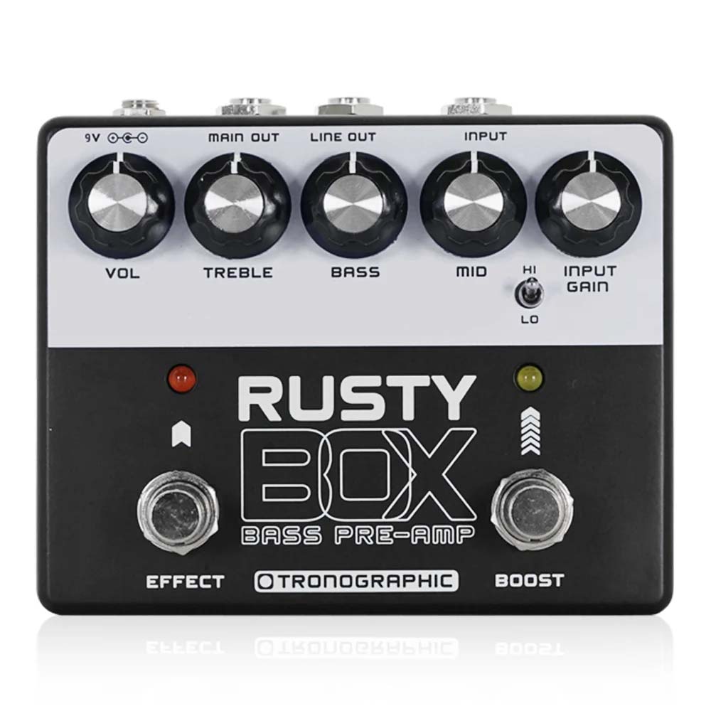 ベースギターに最適化して制作された楽器用プリアンプペダル 日本限定モデル【特徴】Tronographic Rusty Box Japan Editionは、Rusty Boxの日本限定モデルです。ブラックとホワイトで構成されたデザインの限定生産モデルとなります。- Input Gainコントロールで正確なゲイン、ドライブ設定が可能- 3バンドEQによりベースギターのトーンを詳細に設定- よりアグレッシブなボリューム/ドライブが得られるBoostモード- バランスドアウトプット(600Ω)によりDIとしても使用可能- トゥルーバイパス- スタンダードなセンターマイナスDC9V（130mA）で駆動Rusty BoxTronographic Rusty Boxは、特にベースギターに最適化して制作された楽器用のプリアンプペダルです。ベースギター向けに制作していますが、レギュラーギターでもお使いいただけます。1970年代の“ハイゲイン”なソリッドステートベースアンプのトーンを再現しながら、現代的な機能を持たせて再構築しました。Input Gain、Bass/Middle/Treble EQ、Master VolumeコントロールやBoostフットスイッチを搭載。トゥルーバイパスで、DIとしても使用可能なバランスドアウトプットを有しています。基本的な使い方- エフェクターとしてRusty Boxは、お使いのシステムの中に手軽に組み込むことができます。エフェクトチェインやエフェクトループ、ベースアンプ側のプリアンプ前後などに接続することができます。楽器側のケーブルをInputに、アンプ側のケーブルをMainアウトプットに接続して使用します。- DIボックスとしてRusty BoxのMainアウトプットは600Ωのバランスドアウトプットとして使うことができます。エフェクターとして使用する際はここにスタンダードなモノラルフォンジャックを接続しますが、DIボックスとして使用する場合TRSケーブルを使用します。このケーブルはミキシングボード等のバランスドオーディオデバイスに接続します。また、同時にLineアウトプットをモニター用に使用することもできます。- パワーアンプのためのプリアンプとしてRusty BoxのLineアウトプットは、フルヴォリュームのアンバランスドオーディオシグナルを出力します。本体のVolumeノブを通さずにシグナルを出力するため、Input Volumeコントロールを使用してパワーアンプをドライブさせることができます。エフェクターとしてやDIボックスとしての使用法と組み合わせ、モニターアンプやラインアウトとベースアンプのインプットを組み合わせる等、様々な使い方が可能です。コントロールInput Gain：Rusty Boxのインプットアンプリファーステージのゲインを設定します。時計回りに回せばシグナルはラウドになり、歪みが加わります。Boost ON時、このコントロールは、9時辺りを超えれば歪みが加わります。また、このコントロールはHI/LOスイッチと併せてご使用いただけます。HI/LO：このトグルスイッチは、Rusty BoxにアンプのHigh/Lowインプットの切替機能と同様の機能を設定できます。Hi側に設定すればハイインピーダンスなインプットに、LO側に設定すればインプットインピーダンスが少し下がり、音量も低減されます。HI側はラウドなトーンに、LO側は高域と音量が少し減衰するトーンになります。Boost：このフットスイッチは、サウンドにさらなる音量とドライブを追加したい時に使用します。スイッチをONにすれば、インプットステージがブーストされ、シグナルが強化されます。本体がバイパス時にはブーストもバイパスされます。Mid：Rusty BoxのEQセクションの1つです。時計回りに回せばミッドレンジが強調されます。12時位置より左側に回せばミッドレンジがカットされます。Bass：Rusty BoxのEQセクションの1つです。時計回りに回せばローエンドからローレンジが強調されます。Treble：Rusty BoxのEQセクションの1つです。時計回りに回せばトップエンドやトレブルレンジが強調されます。Volume：マスターヴォリュームコントロールです。Mainアウトプットから出力されるシグナルの音量を調整します。Lineアウトプットからの出力には影響しません。Effect：Rusty Box本体のバイパススイッチです。トゥルーバイパス時には全てのエフェクトがバイパスされ、インプットからMainアウトプットにシグナルが直結されます。この時、Lineアウトプットからの出力はミュートされます。また、バイパス時、Mainアウトプットからの出力はアンバランスドとなります。入出力端子Input：Rusty Boxのオーディオインプット端子です。楽器やエフェクターなどからの出力を接続します。インプットインピーダンスはHi側が250kΩ、Lo側が18kΩです。Line Out：Volumeコントロールを通る前の、フルヴォリュームのアンバランスドシグナルを出力します。本体をパワーアンプ前のプリアンプとして使用する際に最適です。ここからの出力の音量を調整する場合、Input Gain、Boostフットスイッチ、Hi/Loトグルスイッチで行います。また、ここからの出力はバイパス時にミュートされます。Main Out：Volumeコントロールを通した出力、およびバイパス時の出力を行う端子です。モノラルプラグを接続すればアンバランスドアウトプットに、ステレオプラグのTRSケーブルを接続すればバランスドアウトプットになります。アウトプットインピーダンスは600Ωです。Mainアウトプットからの出力は、アンプ本体のプリアンプ前に接続することを推奨します。トゥルーバイパス時、ここからの出力はアンバランスドとなります。【詳細情報】種類：ベースプリアンプアダプター：9Vセンターマイナス電池駆動：−コントロール：Volume、Treble、Bass、Middle、Input Gain、Hi/Low、Effect、Boost※Rusty Box Japan Editionは、スタンダードな2.1mmバレルタイプ、センターマイナスDC9Vアダプターで駆動します。消費電流は130mAです。電池はお使いになれません。JANコード：4562459907942