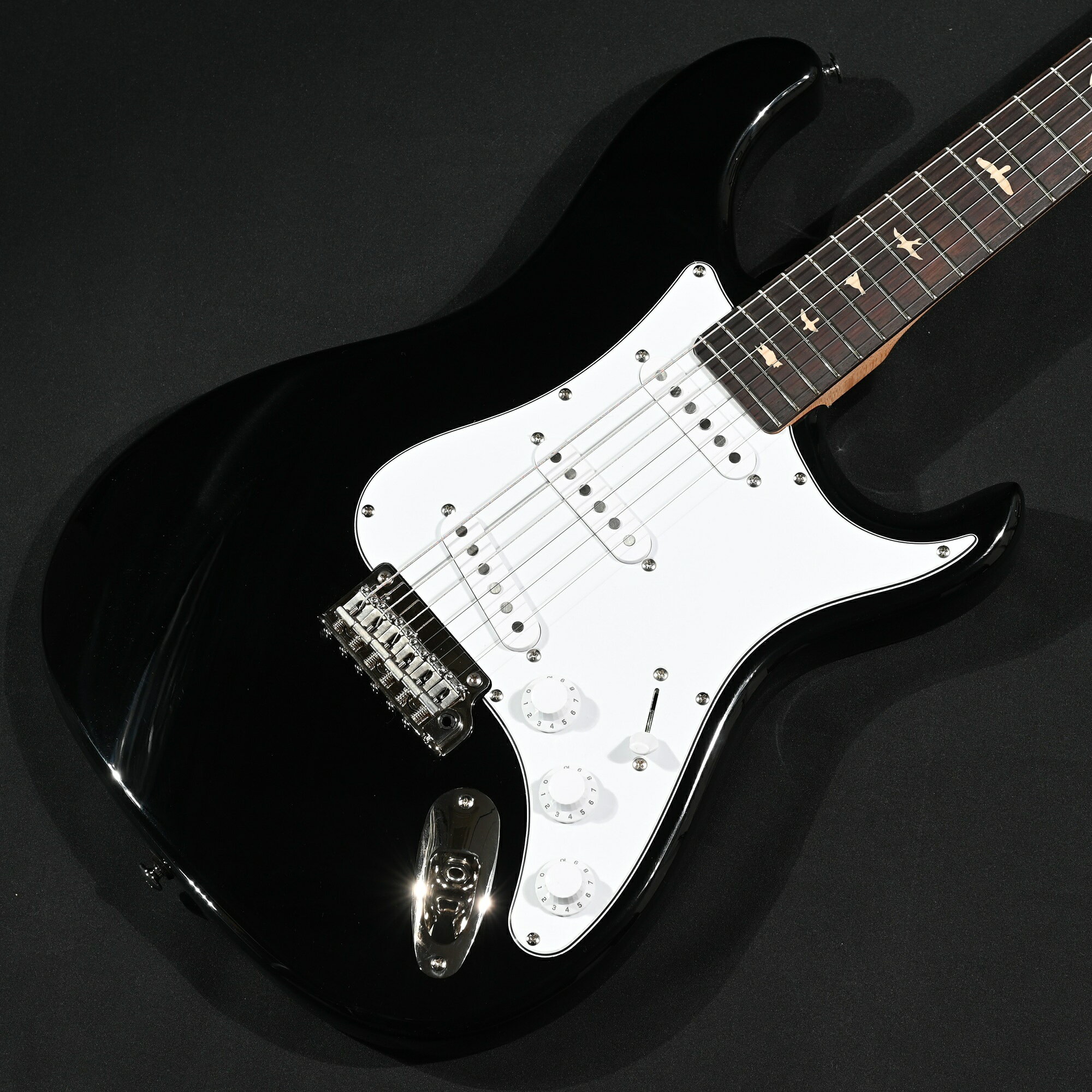 精悍なピアノブラック！SE Silver Sky【特徴】ジョン・メイヤーとの共同開発により誕生したSE Silver Skyのローズウッド指板モデル。ポプラボディにボルトオンのメイプルネック、25.5”スケール＆8.5”ラディアスを採用し、高い演奏性を実現しています。専用設計の635JM “S”シングルコイル・ピックアップは、ヴィンテージをリスペクトした芳醇なミドルレンジとバイト感が魅力。2点支持スチール製トレモロとあわせ、高い安定性とあたたかみのある豊かなトーンを併せ持つ1本です。現品画像【商品のコンディション】新品・未展示品・現物画像掲載・メーカー保証付属【担当者コメント】ヴィンテージのフィーリングと現代的なプレイアビリティを融合させたJohn Mayerシグネチャーモデルです。現在メーカー生産完了につき在庫限りの流通となる「Piano Black」カラーを採用しており、ローズウッド指板由来のマイルドで奥行きのあるミッドレンジと豊かなトーンが特徴の1本です。この商品についての詳しいお問い合わせは TEL：0570-020-025 または「お問い合わせフォーム」よりお願いします。【詳細情報】Body Wood : PoplarTop Carve : Flat TopNeck Wood : MapleNeck Construction : Multi-PlyNeck Shape : 635JMNeck Depth at the 1/2 Fret : 27/32"Neck Width at the Nut : 1 41/64"Fretboard Wood : RosewoodNumber of Frets : 22Scale Length : 25.5"Fretboard Radius : 8.5”Fretboard Inlay : Small BirdsBridge : 2-Point Steel TremoloTuners : Vintage-StyleNut : Synthetic BoneTreble Pickup : 635JM “S”Middle Pickup : 635JM “S”Bass Pickup : 635JM “S”Controls : Volume and Two Tone Controls with a 5-Way Blade Pickup SwitchCASE : Gig Bagweight:3.25kgS/N:CTIF027040JANコード：0825362158127