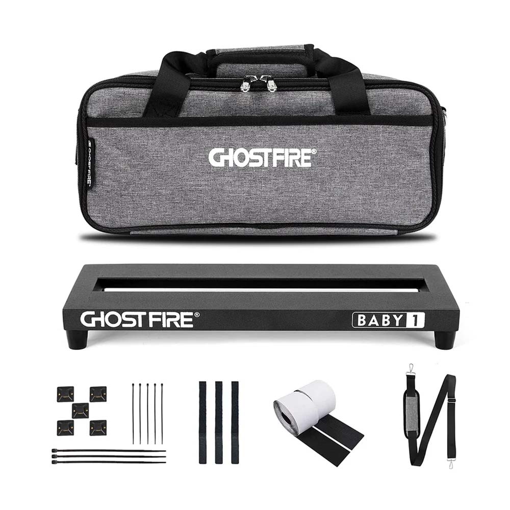 航空機グレードのアルミニウム合金を使用した軽量ペダルボード【特徴】Ghost Fire Vシリーズペダルボードは、航空機グレードのアルミニウム合金を使用した軽量ペダルボードです。ボードには面ファスナー（ループ）が付属し、すぐにボードに設置することができます。高さ3.5cmのゴム足が付属していて、十分な高さと操作性を確保しています。これによりボード裏にパワーサプライを取り付けることも可能です。ボードサイズは約35×14cm、440gと軽量で、3〜4個程度のエフェクターを設置することができます。※設置できる数はエフェクターサイズにより異なります。ご使用になるエフェクターのサイズとボードサイズをご確認ください。800Dの防水性を持つ送り布を用いた、パッド入りの専用バッグが付属しています。バッグはショルダーベルトもあり、肩掛けしたりスーツケースのプルロッドに取り付けたりできます。さらにケーブルクリップ、ローリングベルトが付属し、ボードを美しく仕上げたり、ケーブルを素早く整理して持ち運ぶことができます。【詳細情報】- 航空機グレードのアルミニウム合金を使用した軽量ペダルボード- 800Dの防水性オックスフォード布のパッド入り専用バッグが付属- ボードサイズ：約35×14cm- バッグサイズ：約48×18×11cm、460gJANコード：4562459914193