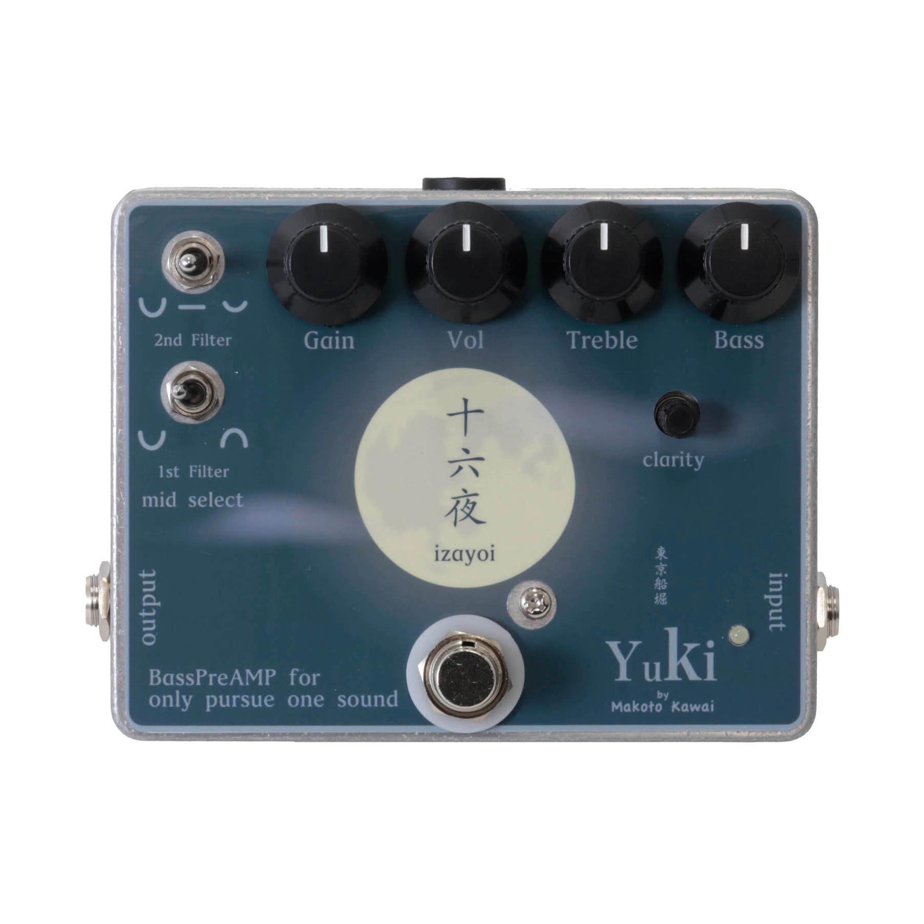 月をデザインモチーフに、シンプルながらも高機能な音調整が可能【特徴】Yuki Bass Sound System シリーズは、ベーシストのニーズに応じた専用機器を提供するために設計されており、その第一弾製品である「十六夜-IZAYOI-」ベース・プリアンプは、プロミュージシャンが求める基本的な音作りに特化しています。このプリアンプは月をデザインモチーフに採用し、シンプルながらも高機能な音調整が可能です。「十六夜-IZAYOI-」は、スタジオ録音やライブパフォーマンスでの使用に最適です。特に、ジャズ、ブルース、ロックなど多岐にわたるジャンルでそのクオリティを発揮し、プロのミュージシャンから趣味で演奏する人まで幅広く対応できる柔軟性を持っています。この製品は、ベーシストのペダルボードにスイッチャーが組み込まれる現代のトレンドに応え、演奏者が求めるサウンドを実現します。基本コントロール：「十六夜-IZAYOI-」は、Gain, Volume, Treble, Bass, Clarityという基本的なコントロールを備えており、直感的にサウンドを調整できます。Mid Filterの追加：さらに細かなサウンド調整を可能にするため、2種類のMid Filterを搭載しています。1st Filter：インプットバッファの直後に位置し、バイパスまたはミッドカットを選択できます。2nd Filter：ボリューム回路前段に配置され、ミッドカット1、ミッドカット2、オフの設定が可能です。中域の調整機能：このプリアンプは中域が非常に強いため、Mid Filterを通じて、使用者の好みに応じて中域を調整できます。OFF時は、ミッドカットを完全にバイパスし、元々の力強いサウンドを保つことが可能です。【詳細情報】製品サイズ：119 x 108 x 76mm製品重量：382g入力端子：1/4” TS PHONE入力インピーダンス：1MΩ出力端子：1/4” TS PHONE出力インピーダンス：10KΩ電源/消費電流：DC9V（φ2.1mmセンターマイナス）250mA（別売）パッケージサイズ：11.2 x 15 x 7.7cm総重量（パッケージを含む）：0.46kg生産国：日本【注意点】フィルターの正しい使用：Mid Filterは細かなサウンド調整を提供しますが、設定によっては予期せぬ音の変化が生じることがあるため、使用前に各設定をよく理解し、テストすることが重要です。保守とメンテナンス：高品質のコンポーネントを使用しているため、定期的なメンテナンスを行い、長期間にわたり最高のパフォーマンスを保つことが推奨されます。JANコード：4515515551061