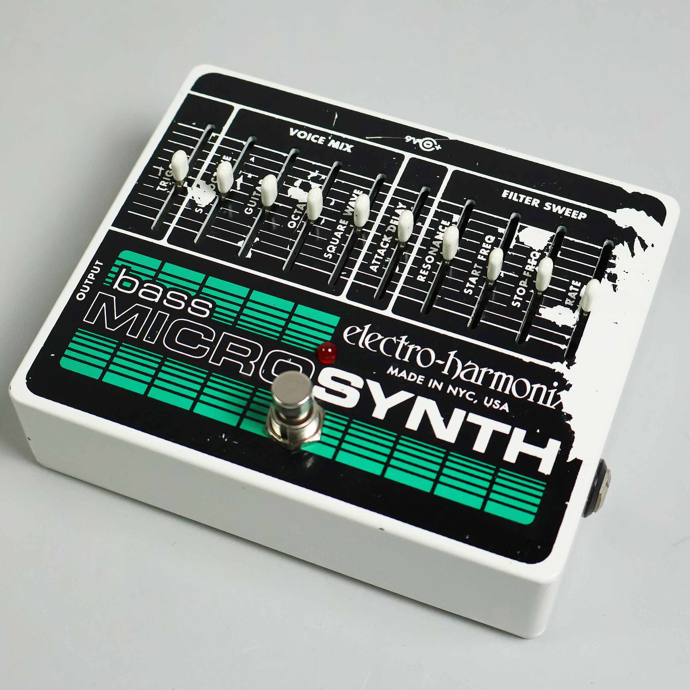 コンパクトエフェクター ベースシンセサイザー【特徴】Bass Micro Synthesizerは、ギター用マイクロシンセをベース用にチューニングした製品です。パーカッシブなサウンドから弓弾きの様な逆回転サウンドまで、10個のスライダーを操作することによって初期のムーグ・シンセサイザーに代表されるヴィンテージ・アナログ・シンセサウンドをコントロールすることができます。 現品画像【商品のコンディション】中古・3カ月中古保証付属・現品画像掲載音だし、機能確認済。問題ありません。※電源アダプターは付属されていません。筐体はある程度使用感があり、パネルのプリントが剥がれている箇所が多くあります。全体的に細かい傷が多数あります。付属品：箱、取扱説明書※中古商品のため、画像にない細かい傷等がある場合がございます。また、基本機能の動作確認のみで、全機能の詳細な動作確認までは行っておりません。現状でのお渡しとなりますので予めご了承ください。※こちらの商品は現品1点限りでございます。ご注文時、既に売却済となっている可能性がございます。誠に申し訳ございませんが、予めご了承下さい。【詳細情報】3-pole Analog Resonant Filter4 Voice Mixer(Sub Octave/Original/Octave/Square Wave)Filter Sweep(Resonance/Start Freq/Stop Freq/Rate)True Bypass寸法 : 144mm(W)×119mm(D)×60mm(H) 550gJANコード：0683274010809