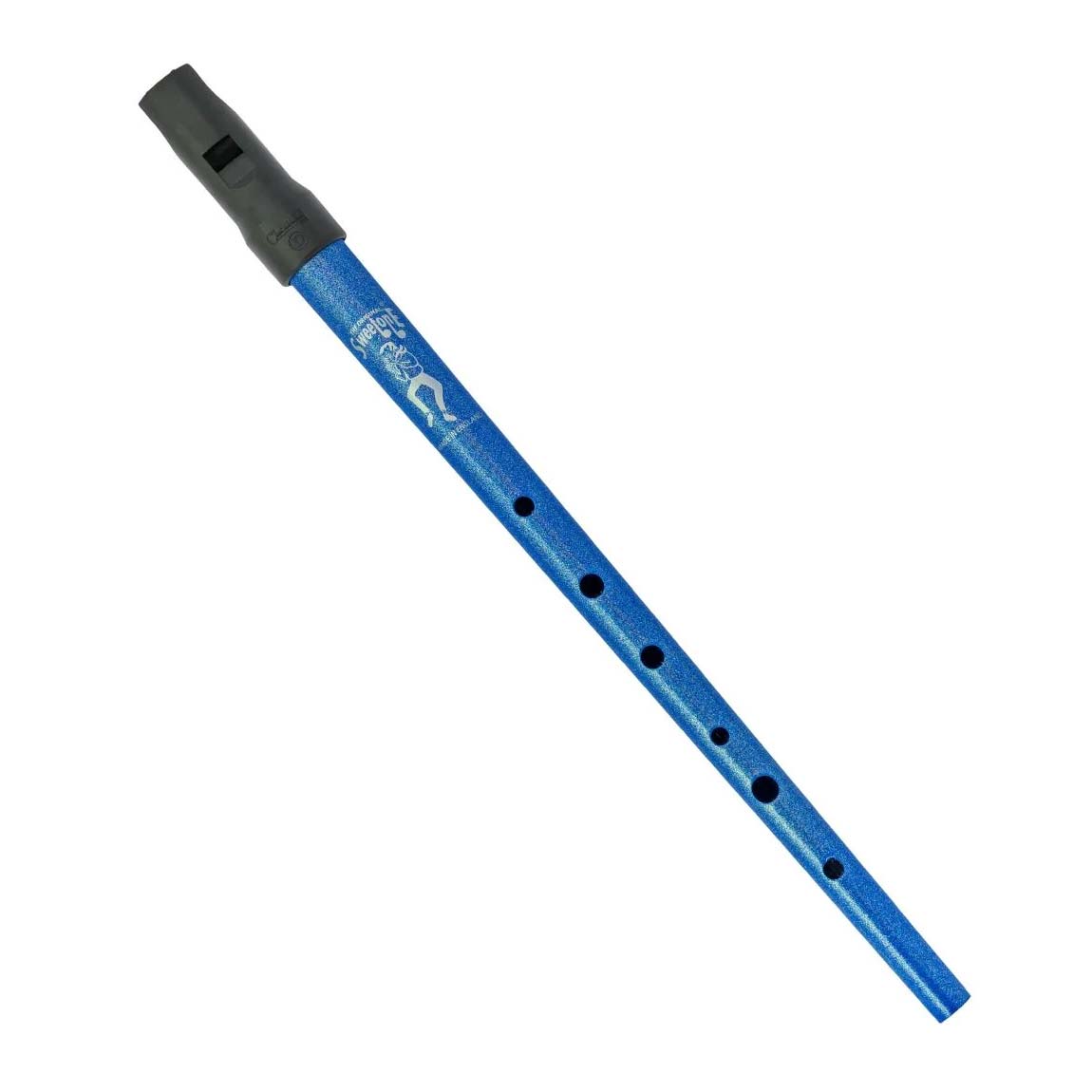Tinwhistle Sweetone in Protective Pouch Blue 'D' [SBDP]【特徴】1996 年にプラスチックのマウスピースとボディにテーパードボアのメタルボディを採用したCLARKEのSWEETONE。プラスチックのマウスピースは息を吹き込む技術を必要とせず、クリアな音色を実現し、幅広い年代の方に愛されるティンホイッスルとなっています。楽器の保護と持ち運びにも便利なポーチ付き・運指表とソングシートが付属しているのですぐに演奏を楽しむことが可能です。【詳細情報】調子：D調カラー：ブルー全長：282mm管体：225mm頭部管：55mm※商品のデザインや仕様は予告なく変更となる場合がございますのでご了承ください。JANコード：5060122440059
