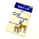 乾拭きに特化した純鹿セーム皮クロス【特徴】純鹿革を使用してるため、強く、柔らかく、しなやかで水気・油脂分・手垢の汚れを除去します。楽器にも安心してご利用頂ける天然皮クロスです。セーム革に含まれる天然コラーゲン成分により、ポリッシュを使用することなく自然な艶を出すことが出来ます。楽器に優しい乾拭き専用のセーム革クロスは、エントリーモデル〜ヴィンテージ楽器まで幅広く使用できる優れものです。【使い方】セーム革クロスには表面と裏面があります。滑りの良い裏面で最初にホコリや軽い汚れをさっと落としていきます。滑りが良くない表面で仕上げ拭きを行います。しっとりとした表面が楽器に自然な艶を与えます。新品のセームクロスは良く伸ばして馴染ませてから使いましょう。汚れてきたらぬるま湯と石鹸（中性洗剤）洗ったあと陰干しし、8割ほど乾いたらもみほぐして自然乾燥させることで独特の柔らかい使用感が長期間持続します。丁寧に扱うことで10年以上ご使用いただけます。【セーム革について】鹿革を油でなめしたものを「セーム革」と言います。主にコラーゲンと呼ばれるたんぱく質の分子が絡み合って皮の繊維を構成し、超極細の繊維によって汚れや水分、油分、手垢の汚れまで完全に拭き取ることができます。純鹿皮のセーム革は耐久性や保管能力にも優れ、油でなめしているため耐水性も高く、簡単な手洗いで何回でも使用することができます。セーム革は、貴金属、精密機械を拭く最高品質の素材です。カメラマンがカメラを、音楽家が楽器を、スタイリストがシザーを。多彩な分野のアーティストやマイスター達が大切な道具を手入れするとき、このセーム革を使います。いわばセーム革は、プロフェッショナルの技術と誇りのひとつの証と言えます。また軽くなめらかな手触りで、高級素材として財布やバッグ、小物や衣服と幅広く活用されます。鈴鹿セーム工業は、日本で数少ない純鹿セーム革のメーカーです。製造メーカーならではの強みを活かし、形やサイズなどあらゆるご要望にお応えできます。【鈴鹿セーム工業株式会社について】古代、文化の先進地であった奈良。その豊かな文化を支えた産業の一つが毛皮革産業です。宇陀市菟田野で栄えた毛皮革産業は、今も鹿革出荷高全国シェア95％以上、毛皮出荷高全国シェア45％と全国トップクラスの規模を誇っています。鈴鹿セーム工業株式会社は、原皮の輸入からなめし加工、縫製、販売まで一貫したシステムを持つ、全国的にも数少ない加工メーカーです。昭和21年の創業以来、伝統に培われた確かな技術と最新鋭の機器導入によるロープライス、ハイレベルの製品作りで好評を博してきました。【詳細情報】※天然素材を使用していますので、商品により色、形、サイズに若干の違いがありますJANコード：4571596030017