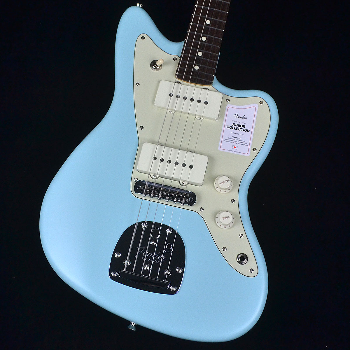 Made in Japan Junior Collection Jazzmaster Rosewood Fingerboard, Satin Daphne Blue S/N:JD22002789【特徴】Made in Japan Junior Collection Jazzmaster は従来のFenderのルックスを纏いながら24インチスケール指板を採用した、これから楽器を始めるエントリープレイヤーや若年層への新しい選択肢の一つとなるギターです。24インチスケール指板がコードを押さえやすさと押弦時の指への負担を軽減し、約94%にスケールダウンしたコンパクトなボディと新しいボディキャビティ設計により軽量化を実現することで、より高い演奏性を提供します。搭載している新設計のJunior Collection Modified Single Coil Jazzmaster ピックアップは、エフェクトとも相性の良い本格的なJazzmaster トーンが得られます。ヴィンテージタイプのチューナーとヴィンテージスタイルのフローティングトレモロブリッジにより、チューニングの安定性を確保しています。【商品のコンディション】新品・未展示品・メーカー保証付属・現品画像掲載【担当者コメント】こちらの個体は検品・調整後、専用倉庫にて保管しFender純正箱でお届けする安心の画像現物個体販売品です。この商品についての詳しいお問い合わせは TEL：0570-020-025 または「お問い合わせフォーム」よりお願いします。【詳細情報】ボディBasswoodボディフィニッシュSatin Polyesterボディ素材BasswoodボディシェイプJazzmaster Fingerboard MaterialRosewoodフィンガーボードラジアス9.5" (241 mm)ネックフィニッシュSatin UrethaneネックMapleネックシェイプModern "C"フレット数22ナットの素材Boneナット幅1.650" (42 mm)ポジションインレイWhite DotナットBoneブリッジピックアップJunior Collection Modified Single Coil Jazzmaster コントロールMaster Volume, Master ToneネックピックアップJunior Collection Modified Single Coil Jazzmaster ピックアップコンフィギュレーションSSSwitching3-Position Toggle: Position 1. Bridge Pickup, Position 2. Bridge And Neck Pickups, Position 3. Neck Pickupブリッジ6-Saddle Vintage-Style Adjustable with “Floating” Tremolo TailpieceコントロールノブVintage White PlasticハードウェアフィニッシュNickel/ChromeNeck Plate4-Boltピックガード3-Ply Mint GreenSwitch TipVintage WhiteチューニングマシーンVintage-Style重量：2.99kg付属品：ソフトケース、保証書、トレモロアーム、レンチ【ご注意】●メーカー保証付き。メーカー保証期間終了後も島村楽器全店で通常よりもお安く修理、調整いたします。●この商品についての詳しいお問い合わせは TEL：0570-020-025 または「お問い合わせフォーム」よりお願いします。●こちらの商品はミ・ナーラ奈良店でのみ現物をご確認いただけます。未展示品のためご希望の方はミ・ナーラ奈良店スタッフまでお申し付けください。●売却時の商品情報の削除は迅速を心掛けておりますが、万一ご注文後に売り切れとなっておりました場合は誠に申し訳ございませんがご容赦ください。●商品によって、調整等でお届けにお時間をいただく場合がございます。予めご了承ください。■管理コード:0138000462730【jm_kw】