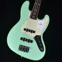 Made in Japan Junior Collection Jazz Bass Rosewood Fingerboard Satin Surf Green S/M:JD22004929【特徴】Made in Japan Junior Collection Jazz Bass は従来のFenderのルックスを纏いながら30インチスケール指板を採用した、これから楽器を始めるエントリープレイヤーや若年層への新しい選択肢の一つとなるベースです。30インチスケール指板がコードを押さえやすさと押弦時の指への負担を軽減し、約94%にスケールダウンしたコンパクトなボディと新しいボディキャビティ設計により軽量化を実現することで、より高い演奏性を提供します。搭載している新設計のJunior Collection Modified Single Coil Jazz Bass ピックアップは、Jazz Bass ならではの伸びやかでうねるようなトーンが得られます。ヴィンテージタイプのチューナーとヴィンテージスタイルの4サドルブリッジにより、チューニングの安定性を確保しています。【商品のコンディション】新品・未展示品・メーカー保証付属・現品画像掲載【担当者コメント】こちらの個体は検品・調整後、専用倉庫にて保管しFender純正箱でお届けする安心の画像現物個体販売品です。この商品についての詳しいお問い合わせは TEL：0570-020-025 または「お問い合わせフォーム」よりお願いします。【詳細情報】ボディBasswoodボディフィニッシュSatin Polyesterボディ素材BasswoodボディシェイプJazz Bass Fingerboard MaterialRosewoodフィンガーボードラジアス9.5" (241 mm)ネックフィニッシュSatin UrethaneネックMapleネックシェイプModern "C"フレット数19ナットの素材Boneナット幅1.5" (38.1 mm)ポジションインレイWhite DotナットBoneブリッジピックアップJunior Collection Modified Single Coil Jazz Bass コントロールVolume 1. (Middle Pickup), Volume 2. (Bridge Pickup), Master ToneミドルピックアップJunior Collection Modified Single Coil Jazz Bass ピックアップコンフィギュレーションSSSwitchingNoneブリッジ4-Saddle Vintage-StyleコントロールノブBlack PlasticハードウェアフィニッシュNickel/ChromeNeck Plate4-Boltピックガード3-Ply Mint GreenチューニングマシーンVintage-Style重量：3.27kg付属品：ソフトケース、保証書、レンチ【ご注意】●メーカー保証付き。メーカー保証期間終了後も島村楽器全店で通常よりもお安く修理、調整いたします。●この商品についての詳しいお問い合わせは TEL：0570-020-025 または「お問い合わせフォーム」よりお願いします。●こちらの商品はミ・ナーラ奈良店でのみ現物をご確認いただけます。未展示品のためご希望の方はミ・ナーラ奈良店スタッフまでお申し付けください。●売却時の商品情報の削除は迅速を心掛けておりますが、万一ご注文後に売り切れとなっておりました場合は誠に申し訳ございませんがご容赦ください。●商品によって、調整等でお届けにお時間をいただく場合がございます。予めご了承ください。■管理コード:0138000462785