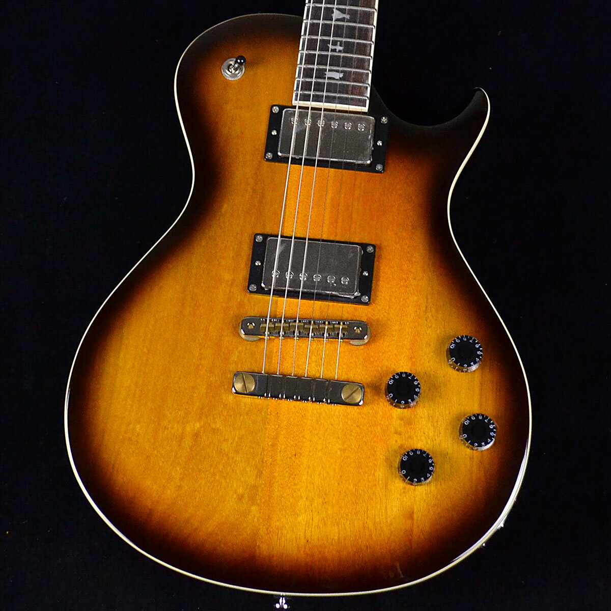 SE McCarty 594 Singlecut Standard McCarty Tobacco Sunburst S/N:CTIE82306【特徴】SE McCarty 594 Singlecut Standardは、2ヴォリューム＆2プッシュ/プルトーンコントロール、3ウェイピックアップセレクター、2ピースブリッジ、ヴィンテージスタイル・チューナーといったクラシックな仕様に加え、快適なプレイヤビリティを実現し、オールマホガニー仕様にすることにより、その優美なルックスと芳醇なミッドレンジを持ち合わせています。本モデルに搭載されている58/15 LT "S"ピックアップは、透明感と温かみがあるヴィンテージ特有のサウンドを目指して緻密に設計され、太く滑らかなハムバッキングサウンドから、煌びやかで艶のあるシングルコイルサウンドまでカバーします。また、バインディングが施され、少し肉厚な24.594インチスケールのPattern Vintageネックから得られる、極上のサスティーンもこのモデルを特徴づける大切な要素のひとつです。＊保証を受ける条件として、PRS製品の新品購入日から起算して30日以内に【PRS製品登録】、またはメールでの「PRS製品登録」を完了いただく必要がございます。【商品のコンディション】新品・未展示品・現品画像掲載こちらの個体は専任担当者による出荷前の弦交換、オイルトリートメントによる指板保湿、ネック調整後最適な弦高でお届けする安心の画像現物個体販売品です。【担当者コメント】SEマッカーティーのシングルカッタウェイ、マホガニートップのスタンダード、カラーはタバコサンバースト。各PUのコイルタップがコントロール可能なので多彩なサウンドバリエーションが楽しめます。この商品についての詳しいお問い合わせは TEL：0570-020-025 または「お問い合わせフォーム」よりお願いします。【詳細情報】Body Construction : SolidbodyBody Wood : MahoganyTop Carve : Shallow ViolinNumber of Frets : 22Scale Length : 24.594”Neck Wood : MahoganyNeck Construction : Multi-PlyTruss Rod : PRS Double-ActingNeck Shape : Pattern VintageFretboard Wood : RosewoodFretboard Radius : 10”Fretboard Inlay : BirdsHeadstock Logo : Signature “SE”Neck/Body Assembly Type : SetBridge : PRS Two-Piece BridgeTuners : Vintage StyleHardware Type : NickelNut : PRSTruss Rod Cover : “McCarty 594”Treble Pickups : 58/15 LT “S”Bass Pickups : 58/15 LT “S”Controls : Volume and Tone Control for Each Pickup with 3-Way Toggle Switch on Upper Bout重量：3.45kg付属品：ギグケース、レンチ、保証書【ご注意】●メーカー保証付き。メーカー保証期間終了後も島村楽器全店で通常よりもお安く修理、調整いたします。●この商品についての詳しいお問い合わせは TEL：0570-020-025 または「お問い合わせフォーム」よりお願いします。●こちらの商品はミ・ナーラ奈良店でのみ現物をご確認いただけます。未展示品のためご希望の方はミ・ナーラ奈良店スタッフまでお申し付けください。●売却時の商品情報の削除は迅速を心掛けておりますが、万一ご注文後に売り切れとなっておりました場合は誠に申し訳ございませんがご容赦ください。●商品によって、調整等でお届けにお時間をいただく場合がございます。予めご了承ください。■管理コード:0138000541688