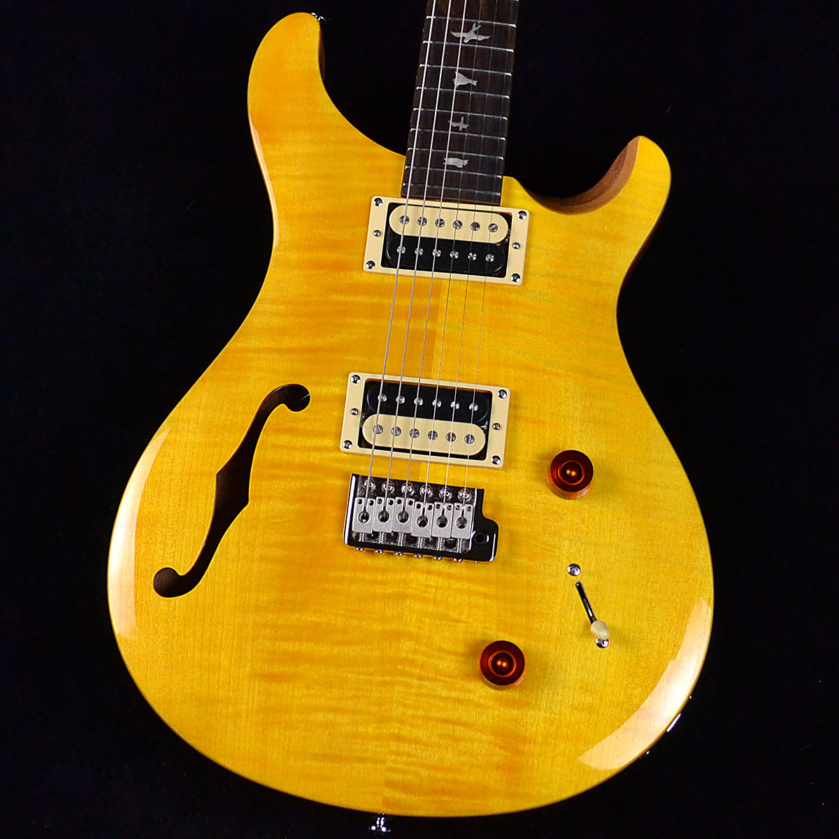 SE Custom22 Semi-Hollow Santana Yellow S/N:CTIE48141【特徴】ヘッドのロゴがリニューアルされサウンド、ルックス共にさらに本家に近づいたSEシリーズのセミホロウボディにトレモロアームを搭載したモデル。22フレット仕様の為フロントPUの位置がネック寄りになりホロウボディのエアー感とフロントの甘いサウンドの存在感は抜群です。もちろんコイルタップも可能なため幅広いサウンドメイクが可能となっています。＊保証を受ける条件として、PRS製品の新品購入日から起算して30日以内に【PRS製品登録】、またはメールでの「PRS製品登録」を完了いただく必要がございます。【商品のコンディション】新品・未展示品・現品画像掲載こちらの個体は専任担当者による出荷前の弦交換、オイルトリートメントによる指板保湿、ネック調整後最適な弦高でお届けする安心の画像現物個体販売品です。【詳細情報】Top Wood：BaveledMaple with FlameMaple VeneerBack Wood：MahoganyNumber of Frets：22Scale Length ：25"Neck Wood：MapleNeck Shap：Wide ThinFretboard Wood：RosewoodFretboard Inlay：BirdsBridge：PRS Patented Tremolo, MoldedTuners：PRS Designed TunersHardware Type：NickelTreble Pickup：85/15 "S"Bass Pickup：85/15 "S"Controls：Volume and Push-Pull Tone Control with 3-Way Blade Switch重量：3.24kg付属品：ギグケース、レンチ、トレモロアーム,保証書【ご注意】●メーカー保証付き。メーカー保証期間終了後も島村楽器全店で通常よりもお安く修理、調整いたします。●この商品についての詳しいお問い合わせは TEL：0570-020-025 または「お問い合わせフォーム」よりお願いします。●こちらの商品はミ・ナーラ奈良店でのみ現物をご確認いただけます。未展示品のためご希望の方はミ・ナーラ奈良店スタッフまでお申し付けください。●売却時の商品情報の削除は迅速を心掛けておりますが、万一ご注文後に売り切れとなっておりました場合は誠に申し訳ございませんがご容赦ください。●商品によって、調整等でお届けにお時間をいただく場合がございます。予めご了承ください。■管理コード:0138000560894