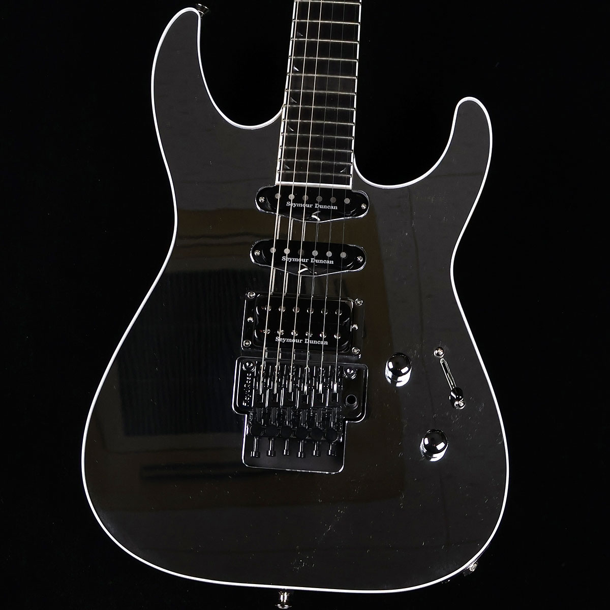 Pro Series Solois SL3R Ebony Fingerboard Mirror S/N:CYJ2002116【特徴】演奏の快適さ、技術的に要求の厳しいパフォーマンスと多用途なサウンド実現のために設計された、全く新しい最先端の“戦斧”、ジャクソンPro Series Soloist SL3R。このギターでしか得られない、これまで以上の高みに到達した演奏性をお楽しみください。響きの良いバスウッドボディは、外周部分の人間工学に基づいたカーブが特徴で、スカーフジョイントを備えたスルーボディ構造のメイプルネックと対になって、演奏時の快適さを確保しています。ボディに細かい擦り傷・金属パーツにくすみ、鏡面に曇りがございます。【商品のコンディション】アウトレット・メーカー保証付属・現品画像掲載ボディに細かい擦り傷・金属パーツにくすみがございます。鏡面に曇りがございます。プレイアビリティに関してはFender Musicの検品基準を満たした個体となります。アウトレット品の為、細かいスリキズや小さなキズがある場合がございます。【詳細情報】ボディBasswoodボディバインディングWhiteボディフィニッシュGlossボディ素材BasswoodボディシェイプSoloist ボディトップMirrorFingerboard MaterialEbonyフィンガーボードラジアス12"-16" Compound Radius (304.8 mm to 406.4 mm)ヘッドストックReverse Jackson Pointed 6-In-LineヘッドストックバインディングネックNeck-Through-Body with Graphite Reinforcement and Scarf JointネックフィニッシュOiledネックMapleフレット数24ナットの素材Floyd Rose 1000 Series Lockingナット幅1.6875" (42.86 mm)ポジションインレイAlumiloid Piranha ToothナットFloyd Rose 1000 Series LockingトラスロッドDual-Action Head AdjustトラスロッドナットブリッジピックアップSeymour Duncan Distortion TB-6コントロールVolume, ToneミドルピックアップCustom Seymour Duncan Flat Strat SSL-6 Single-CoilネックピックアップCustom Seymour Duncan Flat Strat SSL-6 RWRP Single-CoilピックアップコンフィギュレーションHSSSwitching5-Position Blade: Position 1. Bridge Pickup, Position 2. Inner Coil of Bridge and Middle Pickup, Position 3. Neck and Bridge Outer Coil, Position 4. Neck and Middle Pickup, Position 5. Neck PickupブリッジFloyd Rose 1000 Series Double-Locking Tremolo (Recessed)コントロールノブDome-StyleハードウェアフィニッシュChromeNeck PlateNoneピックガードNonePickup CoversBlackStrap ButtonsDunlop Dual-LockingストリングNickel Plated Steel (.009-.042 Gauges)Switch TipBlackTremolo ArmFloyd Rose 1000 Series LockingチューニングマシーンJackson Sealed Die-Cast重量3.59kg付属品：ソフトケース、保証書、トレモロアーム、レンチ保証内容はプレイアビリティに関する場合のみのアウトレット保証となります。【ご注意】●メーカー保証付き（一部除外商品あり）。メーカー保証期間終了後も島村楽器全店で通常よりもお安く修理、調整いたします。●この商品についての詳しいお問い合わせは TEL：0570-020-025 または「お問い合わせフォーム」よりお願いします。●こちらの商品はオンラインストア限定で販売しております。●売却時の商品情報の削除は迅速を心掛けておりますが、万一ご注文後に売り切れとなっておりました場合は誠に申し訳ございませんがご容赦ください。●商品によって、調整等でお届けにお時間をいただく場合がございます。予めご了承ください。■管理コード:0138000574600【fender_B】