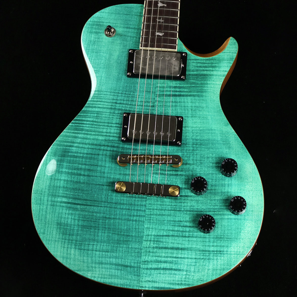 SE McCarty 594 Singlecut Turquoise S/N:CTIF067182【特徴】SE McCarty 594 Singlecutは、2ヴォリューム＆2プッシュ/プルトーンコントロール、3ウェイピックアップセレクター、2ピースブリッジ、ヴィンテージスタイル・チューナーといったクラシックな仕様に加え、快適なプレイヤビリティを実現しています。本モデルに搭載されている58/15 LT "S"ピックアップは、透明感と温かみがあるヴィンテージ特有のサウンドを目指して緻密に設計され、太く滑らかなハムバッキングサウンドから、煌びやかで艶のあるシングルコイルサウンドまでカバーします。また、バインディングが施され、少し肉厚な24.594インチスケールのPattern Vintageネックから得られる、極上のサスティーンもこのモデルを特徴づける大切な要素のひとつです。＊保証を受ける条件として、PRS製品の新品購入日から起算して30日以内に【PRS製品登録】、またはメールでの「PRS製品登録」を完了いただく必要がございます。【商品のコンディション】新品・未展示品・現品画像掲載こちらの個体は専任担当者による出荷前の弦交換、オイルトリートメントによる指板保湿、ネック調整後最適な弦高でお届けする安心の画像現物個体販売品です。【担当者コメント】SEマッカーティーのシングルカッタウェイ、2023年秋の新カラーはターコイズ。各PUのコイルタップがコントロール可能なので多彩なサウンドバリエーションが楽しめます。この商品についての詳しいお問い合わせは TEL：0570-020-025 または「お問い合わせフォーム」よりお願いします。【詳細情報】Body Construction : SolidbodyVeneer : Flame MapleTop Wood : MapleBack Wood : MahoganyTop Carve : Shallow ViolinNumber of Frets : 22Scale Length : 24.594”Neck Wood : MahoganyNeck Construction : Multi-PlyTruss Rod : PRS Double-ActingNeck Shape : Pattern VintageFretboard Wood : RosewoodFretboard Radius : 10”Fretboard Inlay : BirdsHeadstock Logo : Signature “SE”Neck/Body Assembly Type : SetBridge : PRS Two-Piece BridgeTuners : Vintage StyleHardware Type : NickelNut : PRSTruss Rod Cover : “McCarty 594”Treble Pickups : 58/15 LT “S”Bass Pickups : 58/15 LT “S”Controls : Volume and Tone Controls for Each Pickup with 3-Way Toggle Switch on Upper Bout重量：3.75kg付属品：ギグケース、レンチ、保証書【ご注意】●メーカー保証付き。メーカー保証期間終了後も島村楽器全店で通常よりもお安く修理、調整いたします。●この商品についての詳しいお問い合わせは TEL：0570-020-025 または「お問い合わせフォーム」よりお願いします。●こちらの商品はミ・ナーラ奈良店でのみ現物をご確認いただけます。未展示品のためご希望の方はミ・ナーラ奈良店スタッフまでお申し付けください。●売却時の商品情報の削除は迅速を心掛けておりますが、万一ご注文後に売り切れとなっておりました場合は誠に申し訳ございませんがご容赦ください。●商品によって、調整等でお届けにお時間をいただく場合がございます。予めご了承ください。■管理コード:0138000628174