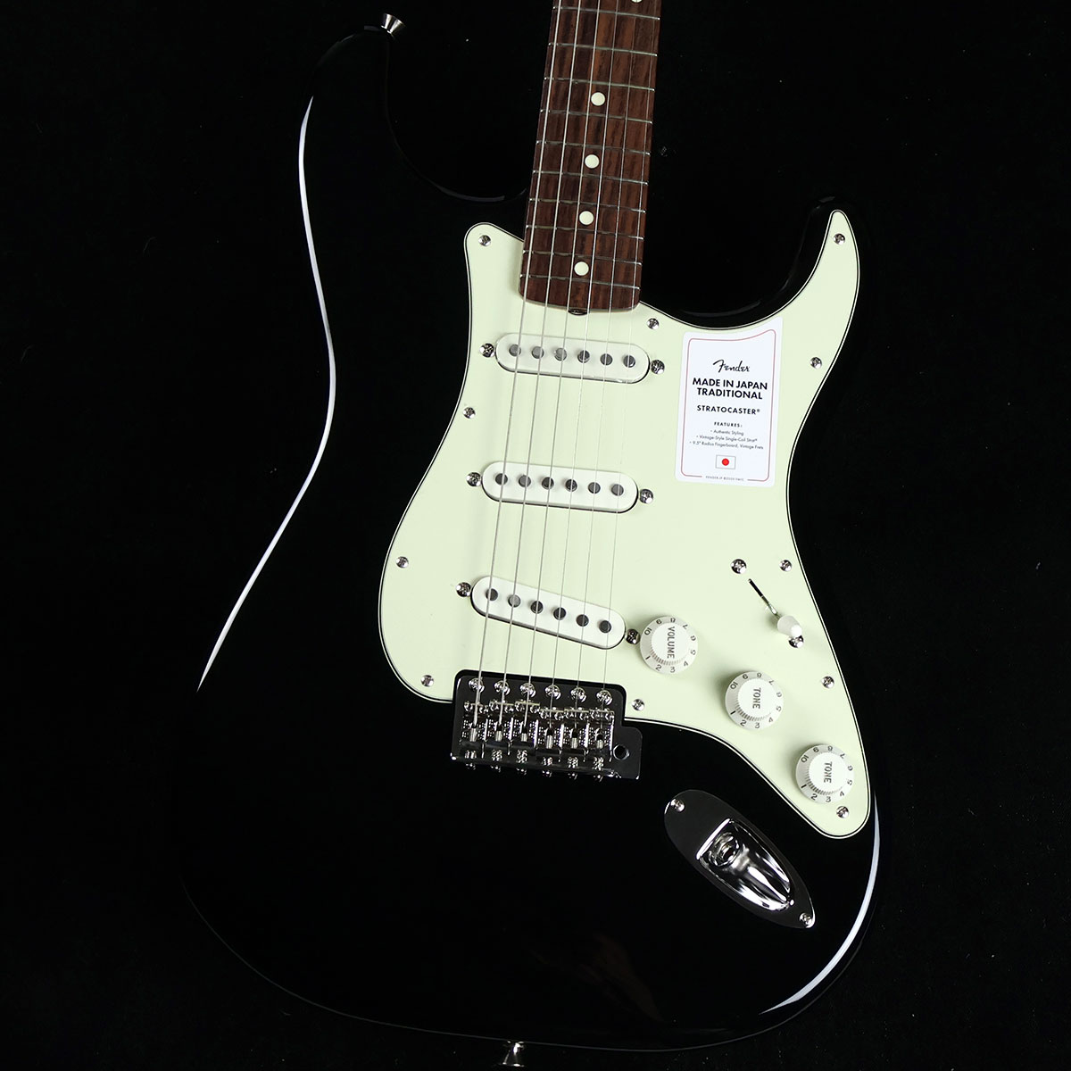 Made in Japan Traditional 60s Stratocaster Rosewood Fingerboard, Black S/N:JD23021459【特徴】Made in Japan Traditional 60s Stratocaster はグロスフィニッシュのバスウッドボディを採用。21本のヴィンテージスタイルフレットを装備した9.5インチラジアスの”U” シェイプメイプルネックがTraditionalシリーズならではのクラシカルな演奏製を提供します。6サドル式ヴィンテージスタイルSynchronized Tremoloブリッジ、そしてTraditionalシリーズのために選定されたオリジナルピックアップはリアルで音楽的なヴィンテージトーンを奏でます。細めに設計されたナット幅は日本のプレイヤーにも弾きやすい仕様となっています。堅実なギタークラフトマンシップと、プレイヤーのニーズに柔軟に対応する答えが、本シリーズに反映されています。【商品のコンディション】新品・未展示品・メーカー保証付属・現品画像掲載【担当者コメント】こちらの個体は検品・調整後、専用倉庫にて保管しFender純正箱でお届けする安心の画像現物個体販売品です。この商品についての詳しいお問い合わせは TEL：0570-020-025 または「お問い合わせフォーム」よりお願いします。【詳細情報】ボディBasswoodボディフィニッシュGloss PolyesterボディシェイプStratocaster ネックMapleネックフィニッシュGloss Urethaneネックシェイプ"U" Shapeスケール25.5" (648 mm)フィンガーボードRosewoodフィンガーボードラジアス9.5" (241 mm)フレット数21Frets SizeVintageナットBoneナット幅1.615" (41.02 mm)ポジションインレイWhite DotブリッジピックアップVintage-Style Single-Coil Strat ミドルピックアップVintage-Style Single-Coil Strat ネックピックアップVintage-Style Single-Coil Strat コントロールMaster Volume, Tone 1. (Neck Pickup), Tone 2. (Middle Pickup)ピックアップスイッチ5-Position Blade: Position 1. Bridge Pickup, Position 2. Bridge and Middle Pickup, Position 3. Middle Pickup, Position 4. Middle and Neck Pickup, Position 5. Neck PickupピックアップコンフィギュレーションSSSブリッジ6-Saddle Vintage-Style Synchronized TremoloハードウェアフィニッシュNickel/ChromeチューニングマシーンChrome Die-Castピックガード3-Ply Mint GreenコントロールノブEggshell重量：3.55kg付属品：ソフトケース、保証書、トレモロアーム、レンチ【ご注意】●メーカー保証付き。メーカー保証期間終了後も島村楽器全店で通常よりもお安く修理、調整いたします。●この商品についての詳しいお問い合わせは TEL：0570-020-025 または「お問い合わせフォーム」よりお願いします。●こちらの商品はミ・ナーラ奈良店でのみ現物をご確認いただけます。未展示品のためご希望の方はミ・ナーラ奈良店スタッフまでお申し付けください。●売却時の商品情報の削除は迅速を心掛けておりますが、万一ご注文後に売り切れとなっておりました場合は誠に申し訳ございませんがご容赦ください。●商品によって、調整等でお届けにお時間をいただく場合がございます。予めご了承ください。■管理コード:0138000630047